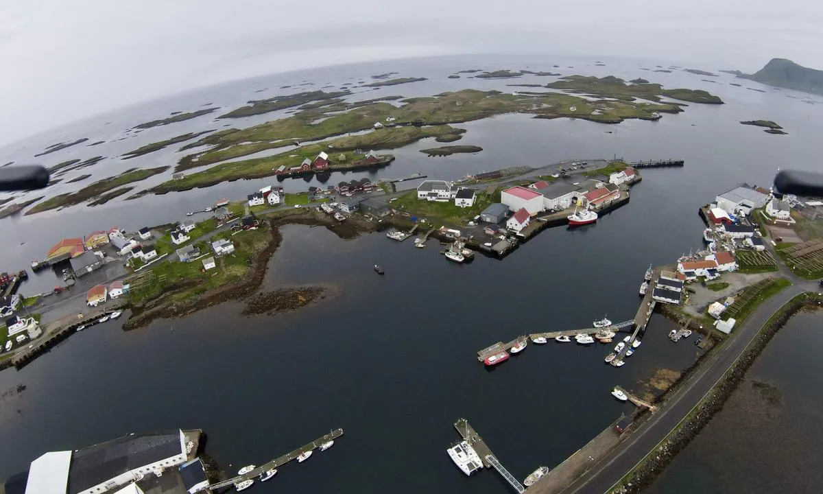 Utrøst gjestehavn: {"base": "en", "no": "Ser p\u00e5 inngangen til havnen.", "se": "Titta p\u00e5 hamninloppet.", "en": "Looking at the entrance of the harbour.", "da": "Ser mod indsejlingen til havnen.", "fr": "Regardant l'entr\u00e9e du port.", "de": "Den Eingang des Hafens betrachtend.", "es": "Mirando hacia la entrada del puerto.", "it": "Guardando l'ingresso del porto.", "pt": "Olhando para a entrada do porto.", "nl": "Kijkend naar de ingang van de haven.", "pl": "Patrz\u0105c na wej\u015bcie do portu.", "uk": "\u0414\u0438\u0432\u043b\u044f\u0447\u0438\u0441\u044c \u043d\u0430 \u0432\u0445\u0456\u0434 \u0443 \u0433\u0430\u0432\u0430\u043d\u044c.", "ro": "Privind spre intrarea \u00een port.", "tr": "Liman\u0131n giri\u015fine bakarken.", "el": "\u039a\u03bf\u03b9\u03c4\u03ac\u03b6\u03bf\u03bd\u03c4\u03b1\u03c2 \u03c4\u03b7\u03bd \u03b5\u03af\u03c3\u03bf\u03b4\u03bf \u03c4\u03bf\u03c5 \u03bb\u03b9\u03bc\u03b1\u03bd\u03b9\u03bf\u03cd.", "cs": "D\u00edv\u00e1me se na vjezd do p\u0159\u00edstavu.", "hu": "A kik\u00f6t\u0151 bej\u00e1rat\u00e1ra n\u00e9zve.", "fi": "N\u00e4kym\u00e4 sataman sis\u00e4\u00e4nk\u00e4yntiin.", "bg": "\u0413\u043b\u0435\u0434\u0430\u0439\u043a\u0438 \u043a\u044a\u043c \u0432\u0445\u043e\u0434\u0430 \u043d\u0430 \u043f\u0440\u0438\u0441\u0442\u0430\u043d\u0438\u0449\u0435\u0442\u043e.", "sr": "Gledaju\u0107i ka ulazu u luku.", "et": "Sadama sissep\u00e4\u00e4su vaadates.", "lv": "Skatoties uz ostas ieeju.", "lt": "\u017dvelgiant \u012f uosto \u012fplauk\u0105."}