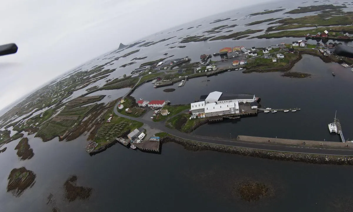 Utrøst gjestehavn: {"base": "en", "no": "god plass ved den kommunale kaien, ikke flytende.", "se": "gott om plats vid kommunala kajen, inte flytande.", "en": "plenty of room at the communal quay, not floating.", "da": "rigelig plads ved f\u00e6lles kajen, ikke flydende.", "fr": "beaucoup d'espace au quai communal, non flottant.", "de": "viel Platz am Gemeindesteg, nicht schwimmend.", "es": "mucho espacio en el muelle comunitario, no flotante.", "it": "abbastanza spazio al molo comunale, non galleggiante.", "pt": "bastante espa\u00e7o no cais comunit\u00e1rio, n\u00e3o flutuante.", "nl": "voldoende ruimte aan de gemeenschappelijke kade, niet drijvend.", "pl": "du\u017co miejsca przy wsp\u00f3lnym nabrze\u017cu, nienotowanym.", "uk": "\u0431\u0430\u0433\u0430\u0442\u043e \u043c\u0456\u0441\u0446\u044f \u043d\u0430 \u0441\u043f\u0456\u043b\u044c\u043d\u0456\u0439 \u043d\u0430\u0431\u0435\u0440\u0435\u0436\u043d\u0456\u0439, \u043d\u0435\u0440\u0443\u0445\u043e\u043c\u0430.", "ro": "mult spa\u021biu la cheiul comunal, nu plutitor.", "tr": "ortak iskelede bolca yer var, y\u00fczen de\u011fil.", "el": "\u03ac\u03c6\u03b8\u03bf\u03bd\u03bf\u03c2 \u03c7\u03ce\u03c1\u03bf\u03c2 \u03c3\u03c4\u03b7\u03bd \u03ba\u03bf\u03b9\u03bd\u03cc\u03c7\u03c1\u03b7\u03c3\u03c4\u03b7 \u03b1\u03c0\u03bf\u03b2\u03ac\u03b8\u03c1\u03b1, \u03cc\u03c7\u03b9 \u03c0\u03bb\u03c9\u03c4\u03ae.", "cs": "dostatek m\u00edsta na obecn\u00edm molu, nen\u00ed plovouc\u00ed.", "hu": "b\u0151s\u00e9ges hely a k\u00f6z\u00f6ss\u00e9gi m\u00f3l\u00f3n\u00e1l, nem \u00fasz\u00f3.", "fi": "paljon tilaa yhteisell\u00e4 laiturilla, ei kelluva.", "bg": "\u0434\u043e\u0441\u0442\u0430\u0442\u044a\u0447\u043d\u043e \u043c\u044f\u0441\u0442\u043e \u043d\u0430 \u043e\u0431\u0449\u0438\u044f \u043a\u0435\u0439, \u043d\u0435 \u043f\u043b\u0430\u0432\u0430\u0449.", "sr": "dovoljno mesta na zajedni\u010dkom molu, nije plutaju\u0107i.", "et": "palju ruumi \u00fchiskais, mitte ujuvkai.", "lv": "pla\u0161s vietas pie kop\u0113j\u0101 piest\u0101tnes, kas nav peldo\u0161a.", "lt": "pakankamai vietos bendruomen\u0117s prieplaukoje, ne pl\u016bduriuojan\u010dioje."}