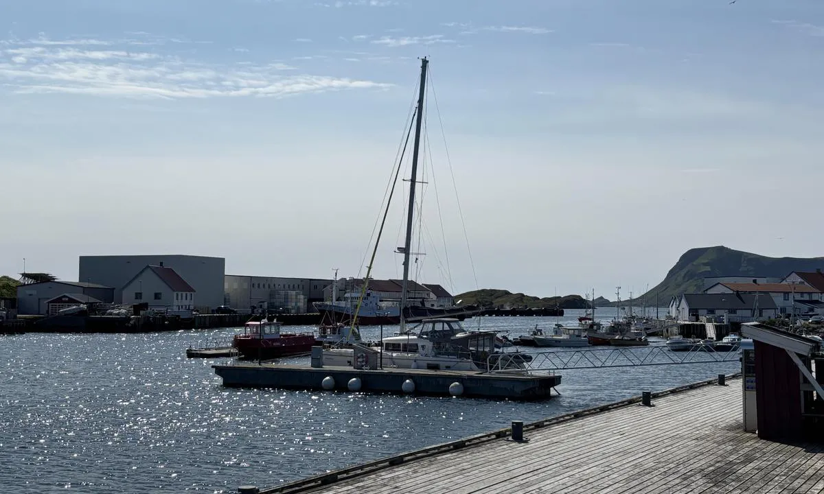 Utrøst gjestehavn: {"base": "en", "no": "V\u00e5r katamaran ved bryggen til SAR-b\u00e5ten. Ingen problem. SAR er bare p\u00e5 den ene siden. Den store trebryggen er en felles brygge for fiskefart\u00f8y om vinteren. N\u00e5 er den helt tom.<br>Gjestebryggen ytterst i havnen er ikke attraktiv; vannet er grunt.", "se": "V\u00e5r katamaran vid pontonen f\u00f6r SAR-b\u00e5ten. Inga problem. SAR \u00e4r endast p\u00e5 ena sidan. Den stora tr\u00e4kajen \u00e4r en gemensam kaj f\u00f6r fiskefartyg under vintertid. Nu \u00e4r den helt tom. G\u00e4stpontonen l\u00e4ngst bort i hamnen \u00e4r inte attraktiv; vattnet \u00e4r grunt.", "en": "Our catamaran at the pontoon of the SAR boat. No problem. The SAR is only at one side. The large wooden quay is a communal quay for fishing vessels in winter time. Now it is completely empty. \r\nThe guest pontoon at the far end of the harbour is not attractive; water is hallow.", "da": "Vores katamaran ved pontonen til SAR-b\u00e5den. Intet problem. SAR er kun p\u00e5 den ene side. Den store tr\u00e6mole er en f\u00e6lles mole for fiskefart\u00f8jer om vinteren. Nu er den helt tom. G\u00e6stepontonen i den fjerneste ende af havnen er ikke attraktiv; vandet er lavt.", "fr": "Notre catamaran au ponton du bateau de la SNSM. Aucun probl\u00e8me. La SNSM est seulement d'un c\u00f4t\u00e9. Le grand quai en bois est un quai communal pour les bateaux de p\u00eache en hiver. Maintenant, il est compl\u00e8tement vide. Le ponton pour visiteurs \u00e0 l'extr\u00e9mit\u00e9 du port n'est pas attrayant; l'eau est peu profonde.", "de": "Unser Katamaran am Ponton des SAR-Bootes. Kein Problem. Der SAR liegt nur an einer Seite. Der gro\u00dfe Holzsteg ist ein Gemeindesteg f\u00fcr Fischereifahrzeuge im Winter. Jetzt ist er komplett leer. Der G\u00e4steponton am \u00e4u\u00dfersten Ende des Hafens ist nicht attraktiv; das Wasser ist flach.", "es": "Nuestro catamar\u00e1n en el pont\u00f3n del barco de SAR. Sin problema. El SAR est\u00e1 solo a un lado. El gran muelle de madera es un muelle comunal para embarcaciones de pesca en invierno. Ahora est\u00e1 completamente vac\u00edo. El pont\u00f3n para invitados en el extremo del puerto no es atractivo; el agua es baja.", "it": "Il nostro catamarano al pontile della barca SAR. Nessun problema. Il SAR \u00e8 solo da un lato. Il grande molo di legno \u00e8 un molo comunale per le imbarcazioni da pesca in inverno. Ora \u00e8 completamente vuoto.<br>Il pontile per gli ospiti all'estremit\u00e0 del porto non \u00e8 attraente; l'acqua \u00e8 poco profonda.", "pt": "Nosso catamar\u00e3 est\u00e1 no pont\u00e3o do barco SAR. Sem problema. O SAR est\u00e1 apenas de um lado. O grande cais de madeira \u00e9 um cais comunit\u00e1rio para embarca\u00e7\u00f5es de pesca durante o inverno. Agora est\u00e1 completamente vazio.<br>O pont\u00e3o para visitantes no final do porto n\u00e3o \u00e9 atraente; a \u00e1gua \u00e9 rasa.", "nl": "Onze catamaran bij de steiger van de SAR-boot. Geen probleem. De SAR is slechts aan \u00e9\u00e9n kant. De grote houten kade is een gemeenschappelijke kade voor vissersvaartuigen in de winter. Nu is hij helemaal leeg.<br>De gastensteiger aan het einde van de haven is niet aantrekkelijk; het water is ondiep.", "pl": "Nasz katamaran przy pomo\u015bcie \u0142odzi SAR. Nie ma problemu. SAR jest tylko z jednej strony. Du\u017ce drewniane nabrze\u017ce jest wsp\u00f3lnym nabrze\u017cem dla statk\u00f3w rybackich w zimie. Teraz jest ca\u0142kowicie puste. Pomost go\u015bcinny na ko\u0144cu portu nie jest atrakcyjny; woda jest p\u0142ytka.", "uk": "\u041d\u0430\u0448 \u043a\u0430\u0442\u0430\u043c\u0430\u0440\u0430\u043d \u0431\u0456\u043b\u044f \u043f\u043e\u043d\u0442\u043e\u043d\u0430 \u0440\u044f\u0442\u0443\u0432\u0430\u043b\u044c\u043d\u043e\u0433\u043e \u0441\u0443\u0434\u043d\u0430. \u041d\u0456\u044f\u043a\u0438\u0445 \u043f\u0440\u043e\u0431\u043b\u0435\u043c. \u0420\u044f\u0442\u0443\u0432\u0430\u043b\u044c\u043d\u0435 \u0441\u0443\u0434\u043d\u043e \u0437\u043d\u0430\u0445\u043e\u0434\u0438\u0442\u044c\u0441\u044f \u043b\u0438\u0448\u0435 \u043d\u0430 \u043e\u0434\u043d\u043e\u043c\u0443 \u0431\u043e\u0446\u0456. \u0412\u0435\u043b\u0438\u043a\u0438\u0439 \u0434\u0435\u0440\u0435\u0432'\u044f\u043d\u0438\u0439 \u043f\u0440\u0438\u0447\u0430\u043b \u0454 \u0441\u043f\u0456\u043b\u044c\u043d\u0438\u043c \u043f\u0440\u0438\u0447\u0430\u043b\u043e\u043c \u0434\u043b\u044f \u0440\u0438\u0431\u043e\u043b\u043e\u0432\u043d\u0438\u0445 \u0441\u0443\u0434\u0435\u043d \u0443 \u0437\u0438\u043c\u043e\u0432\u0438\u0439 \u043f\u0435\u0440\u0456\u043e\u0434. \u0417\u0430\u0440\u0430\u0437 \u0432\u0456\u043d \u043f\u043e\u0432\u043d\u0456\u0441\u0442\u044e \u043f\u043e\u0440\u043e\u0436\u043d\u0456\u0439. \u0413\u043e\u0441\u0442\u044c\u043e\u0432\u0438\u0439 \u043f\u043e\u043d\u0442\u043e\u043d \u043d\u0430 \u0434\u0430\u043b\u044c\u043d\u044c\u043e\u043c\u0443 \u043a\u0456\u043d\u0446\u0456 \u0433\u0430\u0432\u0430\u043d\u0456 \u043d\u0435 \u0454 \u043f\u0440\u0438\u0432\u0430\u0431\u043b\u0438\u0432\u0438\u043c; \u0432\u043e\u0434\u0430 \u043c\u0456\u043b\u043a\u0430.", "ro": "Catamaranul nostru la pontonul navei SAR. Nici o problem\u0103. SAR-ul este doar pe o parte. Cheiul mare de lemn este un chei comunal pentru navele de pescuit \u00een timpul iernii. Acum este complet gol. Pontonul pentru oaspe\u021bi de la cap\u0103tul \u00eendep\u0103rtat al portului nu este atractiv; apa este pu\u021bin ad\u00e2nc\u0103.", "tr": "SAR botunun pontonundaki katamaran\u0131m\u0131z. Sorun yok. SAR sadece bir tarafta. B\u00fcy\u00fck ah\u015fap iskele k\u0131\u015f aylar\u0131nda bal\u0131k\u00e7\u0131 tekneleri i\u00e7in ortak bir iskeledir. \u015eimdi tamamen bo\u015f. Liman\u0131n en u\u00e7 noktas\u0131ndaki misafir pontonu \u00e7ekici de\u011fil; su s\u0131\u011f.", "el": "\u03a4\u03bf \u03ba\u03b1\u03c4\u03b1\u03bc\u03b1\u03c1\u03ac\u03bd \u03bc\u03b1\u03c2 \u03c3\u03c4\u03b7\u03bd \u03b1\u03c0\u03bf\u03b2\u03ac\u03b8\u03c1\u03b1 \u03c4\u03bf\u03c5 \u03c3\u03ba\u03ac\u03c6\u03bf\u03c5\u03c2 SAR. \u039a\u03b1\u03bd\u03ad\u03bd\u03b1 \u03c0\u03c1\u03cc\u03b2\u03bb\u03b7\u03bc\u03b1. \u03a4\u03bf SAR \u03b2\u03c1\u03af\u03c3\u03ba\u03b5\u03c4\u03b1\u03b9 \u03bc\u03cc\u03bd\u03bf \u03c3\u03b5 \u03bc\u03af\u03b1 \u03c0\u03bb\u03b5\u03c5\u03c1\u03ac. \u0397 \u03bc\u03b5\u03b3\u03ac\u03bb\u03b7 \u03be\u03cd\u03bb\u03b9\u03bd\u03b7 \u03c0\u03c1\u03bf\u03b2\u03bb\u03ae\u03c4\u03b1 \u03b5\u03af\u03bd\u03b1\u03b9 \u03bc\u03b9\u03b1 \u03ba\u03bf\u03b9\u03bd\u03ae \u03c0\u03c1\u03bf\u03b2\u03bb\u03ae\u03c4\u03b1 \u03b3\u03b9\u03b1 \u03b1\u03bb\u03b9\u03b5\u03c5\u03c4\u03b9\u03ba\u03ac \u03c3\u03ba\u03ac\u03c6\u03b7 \u03ba\u03b1\u03c4\u03ac \u03c4\u03b7 \u03c7\u03b5\u03b9\u03bc\u03b5\u03c1\u03b9\u03bd\u03ae \u03c0\u03b5\u03c1\u03af\u03bf\u03b4\u03bf. \u03a4\u03ce\u03c1\u03b1 \u03b5\u03af\u03bd\u03b1\u03b9 \u03b5\u03bd\u03c4\u03b5\u03bb\u03ce\u03c2 \u03ac\u03b4\u03b5\u03b9\u03b1. \u0397 \u03b1\u03c0\u03bf\u03b2\u03ac\u03b8\u03c1\u03b1 \u03b5\u03c0\u03b9\u03c3\u03ba\u03b5\u03c0\u03c4\u03ce\u03bd \u03c3\u03c4\u03bf \u03c4\u03ad\u03bb\u03bf\u03c2 \u03c4\u03bf\u03c5 \u03bb\u03b9\u03bc\u03b1\u03bd\u03b9\u03bf\u03cd \u03b4\u03b5\u03bd \u03b5\u03af\u03bd\u03b1\u03b9 \u03b5\u03bb\u03ba\u03c5\u03c3\u03c4\u03b9\u03ba\u03ae\u0387 \u03c4\u03bf \u03bd\u03b5\u03c1\u03cc \u03b5\u03af\u03bd\u03b1\u03b9 \u03c1\u03b7\u03c7\u03cc.", "cs": "N\u00e1\u0161 katamar\u00e1n u pontonu lodi SAR. \u017d\u00e1dn\u00fd probl\u00e9m. SAR je pouze na jedn\u00e9 stran\u011b. Velk\u00e9 d\u0159ev\u011bn\u00e9 molo je spole\u010dn\u00e9 molo pro ryb\u00e1\u0159sk\u00e9 lod\u011b v zimn\u00edm obdob\u00ed. Nyn\u00ed je zcela pr\u00e1zdn\u00e9. Hostuj\u00edc\u00ed ponton na vzd\u00e1len\u00e9m konci p\u0159\u00edstavu nen\u00ed atraktivn\u00ed; voda je m\u011blk\u00e1.", "hu": "A macskamar\u00e1nunk a SAR haj\u00f3 pontonj\u00e1n\u00e1l \u00e1ll. Nem probl\u00e9ma. A SAR csak az egyik oldalon van. A nagy fa m\u00f3l\u00f3 a hal\u00e1szhaj\u00f3k k\u00f6z\u00f6s m\u00f3l\u00f3ja t\u00e9li id\u0151szakban. Most teljesen \u00fcres.<br>A vend\u00e9gm\u00f3l\u00f3 a kik\u00f6t\u0151 t\u00fals\u00f3 v\u00e9g\u00e9n nem vonz\u00f3; a v\u00edz sek\u00e9ly.", "fi": "Meid\u00e4n katamaraani on SAR-veneen ponttoonissa. Ei ongelmaa. SAR on vain toisella puolella. Suuri puinen laituri on yhteinen talvilaituri kalastusaluksille. Nyt se on t\u00e4ysin tyhj\u00e4.<br />Vierasveneponttooni sataman per\u00e4ll\u00e4 ei ole houkutteleva; vesi on matalaa.", "bg": "\u041d\u0430\u0448\u0438\u044f\u0442 \u043a\u0430\u0442\u0430\u043c\u0430\u0440\u0430\u043d \u0435 \u043d\u0430 \u043f\u043e\u043d\u0442\u043e\u043d\u0430 \u043d\u0430 SAR \u043b\u043e\u0434\u043a\u0430\u0442\u0430. \u041d\u044f\u043c\u0430 \u043f\u0440\u043e\u0431\u043b\u0435\u043c. SAR \u0435 \u0441\u0430\u043c\u043e \u043d\u0430 \u0435\u0434\u043d\u0430\u0442\u0430 \u0441\u0442\u0440\u0430\u043d\u0430. \u0413\u043e\u043b\u0435\u043c\u0438\u044f\u0442 \u0434\u044a\u0440\u0432\u0435\u043d \u043a\u0435\u0439 \u0435 \u043e\u0431\u0449\u0438\u043d\u0441\u043a\u0438 \u043a\u0435\u0439 \u0437\u0430 \u0440\u0438\u0431\u043e\u043b\u043e\u0432\u043d\u0438 \u0441\u044a\u0434\u043e\u0432\u0435 \u043f\u0440\u0435\u0437 \u0437\u0438\u043c\u0430\u0442\u0430. \u0421\u0435\u0433\u0430 \u0435 \u043d\u0430\u043f\u044a\u043b\u043d\u043e \u043f\u0440\u0430\u0437\u0435\u043d. \u0413\u043e\u0441\u0442\u0443\u0432\u0430\u0449\u0438\u044f\u0442 \u043f\u043e\u043d\u0442\u043e\u043d \u0432 \u0434\u0430\u043b\u0435\u0447\u043d\u0438\u044f \u043a\u0440\u0430\u0439 \u043d\u0430 \u043f\u0440\u0438\u0441\u0442\u0430\u043d\u0438\u0449\u0435\u0442\u043e \u043d\u0435 \u0435 \u043f\u0440\u0438\u0432\u043b\u0435\u043a\u0430\u0442\u0435\u043b\u0435\u043d; \u0432\u043e\u0434\u0430\u0442\u0430 \u0435 \u043f\u043b\u0438\u0442\u043a\u0430.", "sr": "\u041d\u0430\u0448 \u043a\u0430\u0442\u0430\u043c\u0430\u0440\u0430\u043d \u0458\u0435 \u043d\u0430 \u043f\u043e\u043d\u0442\u043e\u043d\u0443 \u0421\u0410\u0420 \u0447\u0430\u043c\u0446\u0430. \u041d\u0435\u043c\u0430 \u043f\u0440\u043e\u0431\u043b\u0435\u043c\u0430. \u0421\u0410\u0420 \u0458\u0435 \u0441\u0430\u043c\u043e \u0441\u0430 \u0458\u0435\u0434\u043d\u0435 \u0441\u0442\u0440\u0430\u043d\u0435. \u0412\u0435\u043b\u0438\u043a\u0438 \u0434\u0440\u0432\u0435\u043d\u0438 \u043a\u0435\u0458 \u0458\u0435 \u0437\u0430\u0458\u0435\u0434\u043d\u0438\u0447\u043a\u0438 \u043a\u0435\u0458 \u0437\u0430 \u0440\u0438\u0431\u0430\u0440\u0441\u043a\u0435 \u0431\u0440\u043e\u0434\u043e\u0432\u0435 \u0442\u043e\u043a\u043e\u043c \u0437\u0438\u043c\u0435. \u0421\u0430\u0434\u0430 \u0458\u0435 \u043f\u043e\u0442\u043f\u0443\u043d\u043e \u043f\u0440\u0430\u0437\u0430\u043d. \u041f\u043e\u043d\u0442\u043e\u043d \u0437\u0430 \u0433\u043e\u0441\u0442\u0435 \u043d\u0430 \u0434\u0430\u043b\u0435\u043a\u043e\u043c \u043a\u0440\u0430\u0458\u0443 \u043b\u0443\u043a\u0435 \u043d\u0438\u0458\u0435 \u0430\u0442\u0440\u0430\u043a\u0442\u0438\u0432\u0430\u043d; \u0432\u043e\u0434\u0430 \u0458\u0435 \u043f\u043b\u0438\u0442\u043a\u0430.", "et": "Meie katamaraan on SAR-paatide pontooni juures. Pole probleemi. SAR-paate on ainult \u00fchel k\u00fcljel. Suur puidust kai on talveperioodil kalalaevade kommunaalkai. N\u00fc\u00fcd on see t\u00e4iesti t\u00fchi. K\u00fclaliste pontoon sadama kaugemas otsas pole atraktiivne; vesi on madal.", "lv": "M\u016bsu katamar\u0101ns piest\u0101tnes mal\u0101 pie SAR laivas pontona. Nav probl\u0113mu. SAR atrodas tikai vien\u0101 pus\u0113. Liel\u0101 koka piest\u0101tne ir kop\u0113j\u0101 piest\u0101tne zvejas ku\u0123iem ziemas laik\u0101. Tagad t\u0101 ir piln\u012bgi tuk\u0161a. Viesu pontons ostas t\u0101l\u0101kaj\u0101 gal\u0101 nav pievilc\u012bgs; \u016bdens ir sekls.", "lt": "M\u016bs\u0173 katamaranas prie SAR katerio pontono. Joki\u0173 problem\u0173. SAR yra tik i\u0161 vienos pus\u0117s. Didelis medinis prieplaukos tiltas yra bendras prieplaukos tiltas \u017evejybiniams laivams \u017eiemos metu. Dabar jis visi\u0161kai tu\u0161\u010dias. Sve\u010dio pontonas tolimajame uosto gale n\u0117ra patrauklus; vanduo yra seklus."}