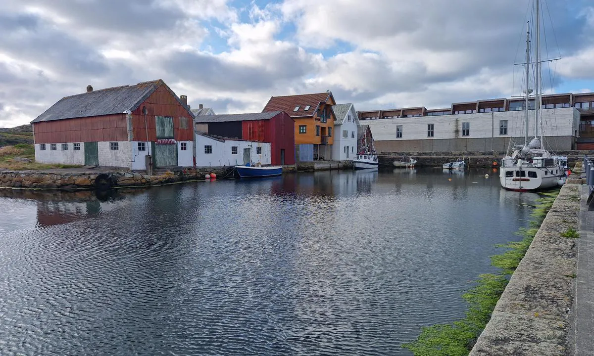 Utsira - Nordvikvågen: {"base": "en", "no": "Indre havn sett fra s\u00f8rsiden, med utsikt mot nord.", "se": "Inre hamn sedd fr\u00e5n sydsidan, med blick mot norr.", "en": "Inner harbour seen from the south side, looking north.", "da": "Inderhavn set fra sydsiden, kiggende mod nord.", "fr": "Port int\u00e9rieur vu depuis le c\u00f4t\u00e9 sud, regardant vers le nord.", "de": "Innerer Hafen von der S\u00fcdseite gesehen, Blick nach Norden.", "es": "Puerto interior visto desde el lado sur, mirando hacia el norte.", "it": "Porto interno visto dal lato sud, guardando a nord.", "pt": "Porto interior visto do lado sul, olhando para o norte.", "nl": "Interne haven gezien vanaf de zuidzijde, kijkend naar het noorden.", "pl": "Port wewn\u0119trzny widziany od strony po\u0142udniowej, patrz\u0105c na p\u00f3\u0142noc.", "uk": "\u0412\u043d\u0443\u0442\u0440\u0456\u0448\u043d\u0456\u0439 \u043f\u043e\u0440\u0442, \u043e\u0433\u043b\u044f\u0434 \u0437 \u043f\u0456\u0432\u0434\u0435\u043d\u043d\u043e\u0457 \u0441\u0442\u043e\u0440\u043e\u043d\u0438, \u043f\u043e\u0433\u043b\u044f\u0434 \u043d\u0430 \u043f\u0456\u0432\u043d\u0456\u0447.", "ro": "Portul interior v\u0103zut din partea de sud, privind spre nord.", "tr": "G\u00fcney taraf\u0131ndan, kuzeye bakarak i\u00e7 liman g\u00f6r\u00fcn\u00fcm\u00fc.", "el": "\u0395\u03c3\u03c9\u03c4\u03b5\u03c1\u03b9\u03ba\u03cc \u03bb\u03b9\u03bc\u03ac\u03bd\u03b9 \u03b1\u03c0\u03cc \u03c4\u03b7 \u03bd\u03cc\u03c4\u03b9\u03b1 \u03c0\u03bb\u03b5\u03c5\u03c1\u03ac, \u03bc\u03b5 \u03ba\u03b1\u03c4\u03b5\u03cd\u03b8\u03c5\u03bd\u03c3\u03b7 \u03c0\u03c1\u03bf\u03c2 \u03b2\u03bf\u03c1\u03c1\u03ac.", "cs": "Vnit\u0159n\u00ed p\u0159\u00edstav vid\u011bn\u00fd z ji\u017en\u00ed strany, sm\u011brem na sever.", "hu": "A bels\u0151 kik\u00f6t\u0151 d\u00e9li oldalr\u00f3l n\u00e9zve, \u00e9szak fel\u00e9.", "fi": "Sataman sis\u00e4osa n\u00e4htyn\u00e4 etel\u00e4puolelta, katsottuna pohjoiseen.", "bg": "\u0412\u044a\u0442\u0440\u0435\u0448\u043d\u043e \u043f\u0440\u0438\u0441\u0442\u0430\u043d\u0438\u0449\u0435, \u0438\u0437\u0433\u043b\u0435\u0434 \u043e\u0442 \u044e\u0436\u043d\u0430\u0442\u0430 \u0441\u0442\u0440\u0430\u043d\u0430, \u0433\u043b\u0435\u0434\u0430\u0449\u043e \u043d\u0430 \u0441\u0435\u0432\u0435\u0440.", "sr": "Unutra\u0161nja luka vi\u0111ena sa ju\u017ene strane, gledaju\u0107i ka severu.", "et": "Sisev\u00f5lve vaade l\u00f5unapoolselt poolt, suunaga p\u00f5hja poole.", "lv": "Iek\u0161\u0113jais ostas laukums redzams no dienvidu puses, raugoties uz zieme\u013ciem.", "lt": "Vidinis uostas matomas i\u0161 pietin\u0117s pus\u0117s, \u017evelgiant \u012f \u0161iaur\u0119."}