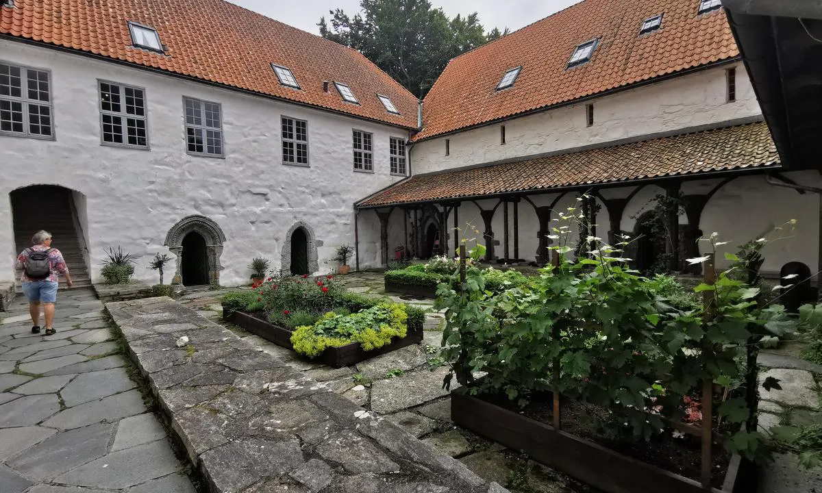 Utstein Kloster Hotell: Klosteret er vel verdt et besøk. Stenger kl 1600. Ca 2 km spaservei fra gjestehavna i nydelig landskap - nærmest som på det skotske høylandet.