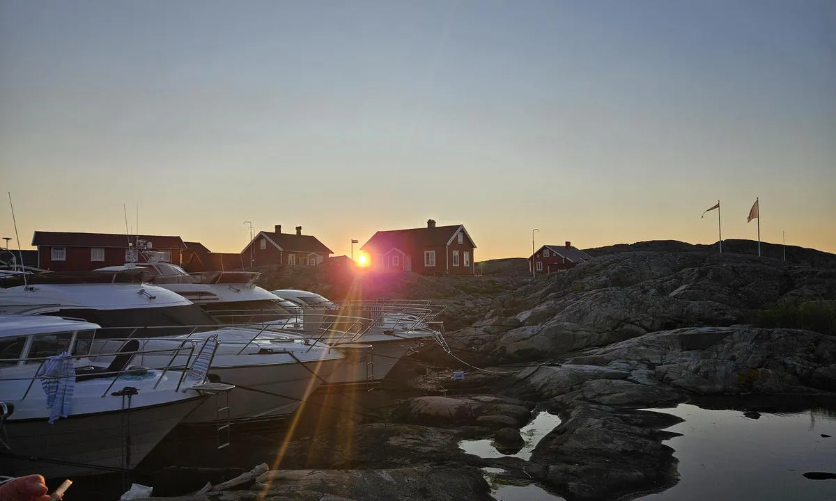 Väderöarnas Gästhamn: {"base": "se", "no": "Solnedgang p\u00e5 V\u00e4der\u00f8yene", "se": "Solnedgang p\u00e5 V\u00e6der\u00f8arna", "en": "Sunset at the V\u00e4der\u00f6arna", "da": "Solnedgang p\u00e5 V\u00e4der\u00f6arna", "fr": "Coucher de soleil sur les \u00eeles V\u00e4der\u00f6arna", "de": "Sonnenuntergang auf den V\u00e4derinseln", "es": "Puesta de sol en las Islas V\u00e4der\u00f6arna", "it": "Tramonto sulle V\u00e4der\u00f6arna", "pt": "P\u00f4r do sol em V\u00e6der\u00f8arna", "nl": "Zonsondergang op V\u00e4der\u00f6arna", "pl": "Zach\u00f3d s\u0142o\u0144ca na Wyspach V\u00e4der\u00f6arna", "uk": "\u0417\u0430\u0445\u0456\u0434 \u0441\u043e\u043d\u0446\u044f \u043d\u0430 \u0412\u0435\u0434\u044c\u043e\u0440\u043e\u0430\u0440\u043d\u0456", "ro": "Apus de soare la V\u00e4der\u00f6arna", "tr": "V\u00e4der\u00f6arna'da G\u00fcn Bat\u0131m\u0131", "el": "\u0397\u03bb\u03b9\u03bf\u03b2\u03b1\u03c3\u03af\u03bb\u03b5\u03bc\u03b1 \u03c3\u03c4\u03b1 \u03bd\u03b7\u03c3\u03b9\u03ac V\u00e6der\u00f8arna", "cs": "Z\u00e1pad slunce na ostrovech V\u00e4der\u00f6arna", "hu": "Naplemente a V\u00e4der\u00f6arna-szigeteken", "fi": "Auringonlasku V\u00e4der\u00f6arnalla", "bg": "\u0417\u0430\u043b\u0435\u0437 \u043d\u0430 \u0412\u0435\u0434\u0435\u0440\u00f8\u0430\u0440\u043d\u0430", "sr": "Zalazak sunca na ostrvima V\u00e6der\u00f8arna", "et": "P\u00e4ikeseloojang V\u00e4der\u00f6arna kohal", "lv": "Saulriets V\u00e4dero sal\u0101s", "lt": "Saul\u0117lydis Vederio salose"}