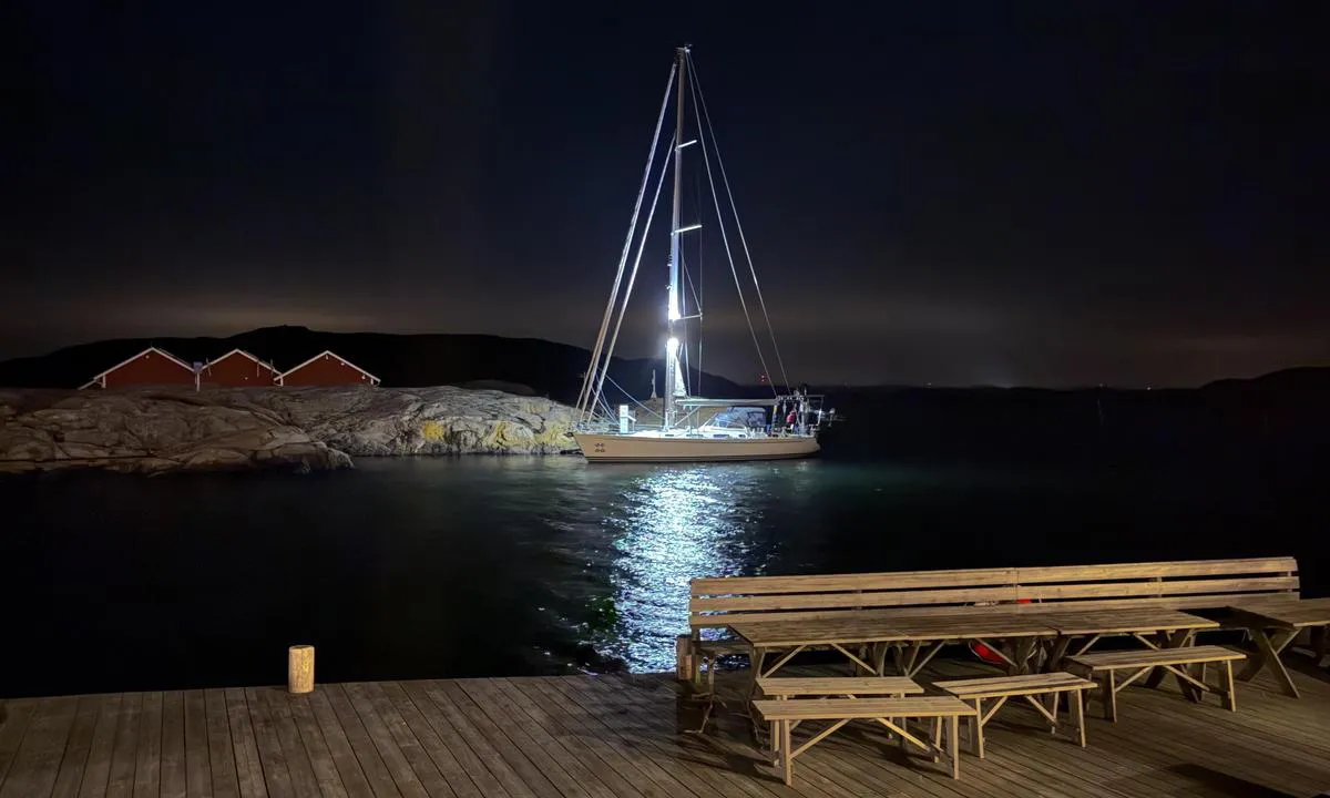 Väderöarnas Gästhamn: {"base": "no", "no": "Fin h\u00f8stkveld p\u00e5 bryggen til \u00abDykleif\u00bb. Krevende med \u00abhekkb\u00f8lger\u00bb fra S\u00f8rvesten som kommer rett inn p\u00e5 bryggen her", "se": "Fin h\u00f6stkv\u00e4ll p\u00e5 bryggan till \u00abDykleif\u00bb. Kr\u00e4vande med \u00abh\u00e4ckv\u00e5gor\u00bb fr\u00e5n sydv\u00e4sten som kommer rakt in p\u00e5 bryggan h\u00e4r", "en": "A fine autumn evening on the pier of 'Dykleif'. Challenging with 'stern waves' from the Southwest that come straight onto the pier here.", "da": "Fin efter\u00e5rsaften p\u00e5 kajen til \u00abDykleif\u00bb. Udfordrende med \u00abh\u00e6kb\u00f8lger\u00bb fra sydvesten, som kommer lige ind p\u00e5 kajen her", "fr": "Belle soir\u00e9e d'automne sur le quai de \u00abDykleif\u00bb. Difficile avec les \u00abvagues de poupe\u00bb venant du sud-ouest qui arrivent directement sur le quai ici", "de": "Sch\u00f6ner Herbstabend am Steg von \u201eDykleif\u201c. Anspruchsvoll mit \u201eHeckwellen\u201c vom S\u00fcdwesten, die hier direkt auf den Steg treffen", "es": "Una hermosa noche de oto\u00f1o en el muelle de \u00abDykleif\u00bb. Desafiante con las \u00abolas de popa\u00bb del suroeste que llegan directamente al muelle aqu\u00ed", "it": "Bella serata autunnale sul molo di \u00abDykleif\u00bb. Difficile con le \u00abonde di poppa\u00bb dal sud-ovest che arrivano direttamente sul molo qui", "pt": "Uma bela noite de outono no cais de \u00abDykleif\u00bb. Desafiador com as \u00abondas de popa\u00bb do sudoeste que chegam diretamente ao cais", "nl": "Een mooie herfstavond op de steiger van 'Dykleif'. Uitdagend met 'hekgolven' van de zuidwestenwind die hier rechtstreeks op de steiger aankomen", "pl": "Pi\u0119kny jesienny wiecz\u00f3r na nabrze\u017cu u \u00abDykleifa\u00bb. Wymagaj\u0105ce z \u00abfalami rufowymi\u00bb od po\u0142udniowo-zachodniego, kt\u00f3re uderzaj\u0105 prosto w nabrze\u017ce tutaj.", "uk": "\u0413\u0430\u0440\u043d\u0438\u0439 \u043e\u0441\u0456\u043d\u043d\u0456\u0439 \u0432\u0435\u0447\u0456\u0440 \u043d\u0430 \u043f\u0440\u0438\u0447\u0430\u043b\u0456 \u00abDykleif\u00bb. \u0412\u0430\u0436\u043a\u0456 \u0443\u043c\u043e\u0432\u0438 \u0437 \u00ab\u043a\u043e\u0440\u043c\u043e\u0432\u0438\u043c\u0438 \u0445\u0432\u0438\u043b\u044f\u043c\u0438\u00bb \u0437 \u043f\u0456\u0432\u0434\u0435\u043d\u043d\u043e\u0433\u043e \u0437\u0430\u0445\u043e\u0434\u0443, \u0449\u043e \u043f\u0440\u044f\u043c\u043e \u043d\u0430\u043a\u043e\u0447\u0443\u044e\u0442\u044c\u0441\u044f \u043d\u0430 \u043f\u0440\u0438\u0447\u0430\u043b \u0442\u0443\u0442.", "ro": "Sear\u0103 frumoas\u0103 de toamn\u0103 pe cheiul \u00abDykleif\u00bb. Provocator cu \u00abvaluri de pupa\u00bb din Sud-Vest care ajung direct pe chei aici", "tr": "G\u00fczel bir sonbahar ak\u015fam\u0131 \u00abDykleif\u00bb iskelesinde. G\u00fcneybat\u0131dan gelen ve do\u011frudan iskeleye vuran \u00abk\u0131\u00e7 dalgalar\u0131\u00bb zorlu hale getiriyor", "el": "\u03a9\u03c1\u03b1\u03af\u03bf \u03c6\u03b8\u03b9\u03bd\u03bf\u03c0\u03c9\u03c1\u03b9\u03bd\u03cc \u03b2\u03c1\u03ac\u03b4\u03c5 \u03c3\u03c4\u03b7\u03bd \u03c0\u03c1\u03bf\u03b2\u03bb\u03ae\u03c4\u03b1 \u03c4\u03bf\u03c5 \u00abDykleif\u00bb. \u0391\u03c0\u03b1\u03b9\u03c4\u03b7\u03c4\u03b9\u03ba\u03cc \u03bc\u03b5 \u00ab\u03b5\u03c0\u03af\u03ba\u03c1\u03bf\u03c5\u03c3\u03b7 \u03ba\u03c5\u03bc\u03ac\u03c4\u03c9\u03bd\u00bb \u03b1\u03c0\u03cc \u03c4\u03b1 \u03bd\u03bf\u03c4\u03b9\u03bf\u03b4\u03c5\u03c4\u03b9\u03ba\u03ac \u03c0\u03bf\u03c5 \u03ad\u03c1\u03c7\u03bf\u03bd\u03c4\u03b1\u03b9 \u03b1\u03c0\u03b5\u03c5\u03b8\u03b5\u03af\u03b1\u03c2 \u03c0\u03ac\u03bd\u03c9 \u03c3\u03c4\u03b7\u03bd \u03c0\u03c1\u03bf\u03b2\u03bb\u03ae\u03c4\u03b1 \u03b5\u03b4\u03ce", "cs": "Kr\u00e1sn\u00fd podzimn\u00ed ve\u010der na molu u \u00abDykleif\u00bb. N\u00e1ro\u010dn\u00e9 s \u201ez\u00e1\u010fov\u00fdmi vlnami\u201c od jihoz\u00e1padu, kter\u00e9 p\u0159ich\u00e1zej\u00ed p\u0159\u00edmo na molo zde", "hu": "Sz\u00e9p \u0151szi este a \u00abDykleif\u00bb m\u00f3l\u00f3j\u00e1n. Kih\u00edv\u00e1st jelent a \u00abfarhull\u00e1mokkal\u00bb a d\u00e9lnyugat fel\u0151l, amelyek egyenesen bej\u00f6nnek ide a m\u00f3l\u00f3ra.", "fi": "Kaunis syysilta \u00abDykleifin\u00bb laiturilla. Vaatimuksia asettaa lounaistuulen aiheuttamat per\u00e4aallot, jotka osuvat suoraan laiturille", "bg": "\u041f\u0440\u0435\u043a\u0440\u0430\u0441\u043d\u0430 \u0435\u0441\u0435\u043d\u043d\u0430 \u0432\u0435\u0447\u0435\u0440 \u043d\u0430 \u043a\u0435\u044f \u043d\u0430 \u00abDykleif\u00bb. \u041f\u0440\u0435\u0434\u0438\u0437\u0432\u0438\u043a\u0430\u0442\u0435\u043b\u043d\u043e \u0441 \u201e\u0445\u0435\u043a\u043e\u0432\u0438 \u0432\u044a\u043b\u043d\u0438\u201c \u043e\u0442 \u044e\u0433\u043e\u0437\u0430\u043f\u0430\u0434, \u043a\u043e\u0438\u0442\u043e \u0438\u0434\u0432\u0430\u0442 \u0434\u0438\u0440\u0435\u043a\u0442\u043d\u043e \u0434\u043e \u043a\u0435\u044f \u0442\u0443\u043a", "sr": "Lepo jesenje ve\u010de na pristani\u0161tu kod \u201eDykleifa\u201c. Izazovno zbog \u201etalasa od krme\u201d sa jugozapada, koji sti\u017eu direktno na pristani\u0161te ovde.", "et": "Ilus s\u00fcgis\u00f5htu \u00abDykleifi\u00bb kail. V\u00e4ljakutsuv on \u00abahtrilained\u00bb edelast, mis tulevad otse siia kail", "lv": "Skaista rudens vakars pie \u201cDykleif\u201d piest\u0101tnes. Sare\u017e\u0123\u012bti ar \u201cast\u0113mom vi\u013c\u0146iem\u201d no dienvidrietumiem, kas tie\u0161i ietekm\u0113 \u0161o piest\u0101tni", "lt": "Gra\u017eus rudens vakaras \u201eDykleif\u201c prieplaukoje. Sud\u0117tinga d\u0117l i\u0161 pietvakari\u0173 ateinan\u010di\u0173 \u201egalo bang\u0173\u201c, kurios tiesiai trenkiasi \u012f prieplauk\u0105"}