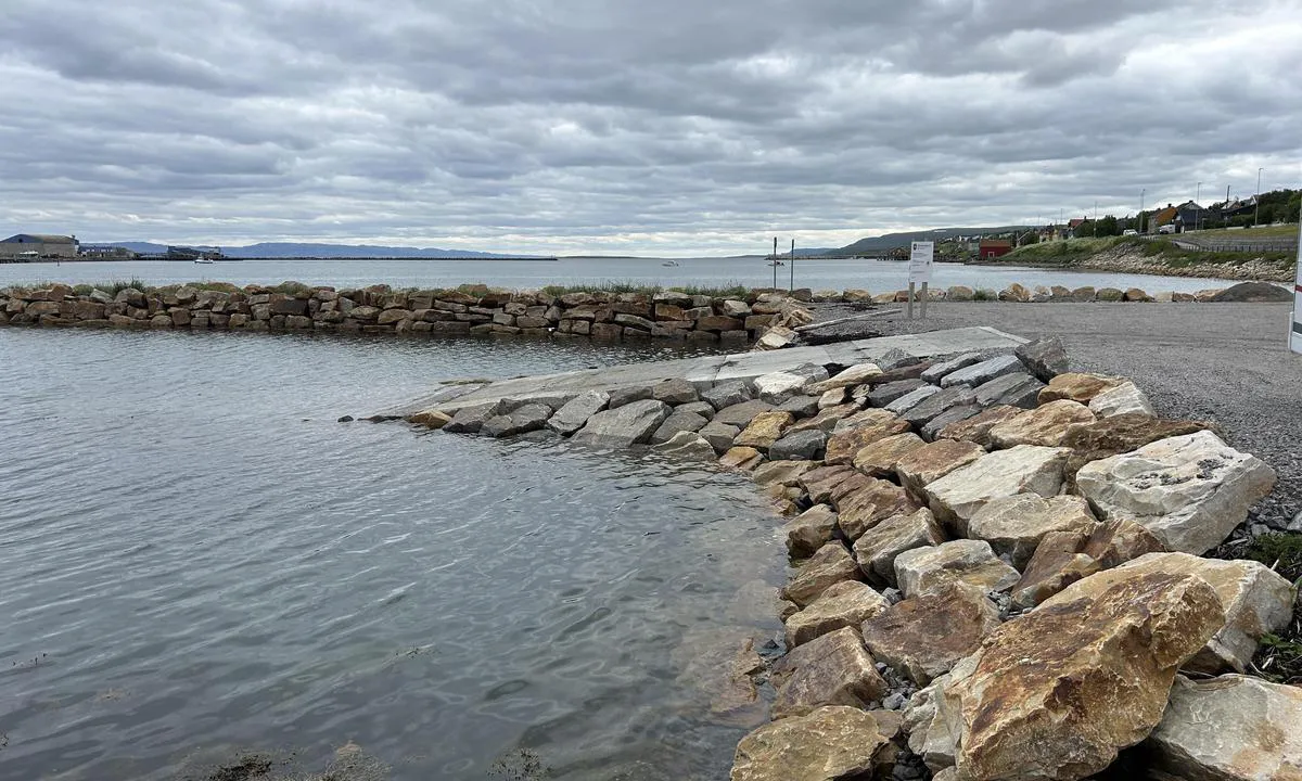 Vadsø Havn: {"base": "no", "no": "Rampe for utsetting av b\u00e5ter", "se": "Ramp f\u00f6r sj\u00f6s\u00e4ttning av b\u00e5tar", "en": "Ramp for launching boats", "da": "Rampe til s\u00f8s\u00e6tning af b\u00e5de", "fr": "Rampe pour mise \u00e0 l'eau des bateaux", "de": "Rampe zum Einsetzen von Booten", "es": "Rampa para botar barcos", "it": "<p>Rampa per il varo delle barche</p>", "pt": "Rampa para lan\u00e7amento de barcos", "nl": "Hellingsbaan voor het te water laten van boten", "pl": "Rampa do wodowania \u0142odzi", "uk": "\u0420\u0430\u043c\u043f\u0430 \u0434\u043b\u044f \u0441\u043f\u0443\u0441\u043a\u0443 \u0447\u043e\u0432\u043d\u0456\u0432 \u043d\u0430 \u0432\u043e\u0434\u0443", "ro": "Ramp\u0103 pentru lansarea b\u0103rcilor", "tr": "<i>Tekne indirme rampas\u0131</i>", "el": "\u03a1\u03ac\u03bc\u03c0\u03b1 \u03b3\u03b9\u03b1 \u03c4\u03b7\u03bd \u03b5\u03ba\u03c4\u03cc\u03be\u03b5\u03c5\u03c3\u03b7 \u03c3\u03ba\u03b1\u03c6\u03ce\u03bd", "cs": "Rampy pro spou\u0161t\u011bn\u00ed lod\u00ed", "hu": "R\u00e1mpa a haj\u00f3k v\u00edzre bocs\u00e1t\u00e1s\u00e1hoz", "fi": "Veneiden laskuluiska", "bg": "\u0421\u043f\u0443\u0441\u043a\u0430\u0442\u0435\u043b\u0435\u043d \u0440a\u043c\u043f\u0430 \u0437\u0430 \u0441\u043f\u0443\u0441\u043a\u0430\u043d\u0435 \u043d\u0430 \u043b\u043e\u0434\u043a\u0438", "sr": "Rampa za spu\u0161tanje \u010damaca", "et": "Paadi vettelaskmise ramp", "lv": "Sl\u012bppagale laivu nolai\u0161anai", "lt": "Slip rampa laiv\u0173 leidimui"}