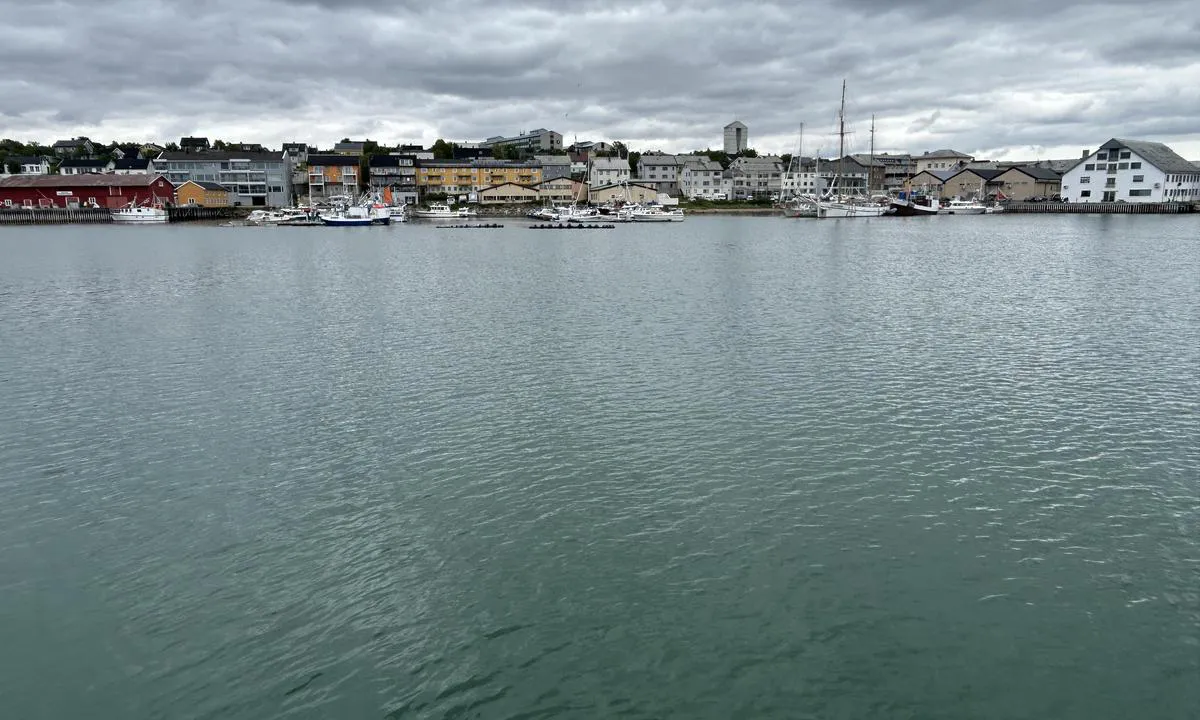 Vadsø Havn: {"base": "no", "no": "Kai innerst til h\u00f8yre, ved det store hvite bygget.", "se": "Kaj l\u00e4ngst in till h\u00f6ger, vid den stora vita byggnaden.", "en": "Quay innermost to the right, by the large white building.", "da": "Kaj inderst til h\u00f8jre, ved den store hvide bygning.", "fr": "Quai tout au fond \u00e0 droite, pr\u00e8s du grand b\u00e2timent blanc.", "de": "Kai ganz rechts innen, bei dem gro\u00dfen wei\u00dfen Geb\u00e4ude.", "es": "Muelle en el extremo derecho, junto al gran edificio blanco.", "it": "Pontile in fondo a destra, presso il grande edificio bianco.", "pt": "Cais no final \u00e0 direita, ao lado do grande edif\u00edcio branco.", "nl": "Steiger helemaal rechts, bij het grote witte gebouw.", "pl": "Keja najbardziej w prawo, przy du\u017cym bia\u0142ym budynku.", "uk": "\u041f\u0440\u0438\u0447\u0430\u043b \u0432\u0441\u0435\u0440\u0435\u0434\u0438\u043d\u0456 \u043f\u0440\u0430\u0432\u043e\u0440\u0443\u0447, \u0431\u0456\u043b\u044f \u0432\u0435\u043b\u0438\u043a\u043e\u0457 \u0431\u0456\u043b\u043e\u0457 \u0431\u0443\u0434\u0456\u0432\u043b\u0456.", "ro": "Debarcaderul este situat \u00een cel mai \u00eendep\u0103rtat col\u021b dreapta, l\u00e2ng\u0103 cl\u0103direa mare \u0219i alb\u0103.", "tr": "Sa\u011fda en i\u00e7eride, b\u00fcy\u00fck beyaz binan\u0131n yan\u0131ndaki iskele.", "el": "\u0391\u03c0\u03bf\u03b2\u03ac\u03b8\u03c1\u03b1 \u03c3\u03c4\u03bf \u03b2\u03ac\u03b8\u03bf\u03c2 \u03b4\u03b5\u03be\u03b9\u03ac, \u03b4\u03af\u03c0\u03bb\u03b1 \u03c3\u03c4\u03bf \u03bc\u03b5\u03b3\u03ac\u03bb\u03bf \u03ac\u03c3\u03c0\u03c1\u03bf \u03ba\u03c4\u03ae\u03c1\u03b9\u03bf.", "cs": "Molo \u00fapln\u011b vpravo, u velk\u00e9 b\u00edl\u00e9 budovy.", "hu": "A m\u00f3l\u00f3 jobbra legbel\u00fcl, a nagy feh\u00e9r \u00e9p\u00fclet mellett.", "fi": "Laituri oikealla sisimm\u00e4ll\u00e4, suuren valkoisen rakennuksen vieress\u00e4.", "bg": "\u041a\u0435\u0439 \u043d\u0430\u0439-\u0432\u0434\u044f\u0441\u043d\u043e, \u0434\u043e \u0433\u043e\u043b\u044f\u043c\u0430\u0442\u0430 \u0431\u044f\u043b\u0430 \u0441\u0433\u0440\u0430\u0434\u0430.", "sr": "\u041f\u0440\u0438\u0447\u0430 \u043d\u0430 \u0434\u0435\u0441\u043d\u043e\u0458 \u0441\u0442\u0440\u0430\u043d\u0438, \u043a\u043e\u0434 \u0432\u0435\u043b\u0438\u043a\u0435 \u0431\u0435\u043b\u0435 \u0437\u0433\u0440\u0430\u0434\u0435.", "et": "Kai k\u00f5ige parempoolsem, suure valge hoone juures.", "lv": "Laivu piest\u0101tne vist\u0101l\u0101k pa labi, pie liel\u0101s balt\u0101s \u0113kas.", "lt": "Prieplauka pa\u010diame de\u0161iniajame kampe, prie didelio balto pastato."}