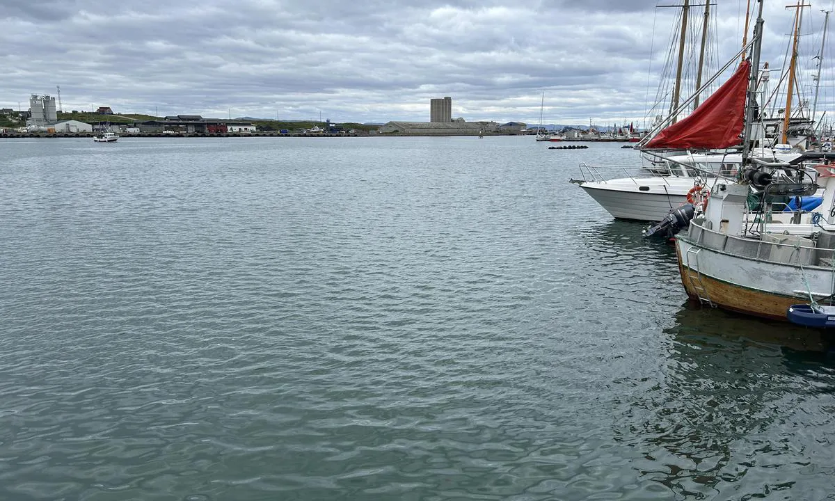 Vadsø Havn: {"base": "no", "no": "Sett p\u00e5 SV. Betongflytebrygga lengst bort.", "se": "Placera dig p\u00e5 SV. Betongflytbryggan l\u00e4ngst bort.", "en": "Placed on SW. Concrete floating dock furthest away.", "da": "S\u00e6t p\u00e5 SSV. Betonflydebroen l\u00e6ngst v\u00e6k.", "fr": "Vu du sud-ouest. Quai flottant en b\u00e9ton le plus \u00e9loign\u00e9.", "de": "Liegeplatz im S\u00fcdwesten. Beton-Schwimmsteg ganz hinten.", "es": "Col\u00f3quese en SV. Muelle flotante de hormig\u00f3n al fondo.", "it": "Posizionato a SV. Molo galleggiante in cemento all'estremit\u00e0.", "pt": "Coloque a sudoeste. P\u00eder flutuante de concreto ao fundo.", "nl": "Zet op ZW. Betonnen drijvende steiger het verst weg.", "pl": "Umie\u015b\u0107 na SW. Betonowy p\u0142ywaj\u0105cy pomost najdalej.", "uk": "\u0420\u043e\u0437\u0442\u0430\u0448\u043e\u0432\u0430\u043d\u043e \u043d\u0430 \u041f\u0417. \u0411\u0435\u0442\u043e\u043d\u043d\u0438\u0439 \u043f\u043b\u0430\u0432\u0443\u0447\u0438\u0439 \u043f\u0440\u0438\u0447\u0430\u043b \u0432 \u0441\u0430\u043c\u043e\u043c\u0443 \u043a\u0456\u043d\u0446\u0456.", "ro": "Pozi\u021bionat la SV. Doc plutitor din beton cel mai \u00eendep\u0103rtat.", "tr": "G\u00fcneybat\u0131ya (SV) yerle\u015ftir. En uzak betondan yap\u0131lan y\u00fczer iskeleye.", "el": "\u039f\u03c1\u03b9\u03c3\u03bc\u03ad\u03bd\u03bf \u03c3\u03c4\u03bf \u039d\u0394. \u03a3\u03c5\u03b3\u03ba\u03b5\u03ba\u03c1\u03b9\u03bc\u03ad\u03bd\u03b7 \u03c0\u03bb\u03c9\u03c4\u03ae \u03c0\u03c1\u03bf\u03b2\u03bb\u03ae\u03c4\u03b1 \u03c3\u03c4\u03bf \u03c4\u03ad\u03c1\u03bc\u03b1.", "cs": "Nainstalovan\u00e1 na jihoz\u00e1pad\u011b. Betonov\u00e9 plovouc\u00ed molo na konci.", "hu": "Tegye a d\u00e9lnyugati oldalra. A legt\u00e1volabbi beton \u00fasz\u00f3m\u00f3l\u00f3.", "fi": "Asetettu LSW. Betoniponttonilaituri kauimpana.", "bg": "\u041f\u043e\u0441\u0442\u0430\u0432\u0435\u043d \u043d\u0430 \u042e\u0417. \u0411\u0435\u0442\u043e\u043d\u0435\u043d \u043f\u043b\u0430\u0432\u0430\u0449 \u043f\u043e\u043d\u0442\u043e\u043d \u0432 \u043d\u0430\u0439-\u043e\u0442\u0434\u0430\u043b\u0435\u0447\u0435\u043d\u0438\u044f \u043a\u0440\u0430\u0439.", "sr": "Postavljen na JV. Beton plutaju\u0107eg mola najdalje.", "et": "Paigutage loodesse suunas. Betoonist ujuvsild k\u00f5ige kaugemal.", "lv": "Novietots uz DR. Betona peldo\u0161\u0101 piest\u0101tne visatt\u0101l\u0101k.", "lt": "\u012erengta pietvakariuose. Tolimiausia betonin\u0117 pl\u016bduriuojanti prieplauka."}