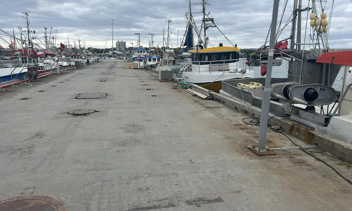 Vadsø Havn: {"base": "no", "no": "Den store betongflytebrygga sett fra landsiden. Siden til h\u00f8yre er for gjestende b\u00e5ter. Kortenden kan benyttes etter avtale", "se": "Den stora betongflytbryggan sett fr\u00e5n landsidan. Sidan till h\u00f6ger \u00e4r f\u00f6r g\u00e4stande b\u00e5tar. Kort\u00e4ndan kan anv\u00e4ndas efter \u00f6verenskommelse.", "en": "The large concrete floating dock seen from the shore side. The right side is for visiting boats. The short end can be used by agreement.", "da": "Den store betonflydebro set fra landsiden. Siden til h\u00f8jre er for g\u00e6stende b\u00e5de. Kortenden kan benyttes efter aftale", "fr": "La grande jet\u00e9e flottante en b\u00e9ton vue depuis la terre. Le c\u00f4t\u00e9 droit est r\u00e9serv\u00e9 aux bateaux visiteurs. Le petit c\u00f4t\u00e9 peut \u00eatre utilis\u00e9 sur accord.", "de": "Der gro\u00dfe Beton-Schwimmsteg von Landseite gesehen. Die rechte Seite ist f\u00fcr G\u00e4steboote. Das kurze Ende kann nach Absprache benutzt werden.", "es": "El gran muelle flotante de concreto visto desde tierra. El lado derecho es para barcos visitantes. El extremo corto se puede utilizar previo acuerdo.", "it": "Il grande pontile galleggiante in cemento visto dal lato terra. Il lato a destra \u00e8 per le barche ospiti. L'estremit\u00e0 corta pu\u00f2 essere utilizzata previo accordo", "pt": "A grande doca de concreto flutuante vista do lado da terra. O lado direito \u00e9 para barcos visitantes. A extremidade curta pode ser usada mediante acordo.", "nl": "De grote betonnen drijvende steiger gezien vanaf de landzijde. De rechterkant is voor de bezoekende boten. De korte kant kan na overleg gebruikt worden.", "pl": "Du\u017cy betonowy p\u0142ywaj\u0105cy pomost widziany od strony l\u0105du. Strona po prawej jest przeznaczona dla go\u015bcinnych \u0142odzi. Kr\u00f3tszy koniec mo\u017cna wykorzysta\u0107 po uzgodnieniu", "uk": "\u0412\u0435\u043b\u0438\u043a\u0438\u0439 \u0431\u0435\u0442\u043e\u043d\u043d\u0438\u0439 \u043f\u043b\u0430\u0432\u0443\u0447\u0438\u0439 \u043f\u0456\u0440\u0441, \u0432\u0438\u0434\u043d\u043e \u0437 \u0431\u0435\u0440\u0435\u0433\u0430. \u041f\u0440\u0430\u0432\u0438\u0439 \u0431\u0456\u043a \u043f\u0440\u0438\u0437\u043d\u0430\u0447\u0435\u043d\u0438\u0439 \u0434\u043b\u044f \u0433\u043e\u0441\u0442\u044c\u043e\u0432\u0438\u0445 \u0441\u0443\u0434\u0435\u043d. \u041a\u043e\u0440\u043e\u0442\u043a\u0438\u0439 \u043a\u0456\u043d\u0435\u0446\u044c \u043c\u043e\u0436\u043d\u0430 \u0432\u0438\u043a\u043e\u0440\u0438\u0441\u0442\u043e\u0432\u0443\u0432\u0430\u0442\u0438 \u0437\u0430 \u043f\u043e\u0433\u043e\u0434\u0436\u0435\u043d\u043d\u044f\u043c", "ro": "Marele ponton din beton v\u0103zut de pe uscat. Partea din dreapta este pentru b\u0103rcile vizitatoare. Cap\u0103tul scurt poate fi utilizat dup\u0103 acord", "tr": "B\u00fcy\u00fck beton y\u00fczer iskeleye k\u0131y\u0131dan bak\u0131\u015f. Sa\u011f taraf misafir tekneler i\u00e7indir. K\u0131sa kenar, anla\u015fma \u00fczerine kullan\u0131labilir.", "el": "\u0397 \u03bc\u03b5\u03b3\u03ac\u03bb\u03b7 \u03c0\u03bb\u03c9\u03c4\u03ae \u03c0\u03c1\u03bf\u03b2\u03bb\u03ae\u03c4\u03b1 \u03b1\u03c0\u03cc \u03c3\u03ba\u03c5\u03c1\u03cc\u03b4\u03b5\u03bc\u03b1 \u03cc\u03c0\u03c9\u03c2 \u03c6\u03b1\u03af\u03bd\u03b5\u03c4\u03b1\u03b9 \u03b1\u03c0\u03cc \u03c4\u03b7 \u03c3\u03c4\u03b5\u03c1\u03b9\u03ac. \u0397 \u03c0\u03bb\u03b5\u03c5\u03c1\u03ac \u03c3\u03c4\u03b1 \u03b4\u03b5\u03be\u03b9\u03ac \u03b5\u03af\u03bd\u03b1\u03b9 \u03b3\u03b9\u03b1 \u03c4\u03b1 \u03b5\u03c0\u03b9\u03c3\u03ba\u03b5\u03c0\u03c4\u03cc\u03bc\u03b5\u03bd\u03b1 \u03c3\u03ba\u03ac\u03c6\u03b7. \u0397 \u03ba\u03bf\u03bd\u03c4\u03ae \u03ac\u03ba\u03c1\u03b7 \u03bc\u03c0\u03bf\u03c1\u03b5\u03af \u03bd\u03b1 \u03c7\u03c1\u03b7\u03c3\u03b9\u03bc\u03bf\u03c0\u03bf\u03b9\u03b7\u03b8\u03b5\u03af \u03ba\u03b1\u03c4\u03cc\u03c0\u03b9\u03bd \u03c3\u03c5\u03bd\u03b5\u03bd\u03bd\u03cc\u03b7\u03c3\u03b7\u03c2.", "cs": "Velk\u00fd betonov\u00fd plovouc\u00ed p\u0159\u00edstavn\u00ed m\u016fstek z pohledu ze zem\u011b. Strana napravo je pro n\u00e1v\u0161t\u011bvn\u00ed lod\u011b. Kr\u00e1tk\u00fd konec lze pou\u017e\u00edvat po domluv\u011b.", "hu": "A nagy betonkik\u00f6t\u0151 \u00fasz\u00f3ponton sz\u00e1razf\u00f6ld fel\u0151l n\u00e9zve. A jobb oldali r\u00e9sz a vend\u00e9ghaj\u00f3k sz\u00e1m\u00e1ra van fenntartva. Az r\u00f6videbb oldal haszn\u00e1lata megegyez\u00e9s alapj\u00e1n lehets\u00e9ges", "fi": "Suuri betoninen kelluva laituri n\u00e4htyn\u00e4 maan puolelta. Oikea puoli on vierasveneille. Lyhyt p\u00e4\u00e4ty voidaan k\u00e4ytt\u00e4\u00e4 sopimuksen mukaan", "bg": "\u0413\u043e\u043b\u0435\u043c\u0438\u044f\u0442 \u0431\u0435\u0442\u043e\u043d\u0435\u043d \u043f\u043b\u0430\u0432\u0430\u0449 \u043a\u0435\u0439, \u0433\u043b\u0435\u0434\u0430\u043d \u043e\u0442 \u0441\u0442\u0440\u0430\u043d\u0430\u0442\u0430 \u043d\u0430 \u0441\u0443\u0448\u0430\u0442\u0430. \u0414\u044f\u0441\u043d\u0430\u0442\u0430 \u0441\u0442\u0440\u0430\u043d\u0430 \u0435 \u0437\u0430 \u0433\u043e\u0441\u0442\u0443\u0432\u0430\u0449\u0438 \u043b\u043e\u0434\u043a\u0438. \u041a\u044a\u0441\u0430\u0442\u0430 \u0441\u0442\u0440\u0430\u043d\u0430 \u043c\u043e\u0436\u0435 \u0434\u0430 \u0441\u0435 \u0438\u0437\u043f\u043e\u043b\u0437\u0432\u0430 \u0441\u043b\u0435\u0434 \u0434\u043e\u0433\u043e\u0432\u0430\u0440\u044f\u043d\u0435.", "sr": "Veliki betonski plutaju\u0107i dok gledano sa kopna. Strana desno je za gostuju\u0107e \u010damce. Kratka strana mo\u017ee se koristiti po dogovoru", "et": "Suur betoonist ujuvkai maapoolt vaadatuna. Parempoolne k\u00fclg on k\u00fclalislaevadele. L\u00fchike ots v\u00f5ib kasutada kokkuleppe alusel", "lv": "Liel\u0101 betona pontona piest\u0101tne skatoties no krasta. Lab\u0101 puse ir paredz\u0113ta viesu laiv\u0101m. \u012aso galu var izmantot p\u0113c vieno\u0161an\u0101s.", "lt": "Didelis betoninis plaukiojantis pontonas matomas i\u0161 kranto pus\u0117s. De\u0161in\u0117 pus\u0117 skirta sve\u010di\u0173 laivams. Trump\u0105j\u0105 gal\u0105 galima naudoti pagal susitarim\u0105"}
