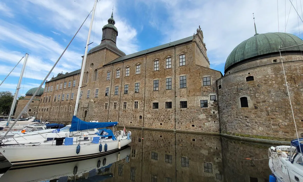 Vadstena: {"base": "de", "no": "Plasser rett ved slottet med hekkb\u00f8ye. Kostnad 800SEK per natt.", "se": "Platser direkt vid slottet med akterboj. Kostnad 800 SEK per natt.", "en": "Places directly at the castle with stern buoy. Cost 800 SEK per night.", "da": "Pladser direkte ved slottet med h\u00e6kb\u00f8je. Omkostninger 800SEK pr. nat.", "fr": "Places directement au ch\u00e2teau avec une bou\u00e9e de poupe. Co\u00fbt 800 SEK par nuit.", "de": "Pl\u00e4tze direkt am Schlo\u00df mit Heckboje. Kosten 800SEK pro Nacht.", "es": "Lugares directamente en el castillo con boya a popa. Costo 800SEK por noche.", "it": "Posti direttamente al Castello con gavitelli di poppa. Costo 800SEK a notte.", "pt": "Lugares diretamente no castelo com b\u00f3ia de popa. Custo de 800 SEK por noite.", "nl": "Plaatsen direct bij het kasteel met een hekboei. Kosten 800SEK per nacht.", "pl": "Miejsca bezpo\u015brednio przy zamku z boj\u0105 rufow\u0105. Koszt 800 SEK za noc.", "uk": "\u041c\u0456\u0441\u0446\u044f \u0431\u0435\u0437\u043f\u043e\u0441\u0435\u0440\u0435\u0434\u043d\u044c\u043e \u0431\u0456\u043b\u044f \u0437\u0430\u043c\u043a\u0443 \u0437 \u043a\u043e\u0440\u043c\u043e\u0432\u0438\u043c\u0438 \u0431\u0443\u044f\u043c\u0438. \u0412\u0430\u0440\u0442\u0456\u0441\u0442\u044c 800 SEK \u0437\u0430 \u043d\u0456\u0447.", "ro": "Locuri direct la castel cu geamandur\u0103 de pupa. Cost\u0103 800 SEK pe noapte.", "tr": "\u015eato'nun hemen yan\u0131nda k\u0131\u00e7tan kara ba\u011flama yeri. Gecelik maliyet 800SEK.", "el": "\u0398\u03ad\u03c3\u03b5\u03b9\u03c2 \u03b1\u03ba\u03c1\u03b9\u03b2\u03ce\u03c2 \u03c3\u03c4\u03bf \u03ba\u03ac\u03c3\u03c4\u03c1\u03bf \u03bc\u03b5 \u03c0\u03c1\u03c5\u03bc\u03bd\u03bf\u03b4\u03ad\u03c4\u03b7\u03c3\u03b7 \u03c3\u03b5 \u03c0\u03bb\u03c9\u03c4\u03ae\u03c1\u03b1. \u039a\u03cc\u03c3\u03c4\u03bf\u03c2 800 SEK \u03b1\u03bd\u03ac \u03bd\u03cd\u03c7\u03c4\u03b1.", "cs": "M\u00edsta p\u0159\u00edmo u z\u00e1mku s kotv\u00edc\u00ed b\u00f3j\u00ed na z\u00e1di. Cena 800 SEK za noc.", "hu": "Helyek k\u00f6zvetlen\u00fcl a kast\u00e9lyn\u00e1l, fen\u00e9kb\u00f3j\u00e1val. D\u00edj 800SEK \u00e9jszak\u00e1nk\u00e9nt.", "fi": "Paikat suoraan linnan vieress\u00e4 per\u00e4poijulla. Hinta 800SEK per y\u00f6.", "bg": "\u041c\u0435\u0441\u0442\u0430 \u0434\u0438\u0440\u0435\u043a\u0442\u043d\u043e \u0434\u043e \u0437\u0430\u043c\u044a\u043a\u0430 \u0441 \u043a\u044a\u0440\u043c\u043e\u0432\u0430 \u0448\u0430\u043c\u0430\u043d\u0434\u0443\u0440\u0430. \u0426\u0435\u043d\u0430 800 SEK \u043d\u0430 \u043d\u043e\u0449.", "sr": "Mesta direktno kod zamka sa krmenom bocom. Cena 800SEK po no\u0107i.", "et": "Kohad otse lossiv\u00e4ravas koos ahtripoiga. Maksumus 800SEK \u00f6\u00f6 kohta.", "lv": "Vietas tie\u0161i pie pils ar paka\u013cgala boju. Cena 800SEK par nakti.", "lt": "Vietos tiesiai prie pilies su galine boja. Kaina 800 SEK u\u017e nakt\u012f."}