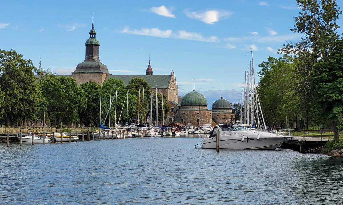 Vadstena: {"base": "de", "no": "Inngang til b\u00e5tplassene i Burggraven. Til venstre er det gjesteplasser og noen private plasser.", "se": "Inloppet till f\u00f6rt\u00f6jningsplatserna i Burggraven. Till v\u00e4nster finns g\u00e4stplatser och n\u00e5gra privata platser.", "en": "Entrance to the moorings in Burggraben. Guest berths are on the left, along with some private berths.", "da": "Indsejling til liggepladserne i Burg-renden. Til venstre er g\u00e6stepladser og nogle private pladser.", "fr": "Entr\u00e9e vers les postes d'amarrage dans le foss\u00e9 du ch\u00e2teau. \u00c0 gauche se trouvent des places pour les invit\u00e9s et quelques places priv\u00e9es.", "de": "Einfahrt zu den Liegepl\u00e4tzen im Burggraben. Links sind G\u00e4stepl\u00e4tze und einige Privatpl\u00e4tze.", "es": "Entrada a los puestos de atraque en el foso del castillo. A la izquierda hay plazas para invitados y algunas plazas privadas.", "it": "Ingresso ai posti barca nel fossato del castello. A sinistra ci sono posti per ospiti e alcuni posti privati.", "pt": "Entrada para os locais de ancoragem no fosso do castelo. \u00c0 esquerda est\u00e3o os lugares para visitantes e alguns lugares privados.", "nl": "Ingang naar de ligplaatsen in de Burggraben. Links zijn gastenplaatsen en enkele priv\u00e9plaatsen.", "pl": "Wej\u015bcie do miejsc postojowych na kanale Burggraben. Po lewej stronie s\u0105 miejsca dla go\u015bci i kilka miejsc prywatnych.", "uk": "\u0412\u0445\u0456\u0434 \u0434\u043e \u043c\u0456\u0441\u0446\u044c \u0434\u043b\u044f \u0448\u0432\u0430\u0440\u0442\u0443\u0432\u0430\u043d\u043d\u044f \u0432 \u0437\u0430\u043c\u043a\u0443. \u041b\u0456\u0432\u043e\u0440\u0443\u0447 \u0454 \u043c\u0456\u0441\u0446\u044f \u0434\u043b\u044f \u0433\u043e\u0441\u0442\u0435\u0439 \u0442\u0430 \u043a\u0456\u043b\u044c\u043a\u0430 \u043f\u0440\u0438\u0432\u0430\u0442\u043d\u0438\u0445 \u043c\u0456\u0441\u0446\u044c.", "ro": "Intrarea spre locurile de acostare \u00een Burggraben. Pe partea st\u00e2ng\u0103 sunt locuri pentru oaspe\u021bi \u0219i c\u00e2teva locuri private.", "tr": "Burggraben'deki ba\u011flama yerlerine giri\u015f. Sol tarafta misafir yerleri ve birka\u00e7 \u00f6zel yer bulunmaktad\u0131r.", "el": "\u0395\u03af\u03c3\u03bf\u03b4\u03bf\u03c2 \u03c3\u03c4\u03bf\u03c5\u03c2 \u03c7\u03ce\u03c1\u03bf\u03c5\u03c2 \u03b5\u03bb\u03bb\u03b9\u03bc\u03b5\u03bd\u03b9\u03c3\u03bc\u03bf\u03cd \u03c3\u03c4\u03bf \u03c4\u03ac\u03c6\u03c1\u03bf \u03c4\u03bf\u03c5 \u03ba\u03ac\u03c3\u03c4\u03c1\u03bf\u03c5. \u0391\u03c1\u03b9\u03c3\u03c4\u03b5\u03c1\u03ac \u03b2\u03c1\u03af\u03c3\u03ba\u03bf\u03bd\u03c4\u03b1\u03b9 \u03b8\u03ad\u03c3\u03b5\u03b9\u03c2 \u03b5\u03c0\u03b9\u03c3\u03ba\u03b5\u03c0\u03c4\u03ce\u03bd \u03ba\u03b1\u03b9 \u03bc\u03b5\u03c1\u03b9\u03ba\u03ad\u03c2 \u03b9\u03b4\u03b9\u03c9\u03c4\u03b9\u03ba\u03ad\u03c2 \u03b8\u03ad\u03c3\u03b5\u03b9\u03c2.", "cs": "Vjezd k p\u0159\u00edstavi\u0161t\u00edm v Burggrabenu. Na lev\u00e9 stran\u011b jsou m\u00edsta pro hosty a n\u011bkter\u00e1 soukrom\u00e1 m\u00edsta.", "hu": "Behaj\u00f3z\u00e1s a kik\u00f6t\u0151helyekhez a v\u00e1r\u00e1rokban. Bal oldalon vend\u00e9ghelyek \u00e9s n\u00e9h\u00e1ny mag\u00e1nhely tal\u00e1lhat\u00f3.", "fi": "Sis\u00e4\u00e4najo laituripaikoille linnoituskanavassa. Vasemmalla on vieraspaikkoja ja joitakin yksityispaikkoja.", "bg": "\u0412\u043b\u0438\u0437\u0430\u043d\u0435 \u043a\u044a\u043c \u043c\u0435\u0441\u0442\u0430\u0442\u0430 \u0437\u0430 \u0430\u043a\u043e\u0441\u0442\u0438\u0440\u0430\u043d\u0435 \u0432 \u043a\u0440\u0435\u043f\u043e\u0441\u0442\u043d\u0438\u044f \u0440\u043e\u0432. \u041e\u0442\u043b\u044f\u0432\u043e \u0441\u0430 \u043c\u0435\u0441\u0442\u0430\u0442\u0430 \u0437\u0430 \u0433\u043e\u0441\u0442\u0438 \u0438 \u043d\u044f\u043a\u043e\u043b\u043a\u043e \u0447\u0430\u0441\u0442\u043d\u0438 \u043c\u0435\u0441\u0442\u0430.", "sr": "\u0423\u043b\u0430\u0437 \u0443 \u043f\u0440\u0438\u0441\u0442\u0430\u043d\u0438\u0448\u0442\u0435 \u0443 \u0434\u0432\u043e\u0440\u0441\u043a\u043e\u043c \u0440\u043e\u0432\u0443. \u0421\u0430 \u043b\u0435\u0432\u0435 \u0441\u0442\u0440\u0430\u043d\u0435 \u0441\u0443 \u043c\u0435\u0441\u0442\u0430 \u0437\u0430 \u0433\u043e\u0441\u0442\u0435 \u0438 \u043d\u0435\u043a\u043e\u043b\u0438\u043a\u043e \u043f\u0440\u0438\u0432\u0430\u0442\u043d\u0438\u0445 \u043c\u0435\u0441\u0442\u0430.", "et": "Sisses\u00f5it Burggraben'i sildumiskohtadele. Vasakul on k\u00fclaliste kohad ja m\u00f5ned eraplatvormid.", "lv": "Iebrauk\u0161ana st\u0101vviet\u0101s Burggraben\u0101. Kreisaj\u0101 pus\u0113 ir viesu vietas un da\u017eas priv\u0101t\u0101s vietas.", "lt": "\u012eplaukimas \u012f prieplaukas Pilies griovyje. Kair\u0117je yra sve\u010di\u0173 vietos ir kelios priva\u010dios vietos."}