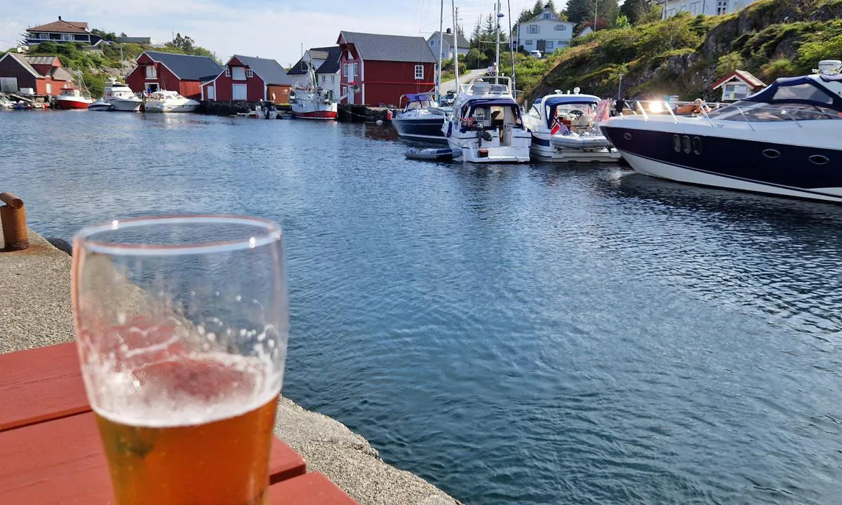 Værlandet: {"base": "no", "no": "28 grader 20.07.2025. Kald \u00f8l p\u00e5 kaien.\r\nHamnaholmen", "se": "28 grader 20.07.2025. Kall \u00f6l p\u00e5 kajen.<br>Hamnholmen", "en": "28 degrees 20.07.2025. Cold beer on the quay.<br>Hamnaholmen", "da": "28 grader 20.07.2025. Kold \u00f8l p\u00e5 kajen. Hamnaholmen", "fr": "28 degr\u00e9s le 20.07.2025. Bi\u00e8re fra\u00eeche sur le quai. Hamnaholmen", "de": "28 Grad 20.07.2025. Kaltes Bier auf dem Kai. Hamnaholmen", "es": "28 grados 20.07.2025. Cerveza fr\u00eda en el muelle. Hamnaholmen", "it": "28 gradi 20.07.2025. Birra fredda sul molo.<br>Hamnaholmen", "pt": "28 graus 20.07.2025. Cerveja gelada no cais. Hamnaholmen", "nl": "28 graden 20.07.2025. Koud bier op de kade. Hamnaholmen", "pl": "28 stopni 20.07.2025. Zimne piwo na nabrze\u017cu. Hamnaholmen", "uk": "28 \u0433\u0440\u0430\u0434\u0443\u0441\u0456\u0432 20.07.2025. \u0425\u043e\u043b\u043e\u0434\u043d\u0435 \u043f\u0438\u0432\u043e \u043d\u0430 \u043f\u0440\u0438\u0447\u0430\u043b\u0456. Hamnaholmen", "ro": "28 de grade 20.07.2025. Bere rece pe chei. Hamnaholmen", "tr": "28 derece 20.07.2025. R\u0131ht\u0131mda so\u011fuk bira. Hamnaholmen", "el": "28 \u03b2\u03b1\u03b8\u03bc\u03bf\u03af 20.07.2025. \u039a\u03c1\u03cd\u03b1 \u03bc\u03c0\u03cd\u03c1\u03b1 \u03c3\u03c4\u03b7\u03bd \u03b1\u03c0\u03bf\u03b2\u03ac\u03b8\u03c1\u03b1.<br>Hamnaholmen", "cs": "28 stup\u0148\u016f 20.07.2025. Studen\u00e9 pivo na molu. Hamnaholmen", "hu": "28 fok 2025.07.20. Hideg s\u00f6r a m\u00f3l\u00f3n. Hamnaholmen", "fi": "28 astetta 20.07.2025. Kylm\u00e4\u00e4 olutta satamalaiturilla.<br>Hamnaholmen", "bg": "28 \u0433\u0440\u0430\u0434\u0443\u0441\u0430 20.07.2025. \u0421\u0442\u0443\u0434\u0435\u043d\u0430 \u0431\u0438\u0440\u0430 \u043d\u0430 \u043a\u0435\u044f. Hamnaholmen", "sr": "28 \u0441\u0442\u0435\u043f\u0435\u043d\u0438 20.07.2025. \u0425\u043b\u0430\u0434\u043d\u043e \u043f\u0438\u0432\u043e \u043d\u0430 \u043f\u0440\u0438\u0441\u0442\u0430\u043d\u0438\u0448\u0442\u0443.<br>Hamnaholmen", "et": "28 kraadi 20.07.2025. K\u00fclm \u00f5lu kail. Hamnaholmen", "lv": "28 gr\u0101di 20.07.2025. Auksts alus uz piest\u0101tnes.<br>Hamnaholmen", "lt": "28 laipsni\u0173 2025-07-20. \u0160altas alus prieplaukoje. Hamnaholmen"}