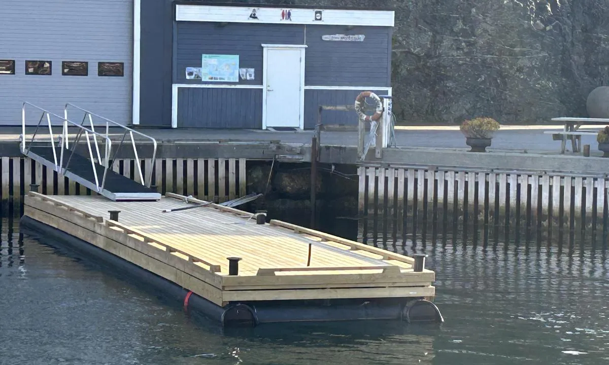 Værlandet: {"base": "en", "no": "26-05-2026: ny flytebrygge foran servicebygningen", "se": "26-05-2026: ny flytbrygga framf\u00f6r servicebyggnaden", "en": "26-05-2026: new floating pontoon in front of the service building", "da": "26-05-2026: ny flydende ponton foran servicebygningen", "fr": "26-05-2026 : nouveau ponton flottant en face du b\u00e2timent de service", "de": "26-05-2026: Neuer Schwimmsteg vor dem Servicegeb\u00e4ude", "es": "26-05-2026: nuevo pont\u00f3n flotante frente al edificio de servicios", "it": "26-05-2026: nuovo pontile galleggiante di fronte all'edificio dei servizi", "pt": "26-05-2026: novo pont\u00e3o flutuante em frente ao edif\u00edcio de servi\u00e7o", "nl": "26-05-2026: nieuwe drijvende steiger voor het dienstgebouw", "pl": "26-05-2026: nowy p\u0142ywaj\u0105cy pomost przed budynkiem us\u0142ugowym", "uk": "26-05-2026: \u043d\u043e\u0432\u0438\u0439 \u043f\u043b\u0430\u0432\u0443\u0447\u0438\u0439 \u043f\u043e\u043d\u0442\u043e\u043d \u043f\u0435\u0440\u0435\u0434 \u0441\u0435\u0440\u0432\u0456\u0441\u043d\u043e\u044e \u0431\u0443\u0434\u0456\u0432\u043b\u0435\u044e", "ro": "26-05-2026: nou ponton plutitor \u00een fa\u021ba cl\u0103dirii de servicii", "tr": "26-05-2026: hizmet binas\u0131n\u0131n \u00f6n\u00fcnde yeni y\u00fczer iskele", "el": "26-05-2026: \u03bd\u03ad\u03b1 \u03c0\u03bb\u03c9\u03c4\u03ae \u03b5\u03be\u03ad\u03b4\u03c1\u03b1 \u03bc\u03c0\u03c1\u03bf\u03c3\u03c4\u03ac \u03b1\u03c0\u03cc \u03c4\u03bf \u03ba\u03c4\u03af\u03c1\u03b9\u03bf \u03b5\u03be\u03c5\u03c0\u03b7\u03c1\u03ad\u03c4\u03b7\u03c3\u03b7\u03c2", "cs": "26-05-2026: nov\u00fd plovouc\u00ed ponton p\u0159ed servisn\u00ed budovou", "hu": "2026-05-26: \u00faj \u00fasz\u00f3ponton a kiszolg\u00e1l\u00f3 \u00e9p\u00fclet el\u0151tt", "fi": "26-05-2026: uusi kelluva ponttoni palvelurakennuksen edess\u00e4", "bg": "26-05-2026: \u043d\u043e\u0432 \u043f\u043b\u0430\u0432\u0430\u0449 \u043f\u043e\u043d\u0442\u043e\u043d \u043f\u0440\u0435\u0434 \u0441\u0433\u0440\u0430\u0434\u0430\u0442\u0430 \u0437\u0430 \u043e\u0431\u0441\u043b\u0443\u0436\u0432\u0430\u043d\u0435", "sr": "26-05-2026: novi plutaju\u0107i ponton ispred zgrade sa uslugama", "et": "26-05-2026: uus ujuvkai teenindushoone ees", "lv": "2026-05-26: jauns peldo\u0161ais pontons servisa \u0113kas priek\u0161\u0101", "lt": "2026-05-26: naujas pl\u016bduriuojantis pontonas prie\u0161ais paslaug\u0173 pastat\u0105"}