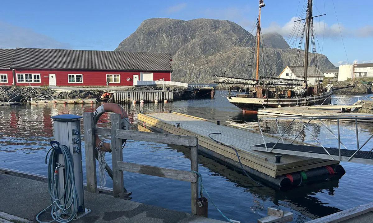 Værlandet: {"base": "it", "no": "26. mai 2026: Ny flytebrygge for gjesteb\u00e5ter", "se": "26 maj 2026: nya flytbryggor f\u00f6r g\u00e4stb\u00e5tar", "en": "May 26, 2026: New floating dock for Guest Boats", "da": "26. maj 2026: nye flydende <b>pontoner</b> til g\u00e6steb\u00e5de", "fr": "26 mai 2026 : nouveau ponton flottant pour les bateaux visiteurs", "de": "26 Mai 2026: neuer Schwimmsteg f\u00fcr G\u00e4steboote", "es": "26 may 2026: nuevos muelles flotantes para barcos de invitados", "it": "26 mag 2026: new floating  for Guest Boats", "pt": "26 mag 2026: novo flutuante para barcos de visitantes", "nl": "26 mei 2026: nieuwe drijvende steiger voor gastboten", "pl": "26 maja 2026: nowy p\u0142ywaj\u0105cy dla \u0142odzi go\u015bcinnych", "uk": "26 \u0442\u0440\u0430\u0432 2026: \u043d\u043e\u0432\u0438\u0439 \u043f\u043b\u0430\u0432\u0430\u044e\u0447\u0438\u0439 \u043f\u0440\u0438\u0447\u0430\u043b \u0434\u043b\u044f \u0433\u043e\u0441\u0442\u044c\u043e\u0432\u0438\u0445 \u0441\u0443\u0434\u0435\u043d", "ro": "26 mai 2026: nou ponton plutitor pentru ambarca\u021biuni de oaspe\u021bi", "tr": "26 may\u0131s 2026: Misafir Tekneler i\u00e7in yeni y\u00fczer iskele", "el": "26 \u039c\u03b1\u0390\u03bf\u03c5 2026: \u03bd\u03ad\u03bf \u03c0\u03bb\u03c9\u03c4\u03cc \u03b3\u03b9\u03b1 \u03c3\u03ba\u03ac\u03c6\u03b7 \u03b5\u03c0\u03b9\u03c3\u03ba\u03b5\u03c0\u03c4\u03ce\u03bd", "cs": "26. kv\u011btna 2026: nov\u00fd plovouc\u00ed dok pro hostuj\u00edc\u00ed lod\u011b", "hu": "2026. m\u00e1jus 26.: \u00faj \u00fasz\u00f3 st\u00e9g vend\u00e9ghaj\u00f3k sz\u00e1m\u00e1ra", "fi": "26. toukokuu 2026: Uusi kelluva laituri vierasveneille", "bg": "26 \u043c\u0430\u0439 2026 \u0433.: \u043d\u043e\u0432\u0438 \u043f\u043b\u0430\u0432\u0430\u0449\u0438 \u0437\u0430 \u0433\u043e\u0441\u0442\u0443\u0432\u0430\u0449\u0438 \u043b\u043e\u0434\u043a\u0438", "sr": "26. \u043c\u0430\u0458 2026: \u043d\u043e\u0432 \u043f\u043b\u0443\u0442\u0430\u0458\u0443\u045b\u0438 \u043c\u043e\u043b \u0437\u0430 \u0433\u043e\u0441\u0442\u0443\u0458\u0443\u045b\u0435 \u0447\u0430\u043c\u0446\u0435", "et": "26. mai 2026: uus ujuvkai k\u00fclalispaatidele", "lv": "2026 gada 26. maijs: jauna peldo\u0161a platforma viesu laiv\u0101m", "lt": "2026 m. gegu\u017e\u0117s 26 d.: nauji pl\u016bduriuojantys \u0161vartavimosi \u012frenginiai sve\u010di\u0173 laivams"}
