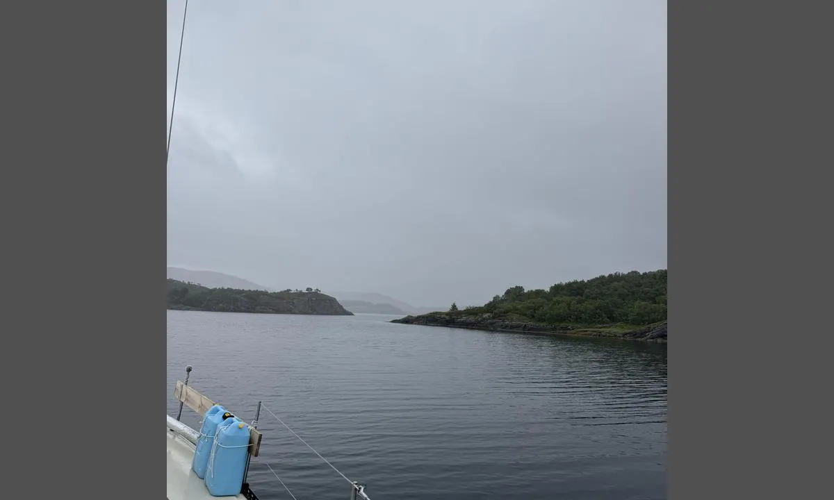 Våg: Easy anchoring in shallow water. There can be some currents. Lots of fish to catch.