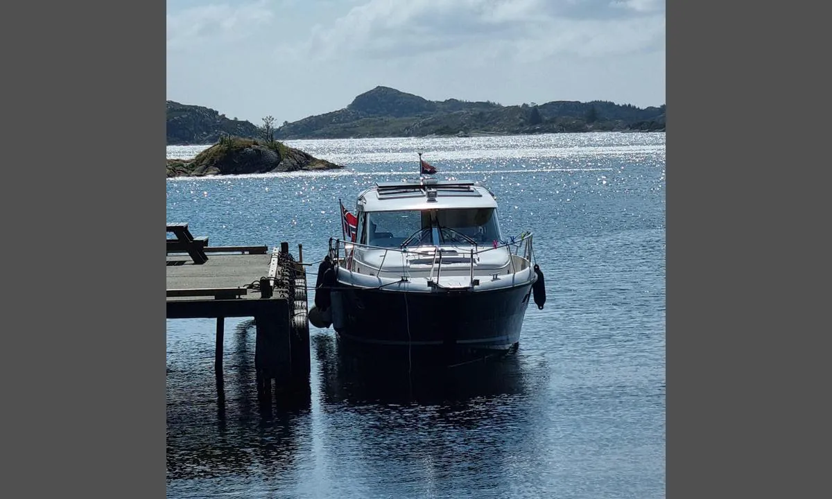 Våga kai (offentlig kai): {"base": "no", "no": "Plass til 1 b\u00e5t her. 3.5m meter dydde. Fiskemuighet. \r\n2 benker p\u00e5 kaien. Turmuligheter i omr\u00e5de.", "se": "Plats f\u00f6r 1 b\u00e5t h\u00e4r. 3,5m meter djup. Fiskem\u00f6jlighet. 2 b\u00e4nkar p\u00e5 kajen. Promenadm\u00f6jligheter i omr\u00e5det.", "en": "Room for 1 boat here. 3.5 meter depth. Fishing opportunities. 2 benches on the quay. Hiking opportunities in the area.", "da": "Plads til 1 b\u00e5d her. 3,5m meter dybde. Fiskemulighed.<br>2 b\u00e6nke p\u00e5 kajen. Turmuligheder i omr\u00e5det.", "fr": "Emplacement pour 1 bateau ici. Profondeur de 3,5 m\u00e8tres. Possibilit\u00e9 de p\u00eache.<br>2 bancs sur le quai. Possibilit\u00e9s de randonn\u00e9e dans la r\u00e9gion.", "de": "Platz f\u00fcr 1 Boot hier. 3,5 m Tiefe. Angelm\u00f6glichkeit. 2 B\u00e4nke am Kai. Wanderm\u00f6glichkeiten in der Umgebung.", "es": "Espacio para 1 barco aqu\u00ed. 3.5m metros de profundidad. Oportunidad de pesca.<br>2 bancos en el muelle. Posibilidades de hacer senderismo en la zona.", "it": "Posto per 1 barca qui. Profondit\u00e0 di 3,5m. Possibilit\u00e0 di pesca. 2 panchine sul molo. Possibilit\u00e0 di escursioni nella zona.", "pt": "Lugar para 1 barco aqui. Profundidade de 3,5 m. Possibilidade de pesca. 2 bancos no cais. Possibilidades de passeio na \u00e1rea.", "nl": "Plaats voor 1 boot hier. 3,5m diepte. Visgelegenheid. 2 banken op de kade. Wandermogelijkheden in de omgeving.", "pl": "Miejsce na 1 \u0142\u00f3d\u017a tutaj. G\u0142\u0119boko\u015b\u0107 3,5 metra. Mo\u017cliwo\u015b\u0107 \u0142owienia ryb. 2 \u0142awki na nabrze\u017cu. Mo\u017cliwo\u015bci wycieczek w okolicy.", "uk": "\u041c\u0456\u0441\u0446\u0435 \u043d\u0430 1 \u0447\u043e\u0432\u0435\u043d \u0442\u0443\u0442. \u0413\u043b\u0438\u0431\u0438\u043d\u0430 3,5 \u043c\u0435\u0442\u0440\u0438. \u041c\u043e\u0436\u043b\u0438\u0432\u0456\u0441\u0442\u044c \u0440\u0438\u0431\u043e\u043b\u043e\u0432\u043b\u0456. 2 \u043b\u0430\u0432\u043a\u0438 \u043d\u0430 \u043f\u0440\u0438\u0447\u0430\u043b\u0456. \u041c\u043e\u0436\u043b\u0438\u0432\u043e\u0441\u0442\u0456 \u0434\u043b\u044f \u043f\u0440\u043e\u0433\u0443\u043b\u044f\u043d\u043e\u043a \u0432 \u043e\u043a\u043e\u043b\u0438\u0446\u044f\u0445.", "ro": "Loc pentru 1 barc\u0103 aici. Ad\u00e2ncime de 3,5m. Posibilitate de pescuit. 2 b\u0103nci pe cheu. Posibilit\u0103\u021bi de plimbare \u00een zon\u0103.", "tr": "Burada 1 tekne i\u00e7in yer var. 3,5 metre derinlik. Bal\u0131k\u00e7\u0131l\u0131k imkan\u0131. \u0130skelenin \u00fczerinde 2 bank. B\u00f6lgedeki y\u00fcr\u00fcy\u00fc\u015f yollar\u0131.", "el": "\u03a7\u03ce\u03c1\u03bf\u03c2 \u03b3\u03b9\u03b1 1 \u03c3\u03ba\u03ac\u03c6\u03bf\u03c2 \u03b5\u03b4\u03ce. 3,5\u03bc \u03b2\u03ac\u03b8\u03bf\u03c2. \u0394\u03c5\u03bd\u03b1\u03c4\u03cc\u03c4\u03b7\u03c4\u03b1 \u03c8\u03b1\u03c1\u03ad\u03bc\u03b1\u03c4\u03bf\u03c2. 2 \u03c0\u03ac\u03b3\u03ba\u03bf\u03b9 \u03c3\u03c4\u03b7\u03bd \u03c0\u03c1\u03bf\u03ba\u03c5\u03bc\u03b1\u03af\u03b1. \u0394\u03c5\u03bd\u03b1\u03c4\u03cc\u03c4\u03b7\u03c4\u03b5\u03c2 \u03c0\u03b5\u03b6\u03bf\u03c0\u03bf\u03c1\u03af\u03b1\u03c2 \u03c3\u03c4\u03b7\u03bd \u03c0\u03b5\u03c1\u03b9\u03bf\u03c7\u03ae.", "cs": "M\u00edsto pro 1 lo\u010f zde. Hloubka 3,5 m. Mo\u017enost rybolovu.<br>2 lavi\u010dky na molu. Mo\u017enosti v\u00fdlet\u016f v okol\u00ed.", "hu": "Egy haj\u00f3 sz\u00e1m\u00e1ra van hely itt. 3,5 m\u00e9ter m\u00e9ly. Horg\u00e1sz\u00e1si lehet\u0151s\u00e9g.<br/>2 pad tal\u00e1lhat\u00f3 a m\u00f3l\u00f3n. T\u00far\u00e1z\u00e1si lehet\u0151s\u00e9gek a k\u00f6rny\u00e9ken.", "fi": "Paikka yhdelle veneelle t\u00e4\u00e4ll\u00e4. Syvyys 3,5 metri\u00e4. Kalastusmahdollisuus. 2 penkki\u00e4 laiturilla. Retkeilymahdollisuuksia alueella.", "bg": "\u041c\u044f\u0441\u0442\u043e \u0437\u0430 1 \u043b\u043e\u0434\u043a\u0430 \u0442\u0443\u043a. 3.5 \u043c\u0435\u0442\u0440\u0430 \u0434\u044a\u043b\u0431\u043e\u0447\u0438\u043d\u0430. \u0412\u044a\u0437\u043c\u043e\u0436\u043d\u043e\u0441\u0442 \u0437\u0430 \u0440\u0438\u0431\u043e\u043b\u043e\u0432. 2 \u043f\u0435\u0439\u043a\u0438 \u043d\u0430 \u043a\u0435\u044f. \u0412\u044a\u0437\u043c\u043e\u0436\u043d\u043e\u0441\u0442\u0438 \u0437\u0430 \u0440\u0430\u0437\u0445\u043e\u0434\u043a\u0430 \u0432 \u0440\u0430\u0439\u043e\u043d\u0430.", "sr": "Mesto za jedan brod ovde. Dubina 3.5 metara. Mogu\u0107nost ribolova. 2 klupe na pristani\u0161tu. Mogu\u0107nosti za izlete u okolini.", "et": "Koht 1 laevale siin. 3.5m s\u00fcgavus. Kalap\u00fc\u00fcgi v\u00f5imalus. 2 pinki kail. Matkamisv\u00f5imalused piirkonnas.", "lv": "Vieta 1 laivai \u0161eit. 3,5 metri dzi\u013cums. Mak\u0161\u0137er\u0113\u0161anas iesp\u0113jas. 2 soli\u0146i uz piest\u0101tnes. Iesp\u0113jas p\u0101rg\u0101jieniem apk\u0101rtn\u0113.", "lt": "Vieta 1 laivui \u010dia. 3,5 m gylis. \u017dvejybos galimyb\u0117. 2 suolai prieplaukoje. Ekskursijos galimyb\u0117s apylink\u0117se."}