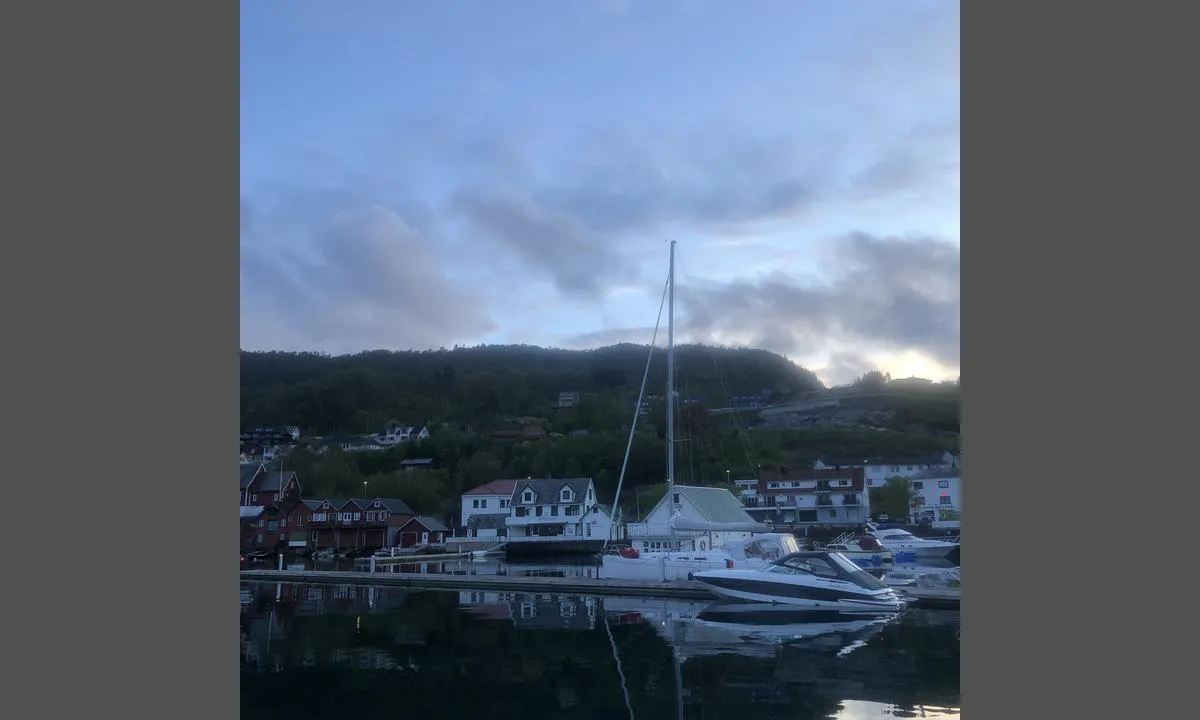 Våge Gjestehavn: Restauranten i bakgrunnen har sin egen gjestebrygge.