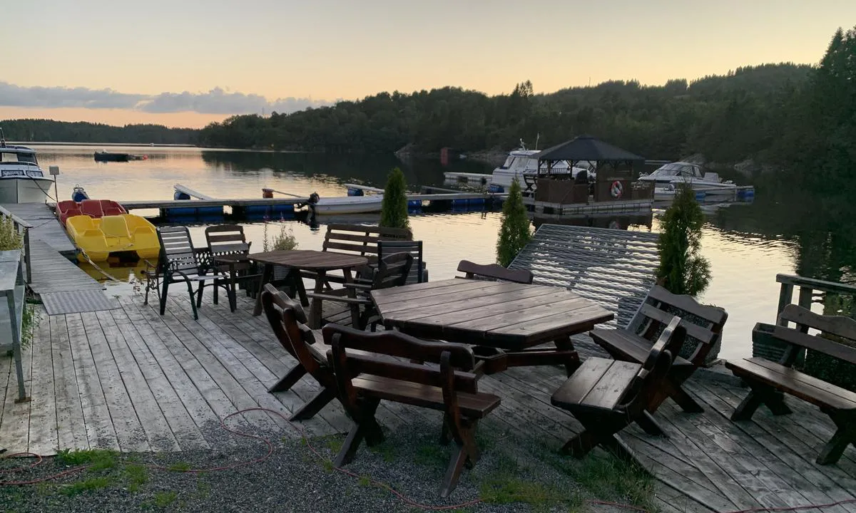 Vågseidstranda: Masse plasser hvor en kan nyte kveldsmat, eller en is kjøpt i kiosken.
Om morgenen serveres ferske rundstykker.