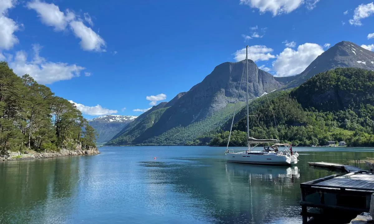 Vågshamna: Fin og som regel lun havn for å ligge på svai. Det er en flytebrygge der som ikke egner seg veldig til å fortøye, men kan likevel benyttes til dingy eller av/påstigning. Pass på dybde og tau. Det er grunt i den faste bryggen.