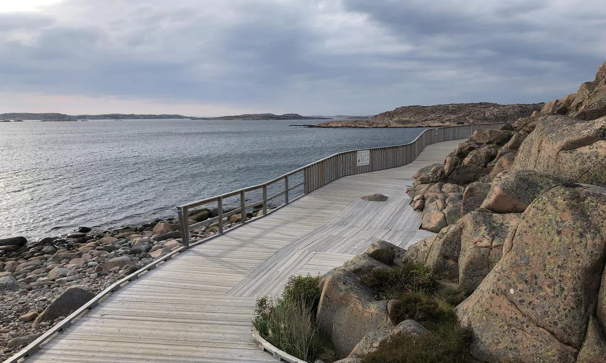 Fra Valbodalen er det en fin promenade langs klippene til Nordhavnen i Lysekil. Ca 2 km.