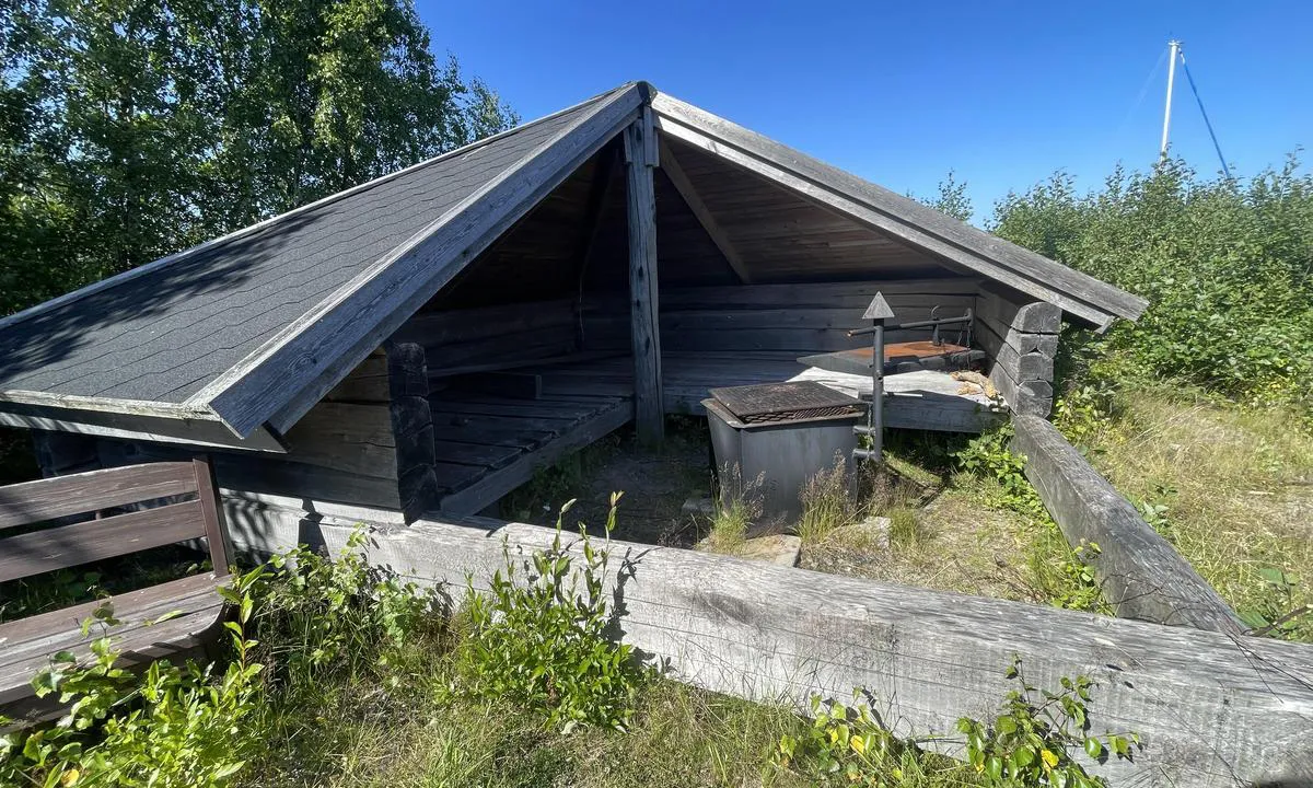 Valsörarna: {"base": "en", "no": "Lysthus med peis", "se": "Tillflykt med eldstad", "en": "Refugee with fireplace", "da": "Flygtning med pejs", "fr": "Refuge avec chemin\u00e9e", "de": "Zuflucht mit Kamin", "es": "Refugio con chimenea", "it": "Rifugio con camino", "pt": "Ref\u00fagio com lareira", "nl": "Toevluchtsoord met open haard", "pl": "Schronienie z kominkiem", "uk": "\u041f\u0440\u0438\u0442\u0443\u043b\u043e\u043a \u0437 \u043a\u0430\u043c\u0456\u043d\u043e\u043c", "ro": "Refugiu cu \u0219emineu", "tr": "\u015e\u00f6mineli S\u0131\u011f\u0131nak", "el": "\u039a\u03b1\u03c4\u03b1\u03c6\u03cd\u03b3\u03b9\u03bf \u03bc\u03b5 \u03c4\u03b6\u03ac\u03ba\u03b9", "cs": "\u00dato\u010di\u0161t\u011b s krbem", "hu": "Mened\u00e9khely kandall\u00f3val", "fi": "Turvapaikka, jossa takka", "bg": "\u0423\u0431\u0435\u0436\u0438\u0449\u0435 \u0441 \u043a\u0430\u043c\u0438\u043d\u0430", "sr": "Skloni\u0161te sa kaminom", "et": "Varjupaik kaminaga", "lv": "Patv\u0113ruma vieta ar kam\u012bnu", "lt": "Prieb\u0117ga su \u017eidiniu"}