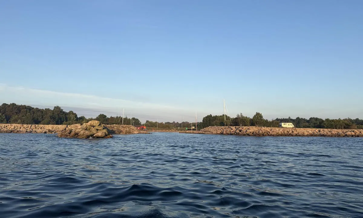 Vändburg: {"base": "se", "no": "Innseiling til havnen", "se": "Inloppet till hamnen", "en": "The entrance to the harbour", "da": "Indl\u00f8bet til havnen", "fr": "L'entr\u00e9e du port", "de": "Die Einfahrt zum Hafen", "es": "Entrada al puerto", "it": "L'ingresso al porto", "pt": "A entrada do porto", "nl": "De ingang van de haven", "pl": "Wej\u015bcie do portu", "uk": "\u0412\u0445\u0456\u0434 \u0434\u043e \u043f\u043e\u0440\u0442\u0443", "ro": "Intrarea \u00een port", "tr": "Liman giri\u015fi", "el": "\u0397 \u03b5\u03af\u03c3\u03bf\u03b4\u03bf\u03c2 \u03c3\u03c4\u03bf \u03bb\u03b9\u03bc\u03ac\u03bd\u03b9", "cs": "Vjezd do p\u0159\u00edstavu", "hu": "A kik\u00f6t\u0151 bej\u00e1rata", "fi": "Sataman sis\u00e4\u00e4nk\u00e4ynti", "bg": "\u0412\u0445\u043e\u0434\u044a\u0442 \u043a\u044a\u043c \u043f\u0440\u0438\u0441\u0442\u0430\u043d\u0438\u0449\u0435\u0442\u043e", "sr": "Ulaz u luku", "et": "Sadama sisses\u00f5it", "lv": "Ostas ieeja", "lt": "\u012eplaukimas \u012f uost\u0105"}