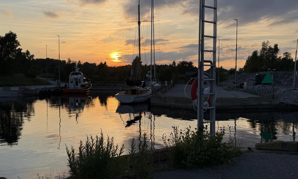 Vändburg: {"base": "se", "no": "Havnens vestre del", "se": "Hamnens v\u00e4stra del", "en": "The western part of the harbour", "da": "Havnens vestlige del", "fr": "La partie ouest du port", "de": "Der westliche Teil des Hafens", "es": "La parte occidental del puerto", "it": "La parte occidentale del porto", "pt": "Parte oeste do porto", "nl": "De westelijke deel van de haven", "pl": "Zachodnia cz\u0119\u015b\u0107 portu", "uk": "\u0417\u0430\u0445\u0456\u0434\u043d\u0430 \u0447\u0430\u0441\u0442\u0438\u043d\u0430 \u0433\u0430\u0432\u0430\u043d\u0456", "ro": "Partea de vest a portului", "tr": "Liman\u0131n bat\u0131 k\u0131sm\u0131", "el": "\u03a4\u03bf \u03b4\u03c5\u03c4\u03b9\u03ba\u03cc \u03c4\u03bc\u03ae\u03bc\u03b1 \u03c4\u03bf\u03c5 \u03bb\u03b9\u03bc\u03b1\u03bd\u03b9\u03bf\u03cd", "cs": "Z\u00e1padn\u00ed \u010d\u00e1st p\u0159\u00edstavu", "hu": "A kik\u00f6t\u0151 nyugati r\u00e9sze", "fi": "Sataman l\u00e4nsiosa", "bg": "\u0417\u0430\u043f\u0430\u0434\u043d\u0430\u0442\u0430 \u0447\u0430\u0441\u0442 \u043d\u0430 \u043f\u0440\u0438\u0441\u0442\u0430\u043d\u0438\u0449\u0435\u0442\u043e", "sr": "Zapadni deo luke", "et": "Sadam l\u00e4\u00e4neosa", "lv": "Ostas rietumu da\u013ca", "lt": "Uosto vakarin\u0117 dalis"}