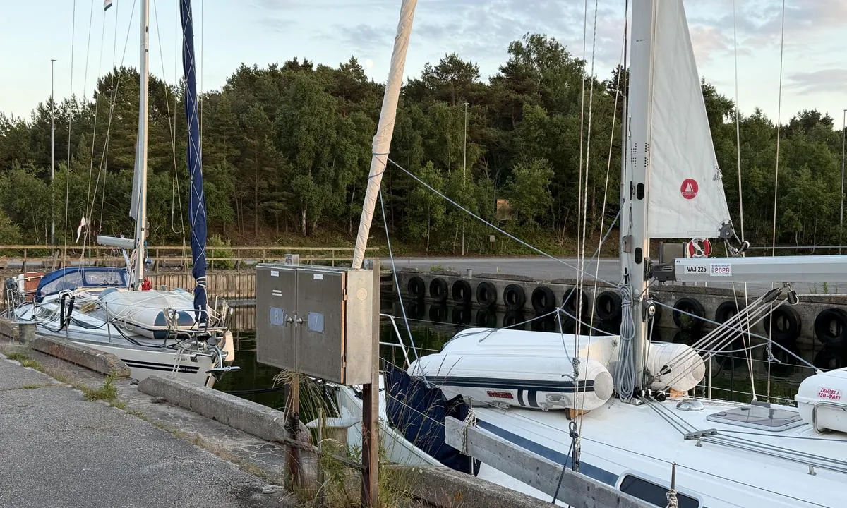 Vändburg: {"base": "se", "no": "Den nord\u00f8stlige bassengen. Den innerste plassen var merket \u00abReservert\u00bb", "se": "Den nord\u00f6stra bass\u00e4ngen. Den innnersta platsen var m\u00e4rk \u201dReserverad\u201d", "en": "The northeastern basin. The innermost spot was marked \"Reserved\".", "da": "Den nord\u00f8stlige havnebassin. Den inderste plads var m\u00e6rket 'Reserveret'", "fr": "Le bassin nord-est. La place la plus int\u00e9rieure \u00e9tait marqu\u00e9e \u00ab R\u00e9serv\u00e9e \u00bb", "de": "Das nord\u00f6stliche Becken. Der innerste Platz war mit \u201eReserviert\u201c gekennzeichnet.", "es": "El cuenco noreste. El lugar m\u00e1s interior estaba marcado como 'Reservado.'", "it": "Il bacino nord-orientale. Il posto pi\u00f9 interno era contrassegnato con 'Riservato'", "pt": "A bacia nordeste. O lugar mais interno estava marcado como 'Reservado'.", "nl": "Het noordoostelijke bassin. De binnenste plek was gemarkeerd als 'Gereserveerd'.", "pl": "Basen p\u00f3\u0142nocno-wschodnia. Najbardziej wewn\u0119trzne miejsce by\u0142o oznaczone jako \u201eZarezerwowane\u201d", "uk": "\u041f\u0456\u0432\u043d\u0456\u0447\u043d\u043e-\u0441\u0445\u0456\u0434\u043d\u0438\u0439 \u0431\u0430\u0441\u0435\u0439\u043d. \u041d\u0430\u0439\u0433\u043b\u0438\u0431\u0448\u0435 \u043c\u0456\u0441\u0446\u0435 \u043f\u043e\u0437\u043d\u0430\u0447\u0435\u043d\u0435 \u044f\u043a '\u0417\u0430\u0440\u0435\u0437\u0435\u0440\u0432\u043e\u0432\u0430\u043d\u043e'", "ro": "Bazinul de nord-est. Locul cel mai interior era marcat \u201eRezervat\u201d", "tr": "Kuzeydo\u011fu havzas\u0131. En i\u00e7teki yer <em>Rezerve</em> olarak i\u015faretlenmi\u015fti.", "el": "\u0397 \u03b2\u03bf\u03c1\u03b5\u03b9\u03bf\u03b1\u03bd\u03b1\u03c4\u03bf\u03bb\u03b9\u03ba\u03ae \u03bb\u03b5\u03ba\u03ac\u03bd\u03b7. \u0397 \u03c0\u03b9\u03bf \u03b5\u03c3\u03c9\u03c4\u03b5\u03c1\u03b9\u03ba\u03ae \u03b8\u03ad\u03c3\u03b7 \u03ae\u03c4\u03b1\u03bd \u03c3\u03b7\u03bc\u03b5\u03b9\u03c9\u03bc\u03ad\u03bd\u03b7 \u00ab\u039a\u03c1\u03b1\u03c4\u03b7\u03bc\u03ad\u03bd\u03b7\u00bb", "cs": "Severov\u00fdchodn\u00ed n\u00e1dr\u017e. Nejvnit\u0159n\u011bj\u0161\u00ed m\u00edsto bylo ozna\u010deno jako <i>Rezervov\u00e1no</i>.", "hu": "Az \u00e9szakkeleti medence. A legbels\u0151 hely \u201eFoglalt\u201d jelz\u00e9ssel volt megjel\u00f6lve.", "fi": "Koillinen allas. Sisimm\u00e4inen paikka oli merkitty \u2018Varattu\u2019", "bg": "\u0421\u0435\u0432\u0435\u0440\u043e\u0438\u0437\u0442\u043e\u0447\u043d\u0438\u044f\u0442 \u0431\u0430\u0441\u0435\u0439\u043d. \u041d\u0430\u0439-\u0432\u044a\u0442\u0440\u0435\u0448\u043d\u043e\u0442\u043e \u043c\u044f\u0441\u0442\u043e \u0431\u0435\u0448\u0435 \u043c\u0430\u0440\u043a\u0438\u0440\u0430\u043d\u043e \u043a\u0430\u0442\u043e \u201e\u0420\u0435\u0437\u0435\u0440\u0432\u0438\u0440\u0430\u043d\u043e\u201c", "sr": "Severoisto\u010dni bazen. Najunutra\u0161njije mesto je ozna\u010deno kao \u201eRezervisano\u201d", "et": "Kirde bassein. Sisemine koht oli m\u00e4rgistatud \u201eReserveeritud\u201c", "lv": "Zieme\u013caustrumu baseins. Iek\u0161\u0113j\u0101 vieta bija apz\u012bm\u0113ta ar 'Rezerv\u0113ts'", "lt": "\u0160iaur\u0117s ryt\u0173 baseinas. Vidin\u0117 vieta pa\u017eym\u0117ta 'Rezervuota'"}