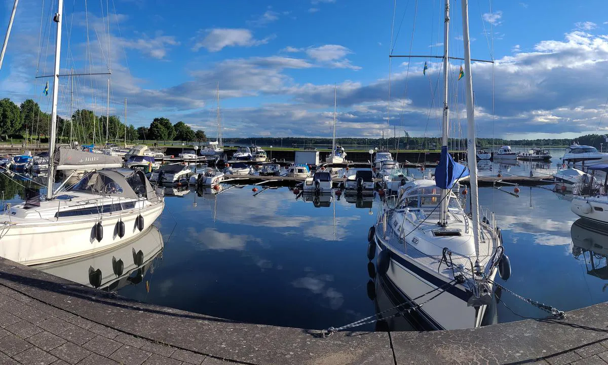 Vänersborg: {"base": "de", "no": "Utsikt fra den nordlige gjestebryggen mot havnen. Til h\u00f8yre i bakgrunnen er innseilingen.", "se": "Utsikt fr\u00e5n den norra g\u00e4stbryggan mot hamnen. Till h\u00f6ger i bakgrunden \u00e4r inloppet.", "en": "View from the northern guest pier towards the harbor. The entrance is in the background on the right.", "da": "Udsigt fra den nordlige g\u00e6sterbro mod havnen. Til h\u00f8jre i baggrunden er indsejlingen.", "fr": "Vue depuis le ponton d'amarrage nord pour les invit\u00e9s sur le port. \u00c0 droite, en arri\u00e8re-plan, se trouve l'acc\u00e8s.", "de": "Blick vom n\u00f6rdlichen G\u00e4stepier auf den Hafen. Rechts im Hintergrund ist die Zufahrt.", "es": "Vista desde el muelle de invitados del norte hacia el puerto. A la derecha en el fondo est\u00e1 el acceso.", "it": "Vista dal molo nord degli ospiti sul porto. A destra sullo sfondo c'\u00e8 l'accesso.", "pt": "Vista do cais de visitantes ao norte para o porto. \u00c0 direita no fundo est\u00e1 a entrada.", "nl": "Uitzicht vanaf de noordelijke gastenpier op de haven. Rechts op de achtergrond is de toegang.", "pl": "Widok z p\u00f3\u0142nocnego pomostu dla go\u015bci na port. Po prawej stronie w tle znajduje si\u0119 wjazd.", "uk": "\u0412\u0438\u0434 \u0437 \u043f\u0456\u0432\u043d\u0456\u0447\u043d\u043e\u0433\u043e \u043f\u0456\u0440\u0441\u0443 \u0434\u043b\u044f \u0433\u043e\u0441\u0442\u0435\u0439 \u043d\u0430 \u0433\u0430\u0432\u0430\u043d\u044c. \u041f\u0440\u0430\u0432\u043e\u0440\u0443\u0447 \u043d\u0430 \u0437\u0430\u0434\u043d\u044c\u043e\u043c\u0443 \u043f\u043b\u0430\u043d\u0456 \u0437\u043d\u0430\u0445\u043e\u0434\u0438\u0442\u044c\u0441\u044f \u0432'\u0457\u0437\u0434.", "ro": "Privire de la cheiul nordic pentru oaspe\u021bi spre port. \u00cen dreapta, \u00een fundal, este intrarea.", "tr": "Kuzeydeki misafir iskelesinden limana bak\u0131\u015f. Sa\u011f arka planda ise giri\u015f.", "el": "\u0398\u03ad\u03b1 \u03b1\u03c0\u03cc \u03c4\u03b7\u03bd \u03b2\u03cc\u03c1\u03b5\u03b9\u03b1 \u03b1\u03c0\u03bf\u03b2\u03ac\u03b8\u03c1\u03b1 \u03b5\u03c0\u03b9\u03c3\u03ba\u03b5\u03c0\u03c4\u03ce\u03bd \u03c0\u03c1\u03bf\u03c2 \u03c4\u03bf \u03bb\u03b9\u03bc\u03ac\u03bd\u03b9. \u0394\u03b5\u03be\u03b9\u03ac \u03c3\u03c4\u03bf \u03b2\u03ac\u03b8\u03bf\u03c2 \u03b2\u03c1\u03af\u03c3\u03ba\u03b5\u03c4\u03b1\u03b9 \u03b7 \u03b5\u03af\u03c3\u03bf\u03b4\u03bf\u03c2.", "cs": "Pohled z severn\u00edho hostovsk\u00e9ho mola na p\u0159\u00edstav. Vpravo v pozad\u00ed je vjezd.", "hu": "Kil\u00e1t\u00e1s az \u00e9szaki vend\u00e9gm\u00f3l\u00f3r\u00f3l a kik\u00f6t\u0151re. Jobbra a h\u00e1tt\u00e9rben tal\u00e1lhat\u00f3 a behajt\u00e1s.", "fi": "N\u00e4kym\u00e4 pohjoiselta vieraslaiturilta satamaan. Oikealla taustalla on sis\u00e4\u00e4ntulo.", "bg": "\u0418\u0437\u0433\u043b\u0435\u0434 \u043e\u0442 \u0441\u0435\u0432\u0435\u0440\u043d\u0438\u044f \u043a\u0435\u0439 \u0437\u0430 \u0433\u043e\u0441\u0442\u0438 \u043a\u044a\u043c \u043f\u0440\u0438\u0441\u0442\u0430\u043d\u0438\u0449\u0435\u0442\u043e. \u0412\u0434\u044f\u0441\u043d\u043e \u043d\u0430 \u0437\u0430\u0434\u0435\u043d \u043f\u043b\u0430\u043d \u0435 \u0432\u0445\u043e\u0434\u044a\u0442.", "sr": "Pogled sa severnog gostuju\u0107eg pristani\u0161ta na luku. Desno u pozadini je prilaz.", "et": "Vaade p\u00f5hja k\u00fclaliste kailt sadamale. Taustal paremal on sisses\u00f5it.", "lv": "Skats no zieme\u013cu viesu piest\u0101tnes uz ostu. Pa labi fon\u0101 ir piek\u013cuve.", "lt": "Vaizdas i\u0161 \u0161iaurin\u0117s sve\u010di\u0173 prieplaukos \u012f uost\u0105. De\u0161in\u0117je fone yra \u012fplaukimas."}