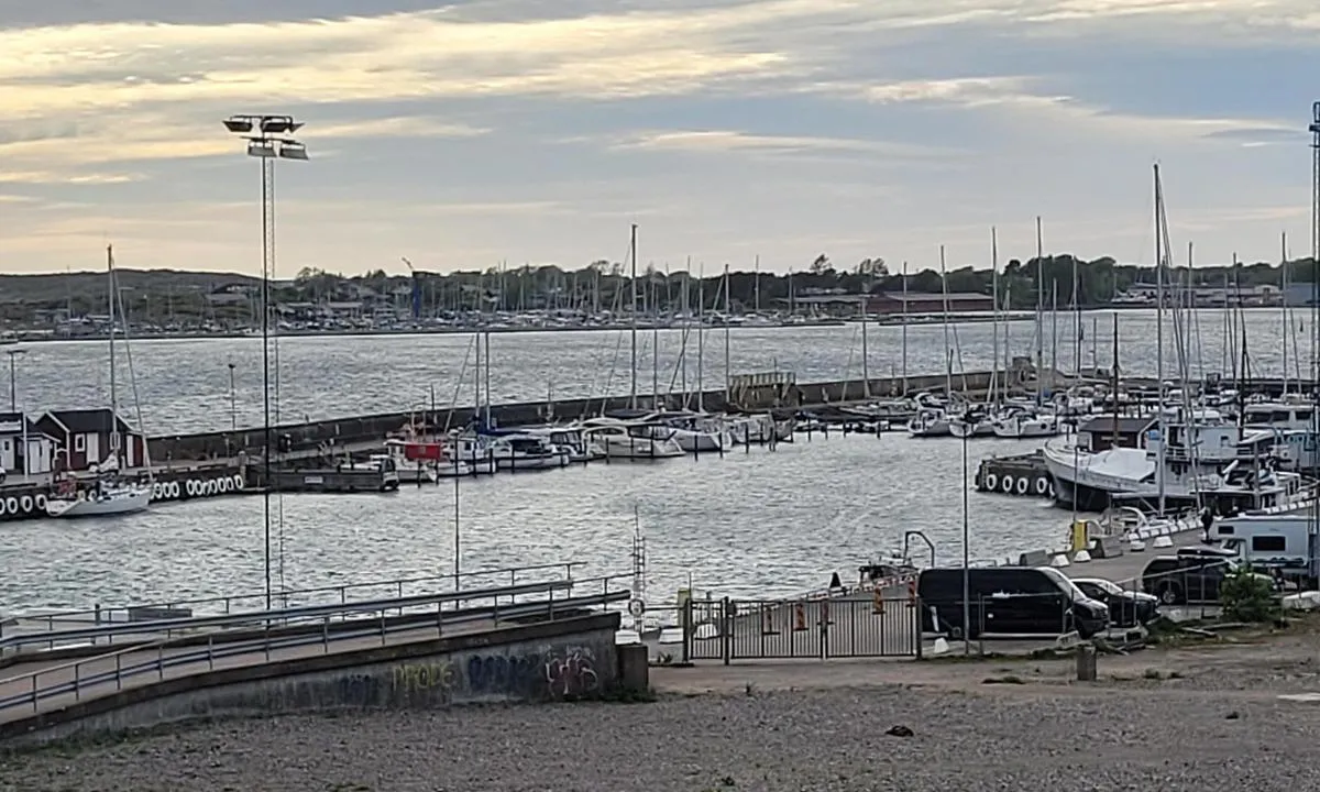Varberg - Innerhamnen: {"base": "de", "no": "Indre havn, i bakgrunnen innkj\u00f8rsel til handels- og indre havn. I det fjerne kan man se Getter\u00f6n marina.", "se": "Inre hamnen, i bakgrunden tillfart till handelshamnen och inre hamnen. I fj\u00e4rran kan man se Getter\u00f6ns marina.", "en": "Inner harbour, with access to the commercial and inner harbour in the background. In the distance, the Getter\u00f6n Marina can be seen.", "da": "Inderhavn, i baggrunden adgang til handels- og inderhavnen. I det fjerne kan man se Getter\u00f6n Marina.", "fr": "Port int\u00e9rieur, \u00e0 l'arri\u00e8re-plan l'acc\u00e8s au port commercial et au port int\u00e9rieur. Au loin, on aper\u00e7oit la Marina Getter\u00f6n.", "de": "Innenhafen, im Hintergrund Zufahrt zum Handelshafen und Innerhafen. In der Ferne ist die Marina Getter\u00f6n zu sehen.", "es": "Puerto interior, al fondo acceso al puerto comercial y puerto interior. A lo lejos se puede ver la Marina Getter\u00f6n.", "it": "Porto interno, sullo sfondo accesso al porto commerciale e al porto interno. In lontananza si pu\u00f2 vedere il Marina Getter\u00f6n.", "pt": "Porto interior, ao fundo acesso ao porto comercial e porto interior. Ao longe, pode-se ver a Marina Getter\u00f6n.", "nl": "Binnenhaven, op de achtergrond de toegang tot de handelshaven en de binnenhaven. In de verte is de Marina Getter\u00f6n te zien.", "pl": "Port Wewn\u0119trzny, w tle wjazd do portu handlowego i wewn\u0119trznego. W oddali wida\u0107 marin\u0119 Getter\u00f6n.", "uk": "\u0412\u043d\u0443\u0442\u0440\u0456\u0448\u043d\u044f \u0433\u0430\u0432\u0430\u043d\u044c, \u043d\u0430 \u0437\u0430\u0434\u043d\u044c\u043e\u043c\u0443 \u043f\u043b\u0430\u043d\u0456 \u0432\u0445\u0456\u0434 \u0434\u043e \u0442\u043e\u0440\u0433\u043e\u0432\u043e\u0433\u043e \u043f\u043e\u0440\u0442\u0443 \u0442\u0430 \u0432\u043d\u0443\u0442\u0440\u0456\u0448\u043d\u044c\u043e\u0457 \u0433\u0430\u0432\u0430\u043d\u0456. \u0412\u0434\u0430\u043b\u0438\u043d\u0456 \u0432\u0438\u0434\u043d\u043e \u043c\u0430\u0440\u0438\u043d\u0443 \u0413\u0435\u0442\u0442\u0435\u0440\u0435\u043d.", "ro": "Portul interior, \u00een fundal accesul c\u0103tre portul commercial \u0219i portul interior. \u00cen dep\u0103rtare se vede Marina Getter\u00f6n.", "tr": "\u0130\u00e7 liman, arka planda ticaret liman\u0131na ve i\u00e7 limana giri\u015f. Uzakta Marina Getter\u00f6n g\u00f6r\u00fclebiliyor.", "el": "\u0395\u03c3\u03c9\u03c4\u03b5\u03c1\u03b9\u03ba\u03cc \u03bb\u03b9\u03bc\u03ac\u03bd\u03b9, \u03c3\u03c4\u03bf \u03c0\u03b1\u03c1\u03b1\u03c3\u03ba\u03ae\u03bd\u03b9\u03bf \u03b7 \u03b5\u03af\u03c3\u03bf\u03b4\u03bf\u03c2 \u03c3\u03c4\u03bf \u03b5\u03bc\u03c0\u03bf\u03c1\u03b9\u03ba\u03cc \u03bb\u03b9\u03bc\u03ac\u03bd\u03b9 \u03ba\u03b1\u03b9 \u03c4\u03bf \u03b5\u03c3\u03c9\u03c4\u03b5\u03c1\u03b9\u03ba\u03cc \u03bb\u03b9\u03bc\u03ac\u03bd\u03b9. \u03a3\u03c4\u03bf \u03b2\u03ac\u03b8\u03bf\u03c2 \u03c6\u03b1\u03af\u03bd\u03b5\u03c4\u03b1\u03b9 \u03b7 \u03bc\u03b1\u03c1\u03af\u03bd\u03b1 Getter\u00f6n.", "cs": "Vnit\u0159n\u00ed p\u0159\u00edstav, v\u00a0pozad\u00ed vjezd do obchodn\u00edho p\u0159\u00edstavu a\u00a0vnit\u0159n\u00edho p\u0159\u00edstavu. V\u00a0d\u00e1lce je vid\u011bt marina Getter\u00f6n.", "hu": "Bels\u0151 kik\u00f6t\u0151, a h\u00e1tt\u00e9rben a kereskedelmi kik\u00f6t\u0151 \u00e9s a bels\u0151 kik\u00f6t\u0151 fel\u00e9 vezet\u0151 bej\u00e1rat. A t\u00e1volban l\u00e1that\u00f3 a Marin Getter\u00f6n.", "fi": "Sis\u00e4satama, taustalla p\u00e4\u00e4sy kaupalliselle satamalle ja sis\u00e4satamalle. Kaukaisuudessa n\u00e4kyy Getter\u00f6nin venesatama.", "bg": "\u0412\u044a\u0442\u0440\u0435\u0448\u043d\u043e \u043f\u0440\u0438\u0441\u0442\u0430\u043d\u0438\u0449\u0435, \u043d\u0430 \u0437\u0430\u0434\u0435\u043d \u043f\u043b\u0430\u043d \u0434\u043e\u0441\u0442\u044a\u043f\u044a\u0442 \u0434\u043e \u0442\u044a\u0440\u0433\u043e\u0432\u0441\u043a\u043e\u0442\u043e \u043f\u0440\u0438\u0441\u0442\u0430\u043d\u0438\u0449\u0435 \u0438 \u0412\u044a\u0442\u0440\u0435\u0448\u043d\u043e\u0442\u043e \u043f\u0440\u0438\u0441\u0442\u0430\u043d\u0438\u0449\u0435. \u0412 \u0434\u0430\u043b\u0435\u0447\u0438\u043d\u0430\u0442\u0430 \u0441\u0435 \u0432\u0438\u0436\u0434\u0430 \u043c\u0430\u0440\u0438\u043d\u0430\u0442\u0430 Getter\u00f6n.", "sr": "Unutra\u0161nja luka, u pozadini prilaz trgova\u010dkoj luci i unutra\u0161njoj luci. U daljini se vidi Marina Getter\u00f6n.", "et": "Sisesadam, taustal juurdep\u00e4\u00e4s kaubasadama ja sisesadama poole. Kauguses paistab Getter\u00f6ni jahtklubi.", "lv": "Iek\u0161\u0113j\u0101 osta, fon\u0101 pieeja tirdzniec\u012bbas ostai un iek\u0161\u0113jai ostai. T\u0101lum\u0101 redzama Getter\u0113nas jahtu osta.", "lt": "Vidinis uostas, fone \u012fva\u017eiavimas \u012f prekybos uost\u0105 ir vidin\u012f uost\u0105. Tolumoje matyti Getter\u00f6n prieplauka."}