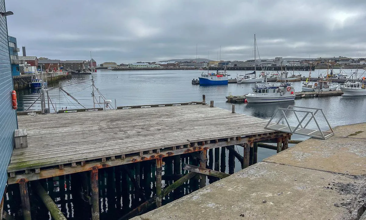 Vardø Havn: {"base": "no", "no": "Gjestebrygge med hurtigrutekaien og byen i bakgrunnen.", "se": "G\u00e4stbrygga med expresskajen och staden i bakgrunden.", "en": "Guest dock with the express boat quay and the city in the background.", "da": "G\u00e6stebro med hurtigrutekajen og byen i baggrunden.", "fr": "Pontons d\u2019amarrage pour visiteurs avec le quai de l'Express C\u00f4tier et la ville en arri\u00e8re-plan.", "de": "G\u00e4stepier mit dem Schnellbootkai und der Stadt im Hintergrund.", "es": "Muelle para visitantes con el muelle del barco r\u00e1pido y la ciudad en el fondo.", "it": "Molo per ospiti con il molo dei traghetti veloci e la citt\u00e0 sullo sfondo.", "pt": "Ponte de h\u00f3spedes com o cais do Hurtigruten e a cidade ao fundo.", "nl": "Gastensteiger met de snelbootkade en de stad op de achtergrond.", "pl": "Pomost dla go\u015bci z przystani\u0105 hurtigruten i miastem w tle.", "uk": "\u0413\u043e\u0441\u0442\u044c\u043e\u0432\u0438\u0439 \u043f\u0440\u0438\u0447\u0430\u043b \u0437 \u043f\u0440\u0438\u0447\u0430\u043b\u043e\u043c \u0448\u0432\u0438\u0434\u043a\u0456\u0441\u043d\u043e\u0433\u043e \u043f\u043e\u0440\u043e\u043c\u0430 \u0442\u0430 \u043c\u0456\u0441\u0442\u043e\u043c \u043d\u0430 \u0437\u0430\u0434\u043d\u044c\u043e\u043c\u0443 \u043f\u043b\u0430\u043d\u0456.", "ro": "Debarcader pentru oaspe\u021bi, cu cheiul pentru nave rapide \u0219i ora\u0219ul \u00een fundal.", "tr": "Misafir iskelesiyle ekspres gemiler iskelesi ve \u015fehir arka planda.", "el": "\u0391\u03c0\u03bf\u03b2\u03ac\u03b8\u03c1\u03b1 \u03b5\u03c0\u03b9\u03c3\u03ba\u03b5\u03c0\u03c4\u03ce\u03bd \u03bc\u03b5 \u03c4\u03bf\u03bd \u03c4\u03b5\u03c1\u03bc\u03b1\u03c4\u03b9\u03ba\u03cc \u03c3\u03c4\u03b1\u03b8\u03bc\u03cc \u03c4\u03b7\u03c2 \u03b3\u03c1\u03b1\u03bc\u03bc\u03ae\u03c2 Hurtigruten \u03ba\u03b1\u03b9 \u03c4\u03b7\u03bd \u03c0\u03cc\u03bb\u03b7 \u03c3\u03c4\u03bf \u03c0\u03b1\u03c1\u03b1\u03c3\u03ba\u03ae\u03bd\u03b9\u03bf.", "cs": "Hostuj\u00edc\u00ed molo s rychl\u00fdm p\u0159\u00edstavi\u0161t\u011bm a m\u011bstem v pozad\u00ed.", "hu": "Vend\u00e9gm\u00f3l\u00f3 a gyorsj\u00e1rat\u00fa haj\u00f3 termin\u00e1lj\u00e1val \u00e9s a v\u00e1rossal a h\u00e1tt\u00e9rben.", "fi": "Vieraslaituri taustallaan pikalaivaterminaali ja kaupunki.", "bg": "\u0413\u043e\u0441\u0442\u0443\u0432\u0430\u0442\u0435\u043b\u043d\u043e \u043f\u0440\u0438\u0441\u0442\u0430\u043d\u0438\u0449\u0435 \u0441 \u0442\u0435\u0440\u043c\u0438\u043d\u0430\u043b\u0430 \u0437\u0430 \u0431\u044a\u0440\u0437\u0438 \u043a\u043e\u0440\u0430\u0431\u0438 \u0438 \u0433\u0440\u0430\u0434\u0430 \u043d\u0430 \u0437\u0430\u0434\u0435\u043d \u043f\u043b\u0430\u043d.", "sr": "Pristani\u0161te za goste sa pristani\u0161tem za brze brodove i gradom u pozadini.", "et": "K\u00fclaliskai koos kiirlaeva kai ja linnaga taustal.", "lv": "Viesu piest\u0101tne ar \u0101trgaitas pr\u0101mju piest\u0101tni un pils\u0113tu fon\u0101.", "lt": "Sve\u010dio prieplauka su greitaeigi\u0173 laiv\u0173 krantine ir miestu fone."}