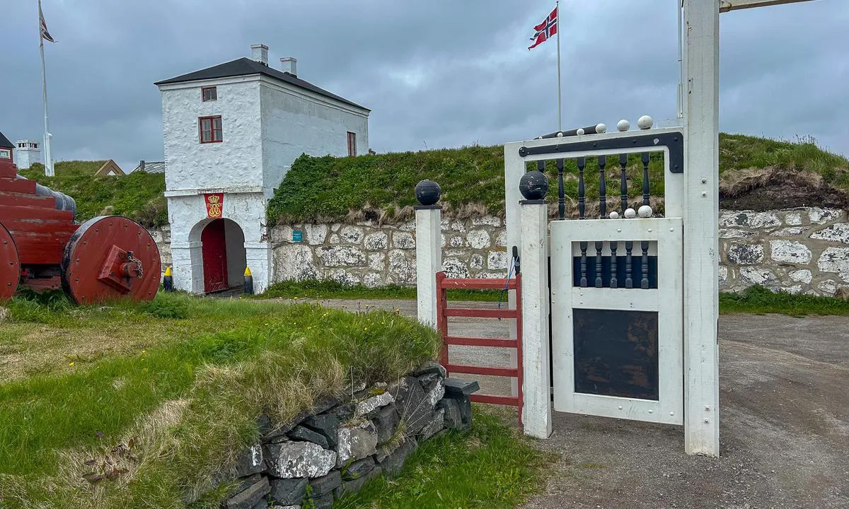 Vardø Havn: {"base": "no", "no": "Vard\u00f8hus festning. Det har v\u00e6rt festning p\u00e5 \u00f8ya siden 1300-tallet.", "se": "Vard\u00f6hus f\u00e4stning. Det har funnits en f\u00e4stning p\u00e5 \u00f6n sedan 1300-talet.", "en": "Vard\u00f8hus Fortress. There has been a fortress on the island since the 1300s.", "da": "Vard\u00f8hus f\u00e6stning. Der har v\u00e6ret f\u00e6stning p\u00e5 \u00f8en siden 1300-tallet.", "fr": "La forteresse de Vard\u00f8hus. Il y a eu une forteresse sur l'\u00eele depuis le XIVe si\u00e8cle.", "de": "Vard\u00f8hus Festung. Seit dem 14. Jahrhundert gibt es auf der Insel eine Festung.", "es": "Fortaleza de Vard\u00f8hus. Ha habido una fortaleza en la isla desde el siglo XIV.", "it": "La fortezza di Vard\u00f8hus. C'\u00e8 stata una fortezza sull'isola sin dal XIV secolo.", "pt": "Fortaleza de Vard\u00f8hus. Tem havido uma fortaleza na ilha desde o s\u00e9culo XIV.", "nl": "Vard\u00f8hus fort. Er is sinds de 14e eeuw een fort op het eiland.", "pl": "Twierdza Vard\u00f8hus. Twierdza na wyspie istnieje od XIV wieku.", "uk": "\u0424\u043e\u0440\u0442 \u0412\u0430\u0440\u0434\u044c\u043e\u0448\u0443\u0441. \u041d\u0430 \u0446\u044c\u043e\u043c\u0443 \u043e\u0441\u0442\u0440\u043e\u0432\u0456 \u0456\u0441\u043d\u0443\u0454 \u0444\u043e\u0440\u0442 \u0437 1300-\u0445 \u0440\u043e\u043a\u0456\u0432.", "ro": "Fort\u0103rea\u021ba Vard\u00f8hus. A existat o fort\u0103rea\u021b\u0103 pe insul\u0103 \u00eenc\u0103 din secolul al XIV-lea.", "tr": "Vard\u00f8hus kalesi. 1300'lerden beri adada kale bulunmaktad\u0131r.", "el": "\u03a4\u03bf \u03c6\u03c1\u03bf\u03cd\u03c1\u03b9\u03bf Vard\u00f8hus. \u0397 \u03cd\u03c0\u03b1\u03c1\u03be\u03b7 \u03c6\u03c1\u03bf\u03c5\u03c1\u03af\u03bf\u03c5 \u03c3\u03c4\u03bf \u03bd\u03b7\u03c3\u03af \u03c7\u03c1\u03bf\u03bd\u03bf\u03bb\u03bf\u03b3\u03b5\u03af\u03c4\u03b1\u03b9 \u03b1\u03c0\u03cc \u03c4\u03bf\u03bd 14\u03bf \u03b1\u03b9\u03ce\u03bd\u03b1.", "cs": "Pevnost Vard\u00f8hus. Pevnost na ostrov\u011b existuje od 14. stolet\u00ed.", "hu": "Vard\u00f8hus er\u0151d. A szigeten m\u00e1r a 14. sz\u00e1zad \u00f3ta l\u00e9tezik er\u0151d.", "fi": "Vard\u00f8husin linnoitus. Linnoitus on ollut saarella 1300-luvulta l\u00e4htien.", "bg": "\u041a\u0440\u0435\u043f\u043e\u0441\u0442\u0442\u0430 \u0412\u0430\u0440\u0434\u044c\u043e\u0445\u0443\u0441. \u041d\u0430 \u043e\u0441\u0442\u0440\u043e\u0432\u0430 \u0438\u043c\u0430 \u043a\u0440\u0435\u043f\u043e\u0441\u0442 \u043e\u0442 XIV \u0432\u0435\u043a.", "sr": "Vard\u00f8hus tvr\u0111ava. Tvr\u0111ava se na ostrvu nalazi od 14. veka.", "et": "Vard\u00f8hus kindlus. Saarel on olnud kindlus alates 1300. aastatest.", "lv": "Vardes Huzas cietoksnis. Uz salas ir bijis cietoksnis kop\u0161 14. gadsimta.", "lt": "Vard\u00f8hus tvirtov\u0117. Ant \u0161ios salos tvirtov\u0117 buvo statoma nuo XIV am\u017eiaus."}