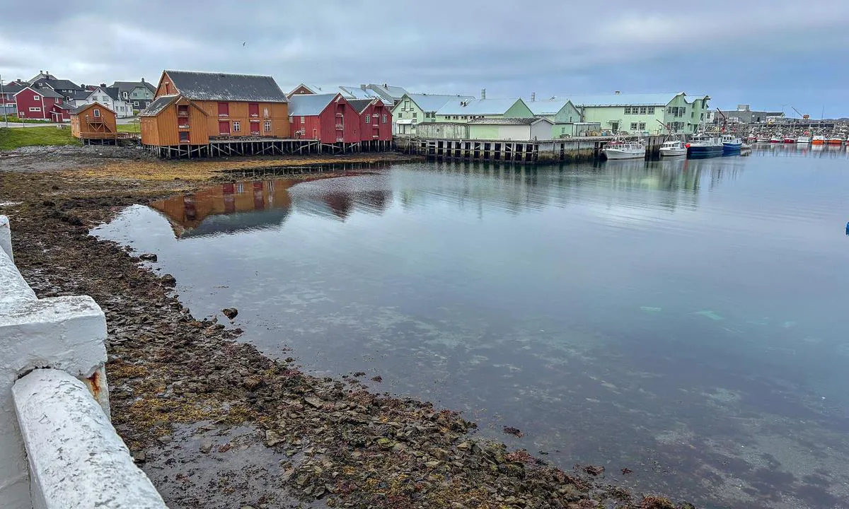 Vardø Havn: {"base": "no", "no": "Indre havn", "se": "Inre hamnen", "en": "Inner harbour", "da": "Indre havn", "fr": "Port int\u00e9rieur", "de": "Innere Hafen", "es": "Puerto interior", "it": "Porto interno", "pt": "Porto interno", "nl": "Binnenhaven", "pl": "Wewn\u0119trzny port", "uk": "\u0412\u043d\u0443\u0442\u0440\u0456\u0448\u043d\u044f \u0433\u0430\u0432\u0430\u043d\u044c", "ro": "Portul interior", "tr": "\u0130\u00e7 liman", "el": "\u0395\u03c3\u03c9\u03c4\u03b5\u03c1\u03b9\u03ba\u03cc \u03bb\u03b9\u03bc\u03ac\u03bd\u03b9", "cs": "Vnit\u0159n\u00ed p\u0159\u00edstav", "hu": "Bels\u0151 kik\u00f6t\u0151", "fi": "Sis\u00e4 satama", "bg": "\u0412\u044a\u0442\u0440\u0435\u0448\u043d\u043e \u043f\u0440\u0438\u0441\u0442\u0430\u043d\u0438\u0449\u0435", "sr": "Unutra\u0161nja luka", "et": "Sisemaine sadam", "lv": "Iek\u0161\u0113j\u0101 osta", "lt": "Vidin\u0117 uosto dalis"}