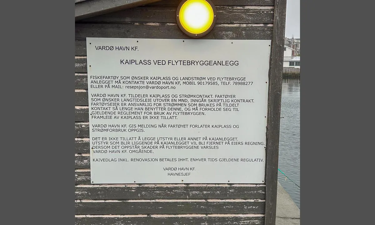 Vardø Havn: {"base": "no", "no": "Oppslag om hvordan du kontakter havnevakten", "se": "Anslag om hur du kontaktar hamnvakten", "en": "Notice on how to contact the harbor watch", "da": "Opslag om hvordan du kontakter havnevagten", "fr": "Information sur la fa\u00e7on de contacter la vigie du port", "de": "<p>Anschlag \u00fcber die Kontaktaufnahme mit dem Hafenw\u00e4chter</p>", "es": "Anuncio sobre c\u00f3mo contactar al vigilante del puerto", "it": "Avviso su come contattare la guardia portuale", "pt": "Aviso sobre como entrar em contato com a guarda portu\u00e1ria", "nl": "Mededeling over hoe je contact kunt opnemen met de havenwacht", "pl": "<strong>Informacje o tym, jak skontaktowa\u0107 si\u0119 ze stra\u017c\u0105 portow\u0105</strong>", "uk": "\u0406\u043d\u0444\u043e\u0440\u043c\u0430\u0446\u0456\u044f \u043f\u0440\u043e \u0442\u0435, \u044f\u043a \u0437\u0432'\u044f\u0437\u0430\u0442\u0438\u0441\u044f \u0437 \u043e\u0445\u043e\u0440\u043e\u043d\u043e\u044e \u0433\u0430\u0432\u0430\u043d\u0456", "ro": "Instruc\u021biuni despre cum s\u0103 contactezi paza portuar\u0103", "tr": "Liman g\u00fcvenli\u011fiyle nas\u0131l ileti\u015fime ge\u00e7ilece\u011fi hakk\u0131nda bilgi", "el": "\u0391\u03bd\u03ac\u03c1\u03c4\u03b7\u03c3\u03b7 \u03b3\u03b9\u03b1 \u03c4\u03bf \u03c0\u03ce\u03c2 \u03bd\u03b1 \u03b5\u03c0\u03b9\u03ba\u03bf\u03b9\u03bd\u03c9\u03bd\u03ae\u03c3\u03b5\u03c4\u03b5 \u03bc\u03b5 \u03c4\u03bf\u03bd \u03bb\u03b9\u03bc\u03b5\u03bd\u03ac\u03c1\u03c7\u03b7", "cs": "Informace o tom, jak kontaktovat p\u0159\u00edstavn\u00ed kontrolu", "hu": "Hirdet\u00e9sek arr\u00f3l, hogyan l\u00e9pheti kapcsolatba a kik\u00f6t\u0151\u0151rt", "fi": "Ilmoitus satamapalvelun yhteystiedoista", "bg": "\u0418\u043d\u0444\u043e\u0440\u043c\u0430\u0446\u0438\u044f \u0437\u0430 \u0442\u043e\u0432\u0430 \u043a\u0430\u043a \u0434\u0430 \u0441\u0435 \u0441\u0432\u044a\u0440\u0436\u0435\u0442\u0435 \u0441 \u043f\u0440\u0438\u0441\u0442\u0430\u043d\u0438\u0449\u043d\u0438\u044f \u043f\u0430\u0442\u0440\u0443\u043b", "sr": "Obave\u0161tenje o tome kako kontaktirati lu\u010dku stra\u017eu", "et": "Kuvand sellest, kuidas \u00fchendust v\u00f5tta sadamavalvuriga", "lv": "Pazi\u0146ojums par to, k\u0101 sazin\u0101ties ar ostas sardzi", "lt": "Informacija apie tai, kaip susisiekti su uosto bud\u0117toju"}