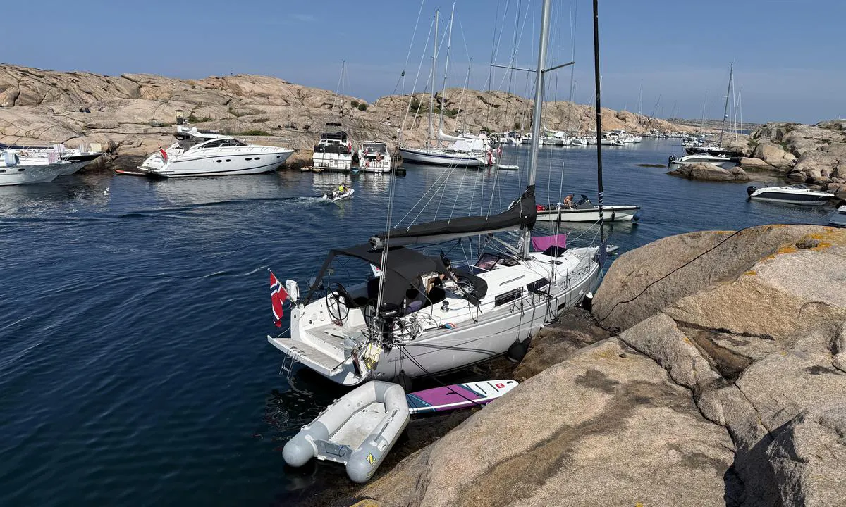 Vasholmarna: {"base": "no", "no": "Eneste(?) longsideplass for seilb\u00e5ter p\u00e5 \u00f8stsiden, syd i sundet. Bolter til alle fort\u00f8yninger og grillhylle p\u00e5 siden!", "se": "Enda(?) l\u00e5ngsidesplats f\u00f6r segelb\u00e5tar p\u00e5 \u00f6stsidan, s\u00f6der i sundet. Bultar f\u00f6r alla f\u00f6rt\u00f6jningar och grillhylla p\u00e5 sidan!", "en": "Only(?) alongside berth for sailboats on the east side, south in the strait. Bolts for all moorings and a grill shelf on the side!", "da": "Eneste (?) langsideliggeplads for sejlb\u00e5de p\u00e5 \u00f8stsiden, syd i sundet. Bolte til alle fort\u00f8jninger og grillhylde p\u00e5 siden!", "fr": "Le seul (?) emplacement longside pour voiliers sur le c\u00f4t\u00e9 est, au sud du d\u00e9troit. Des boulons pour tous les amarrages et une \u00e9tag\u00e8re \u00e0 grill sur le c\u00f4t\u00e9 !", "de": "Einziger(?) L\u00e4ngsseitsplatz f\u00fcr Segelboote auf der Ostseite, s\u00fcdlich im Sund. Bolzen f\u00fcr alle Festmacher und Grillregal an der Seite!", "es": "El \u00fanico(?) lugar de amarre de costado para veleros en el lado este, al sur del estrecho. \u00a1Pernos para todas las amarras y una parrilla en el lateral!", "it": "L'unico posto di ormeggio al fianco per barche a vela sul lato est, a sud del canale. Bulloni per tutti gli ormeggi e barbecue a lato!", "pt": "\u00danica(?) vaga de amarra\u00e7\u00e3o lateral para veleiros no lado leste, ao sul do estreito. Parafusos para todas as amarra\u00e7\u00f5es e prateleira de churrasco ao lado!", "nl": "Enige(?) langszijdeplaats voor zeilboten aan de oostzijde, zuid in de sund. Schroefbouten voor alle afmeerlijnen en een grillplank opzij!", "pl": "Jedyna(?) miejsce do cumowania burt\u0105 dla jacht\u00f3w \u017caglowych po wschodniej stronie, na po\u0142udniu cie\u015bniny. \u015aruby do wszystkich cumowa\u0144 i p\u00f3\u0142ka na grill z boku!", "uk": "\u0404\u0434\u0438\u043d\u0435(?) \u043c\u0456\u0441\u0446\u0435 \u0432\u0437\u0434\u043e\u0432\u0436 \u043f\u0440\u0438\u0447\u0430\u043b\u0443 \u0434\u043b\u044f \u0432\u0456\u0442\u0440\u0438\u043b\u044c\u043d\u0438\u043a\u0456\u0432 \u043d\u0430 \u0441\u0445\u0456\u0434\u043d\u043e\u043c\u0443 \u0431\u043e\u0446\u0456, \u043d\u0430 \u043f\u0456\u0432\u0434\u043d\u0456 \u043f\u0440\u043e\u0442\u043e\u043a\u0438. \u0411\u043e\u043b\u0442\u0438 \u0434\u043b\u044f \u0432\u0441\u0456\u0445 \u043a\u0440\u0456\u043f\u043b\u0435\u043d\u044c \u0456 \u043f\u043e\u043b\u0438\u0446\u044f \u0434\u043b\u044f \u0433\u0440\u0438\u043b\u044f \u0437\u0431\u043e\u043a\u0443!", "ro": "Singurul (?) loc pe lungime pentru veliere pe partea de est, \u00een sudul str\u00e2mtorii. Bol\u021buri pentru toate ancor\u0103rile \u0219i raft pentru gr\u0103tar pe lateral!", "tr": "Yaln\u0131zca do\u011fu taraf\u0131nda, ge\u00e7idin g\u00fcneyinde yelkenli tekneler i\u00e7in yana\u015fma yeri. Ba\u011flama i\u00e7in t\u00fcm yerlerde c\u0131vatalar ve yan tarafta mangal raf\u0131!", "el": "\u0397 \u03bc\u03cc\u03bd\u03b7(?) \u03b8\u03ad\u03c3\u03b7 \u03c0\u03bb\u03ac\u03b9-\u03c0\u03bb\u03ac\u03b9 \u03b3\u03b9\u03b1 \u03b9\u03c3\u03c4\u03b9\u03bf\u03c0\u03bb\u03bf\u03ca\u03ba\u03ac \u03c3\u03c4\u03b7 \u03b1\u03bd\u03b1\u03c4\u03bf\u03bb\u03b9\u03ba\u03ae \u03c0\u03bb\u03b5\u03c5\u03c1\u03ac, \u03bd\u03cc\u03c4\u03b9\u03b1 \u03c3\u03c4\u03bf \u03c3\u03c4\u03b5\u03bd\u03cc. \u039c\u03c0\u03bf\u03c5\u03bb\u03cc\u03bd\u03b9\u03b1 \u03b3\u03b9\u03b1 \u03cc\u03bb\u03b5\u03c2 \u03c4\u03b9\u03c2 \u03c0\u03c1\u03cc\u03c3\u03b4\u03b5\u03c3\u03b5\u03b9\u03c2 \u03ba\u03b1\u03b9 \u03c3\u03c7\u03ac\u03c1\u03b1 \u03b3\u03b9\u03b1 \u03c8\u03b7\u03c3\u03c4\u03b1\u03c1\u03b9\u03ac \u03c3\u03c4\u03bf \u03c0\u03bb\u03ac\u03b9!", "cs": "Jedin\u00e9(?) m\u00edsto na bok pro plachetnice na v\u00fdchodn\u00ed stran\u011b, ji\u017en\u011b v pr\u016flivu. \u0160rouby pro v\u0161echna kotven\u00ed a grilovac\u00ed police na stran\u011b!", "hu": "<p>Az egyetlen hosszoldalas kik\u00f6t\u0151hely vitorl\u00e1s haj\u00f3k sz\u00e1m\u00e1ra a sziget keleti oldal\u00e1n, a d\u00e9li szorosban. Csavarok minden r\u00f6gz\u00edt\u00e9shez \u00e9s grillez\u00e9si polc oldalir\u00e1nyban!</p>", "fi": "Ainoa(?) kylkipaikka purjeveneille it\u00e4isell\u00e4 puolella, salmen etel\u00e4osassa. Pultit kaikille kiinnityksille ja grillaushylly sivussa!", "bg": "\u0415\u0434\u0438\u043d\u0441\u0442\u0432\u0435\u043d\u043e\u0442\u043e (?) \u043c\u044f\u0441\u0442\u043e \u0437\u0430 \u043f\u0440\u0438\u0441\u0442\u0430\u0432\u0430\u043d\u0435 \u043d\u0430 \u0432\u0435\u0442\u0440\u043e\u0445\u043e\u0434\u043d\u0438 \u043b\u043e\u0434\u043a\u0438 \u043d\u0430 \u0438\u0437\u0442\u043e\u0447\u043d\u0430\u0442\u0430 \u0441\u0442\u0440\u0430\u043d\u0430, \u043d\u0430 \u044e\u0433 \u0432 \u043a\u0430\u043d\u0430\u043b\u0430. \u0411\u043e\u043b\u0442\u043e\u0432\u0435 \u0437\u0430 \u0432\u0441\u0438\u0447\u043a\u0438 \u0448\u0432\u0430\u0440\u0442\u043e\u0432\u0438 \u0432\u044a\u0436\u0435\u0442\u0430 \u0438 \u0441\u043a\u0430\u0440\u0430 \u0437\u0430 \u0431\u0430\u0440\u0431\u0435\u043a\u044e \u043e\u0442\u0441\u0442\u0440\u0430\u043d\u0438!", "sr": "Jedino (?) bo\u010dno mesto za jedrilice na isto\u010dnoj strani, ju\u017eno u prolazu. Spojnice za sve vezove i ro\u0161tilj polica sa strane!", "et": "Ainuke(?) l\u00e4nguseisukoht purjekatele idakaldal, l\u00f5unas v\u00e4inas. Poldid k\u00f5igi kinnituste jaoks ja grillriiul k\u00fcljel!", "lv": "Vien\u012bg\u0101 (?) garborta vieta bur\u0101\u0161anas laiv\u0101m austrumu pus\u0113, dienvidos \u0161aurum\u0101. Visiem enkuriem skr\u016bves un grila plaukts mal\u0101!", "lt": "Vienintel\u0117(?) vieta \u0161vartavimuisi su j\u016brin\u0117mis burlaiviais rytin\u0117je pus\u0117je, pietuose s\u0105siauryje. Bolts visiems s\u0105var\u017eoms ir griliaus lentyna \u0161one!"}