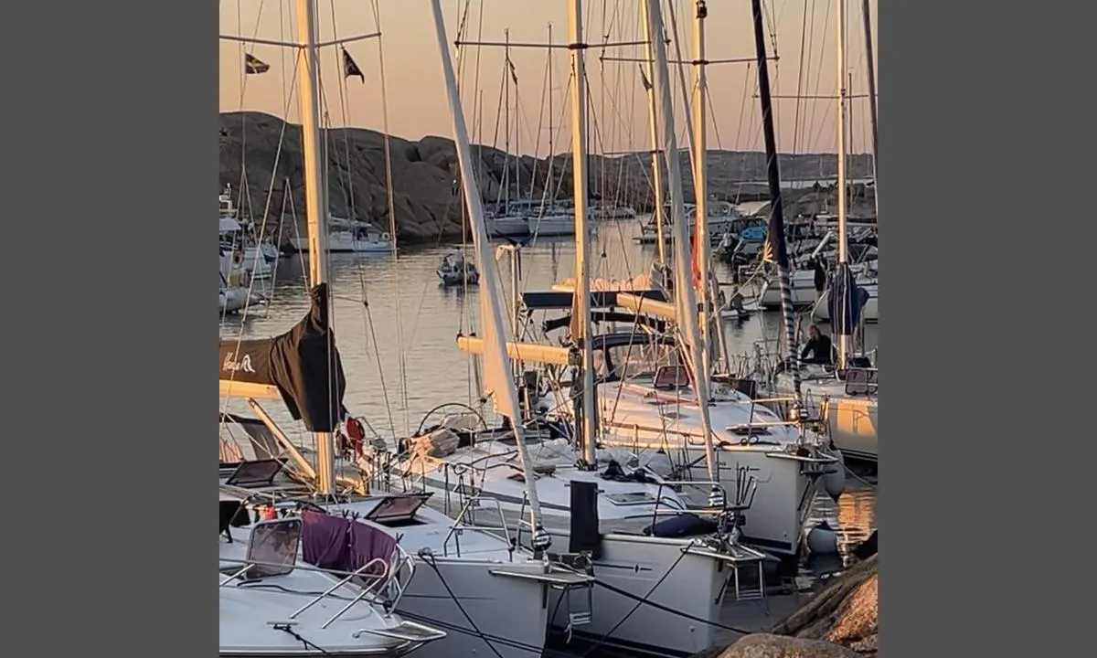 Vasholmarna: {"base": "no", "no": "Bildet er tatt p\u00e5 s\u00f8rvestsiddn av Lilla Vasholmen. Ikke alle kom helt til land.", "se": "Bilden \u00e4r tagen p\u00e5 sydv\u00e4stsidan av Lilla Vasholet. Inte alla kom \u00e4nda fram till land.", "en": "The picture is taken on the southwest side of Lilla Vasholmen. Not everyone made it all the way to shore.", "da": "Billedet er taget p\u00e5 sydvestsiden af Lilla Vasholmen. Ikke alle kom helt til lands.", "fr": "L'image est prise du c\u00f4t\u00e9 sud-ouest de Lilla Vasholmen. Tout le monde n'a pas atteint la terre ferme.", "de": "Das Bild wurde auf der S\u00fcdwestseite von Lilla Vasholmen aufgenommen. Nicht alle haben es bis ans Ufer geschafft.", "es": "La imagen fue tomada en el lado suroeste de Lilla Vasholmen. No todos llegaron completamente a tierra.", "it": "L'immagine \u00e8 stata scattata sul lato sud-ovest di Lilla Vasholmen. Non tutti sono arrivati fino alla riva.", "pt": "A imagem foi tirada no lado sudoeste de Lilla Vasholmen. Nem todos chegaram completamente \u00e0 terra.", "nl": "De foto is gemaakt aan de zuidwestkant van Lilla Vasholmen. Niet iedereen heeft de wal bereikt.", "pl": "Zdj\u0119cie zosta\u0142o zrobione na po\u0142udniowo-zachodniej stronie Lilla Vasholmen. Nie wszyscy dop\u0142yn\u0119li do brzegu.", "uk": "\u0417\u043e\u0431\u0440\u0430\u0436\u0435\u043d\u043d\u044f \u0437\u0440\u043e\u0431\u043b\u0435\u043d\u0435 \u043d\u0430 \u043f\u0456\u0432\u0434\u0435\u043d\u043d\u043e-\u0437\u0430\u0445\u0456\u0434\u043d\u0456\u0439 \u0441\u0442\u043e\u0440\u043e\u043d\u0456 \u041b\u0456\u043b\u043b\u0430 \u0412\u0430\u0448\u043e\u043b\u044c\u043c\u0435\u043d. \u041d\u0435 \u0432\u0441\u0456 \u0434\u0456\u0439\u0448\u043b\u0438 \u0434\u043e \u0431\u0435\u0440\u0435\u0433\u0430.", "ro": "Imaginea este f\u0103cut\u0103 pe malul de sud-vest al insulei Lilla Vasholmen. Nu to\u021bi au ajuns p\u00e2n\u0103 la \u021b\u0103rm.", "tr": "Resim Lilla Vasholmen\u2019in g\u00fcneybat\u0131 taraf\u0131nda \u00e7ekildi. Herkes karaya kadar ula\u015famad\u0131.", "el": "\u0397 \u03c6\u03c9\u03c4\u03bf\u03b3\u03c1\u03b1\u03c6\u03af\u03b1 \u03ad\u03c7\u03b5\u03b9 \u03c4\u03c1\u03b1\u03b2\u03b7\u03c7\u03c4\u03b5\u03af \u03b1\u03c0\u03cc \u03c4\u03b7\u03bd \u03bd\u03bf\u03c4\u03b9\u03bf\u03b4\u03c5\u03c4\u03b9\u03ba\u03ae \u03c0\u03bb\u03b5\u03c5\u03c1\u03ac \u03c4\u03b7\u03c2 Lilla Vasholmen. \u0394\u03b5\u03bd \u03ad\u03c6\u03c4\u03b1\u03c3\u03b1\u03bd \u03cc\u03bb\u03bf\u03b9 \u03bc\u03ad\u03c7\u03c1\u03b9 \u03c4\u03b7\u03bd \u03be\u03b7\u03c1\u03ac.", "cs": "Obr\u00e1zek byl po\u0159\u00edzen na jihoz\u00e1padn\u00ed stran\u011b ostr\u016fvku Lilla Vasholmen. Ne v\u0161ichni se dostali a\u017e na b\u0159eh.", "hu": "A k\u00e9p Lilla Vasholmen d\u00e9lnyugati oldal\u00e1n k\u00e9sz\u00fclt. Nem mindenkinek siker\u00fclt teljesen partot \u00e9rni.", "fi": "Kuva on otettu Lilla Vasholmenin lounaispuolelta. Kaikki eiv\u00e4t p\u00e4\u00e4sseet aivan rantaan asti.", "bg": "\u0421\u043d\u0438\u043c\u043a\u0430\u0442\u0430 \u0435 \u043d\u0430\u043f\u0440\u0430\u0432\u0435\u043d\u0430 \u043e\u0442 \u044e\u0433\u043e\u0437\u0430\u043f\u0430\u0434\u043d\u0430\u0442\u0430 \u0441\u0442\u0440\u0430\u043d\u0430 \u043d\u0430 \u041b\u0438\u043b\u0430 \u0412\u0430\u0448\u043e\u043b\u043c\u0435\u043d. \u041d\u0435 \u0432\u0441\u0438\u0447\u043a\u0438 \u0443\u0441\u043f\u044f\u0445\u0430 \u0434\u0430 \u0441\u0442\u0438\u0433\u043d\u0430\u0442 \u0434\u043e \u0431\u0440\u0435\u0433\u0430.", "sr": "\u0421\u043b\u0438\u043a\u0430 \u0458\u0435 \u0441\u043d\u0438\u043c\u0459\u0435\u043d\u0430 \u043d\u0430 \u0458\u0443\u0433\u043e\u0437\u0430\u043f\u0430\u0434\u043d\u043e\u0458 \u0441\u0442\u0440\u0430\u043d\u0438 \u041b\u0438\u043b\u0430 \u0412\u0430\u0448\u043e\u043b\u043c\u0435\u043d\u0430. \u041d\u0438\u0458\u0435 \u0441\u0432\u0430\u043a\u0438 \u0441\u0442\u0438\u0433\u0430\u043e \u0434\u043e \u043e\u0431\u0430\u043b\u0435.", "et": "Pilt on tehtud Lilla Vasholmeni edelak\u00fcljelt. K\u00f5ik ei j\u00f5udnud t\u00e4ielikult maale.", "lv": "Att\u0113ls uz\u0146emts Lilla Vasholmen dienvidrietumu pus\u0113. Ne visi tika l\u012bdz krastam.", "lt": "Nuotrauka daryta Lilla Vasholmen pietvakarin\u0117je pus\u0117je. Ne visi pasiek\u0117 krant\u0105."}