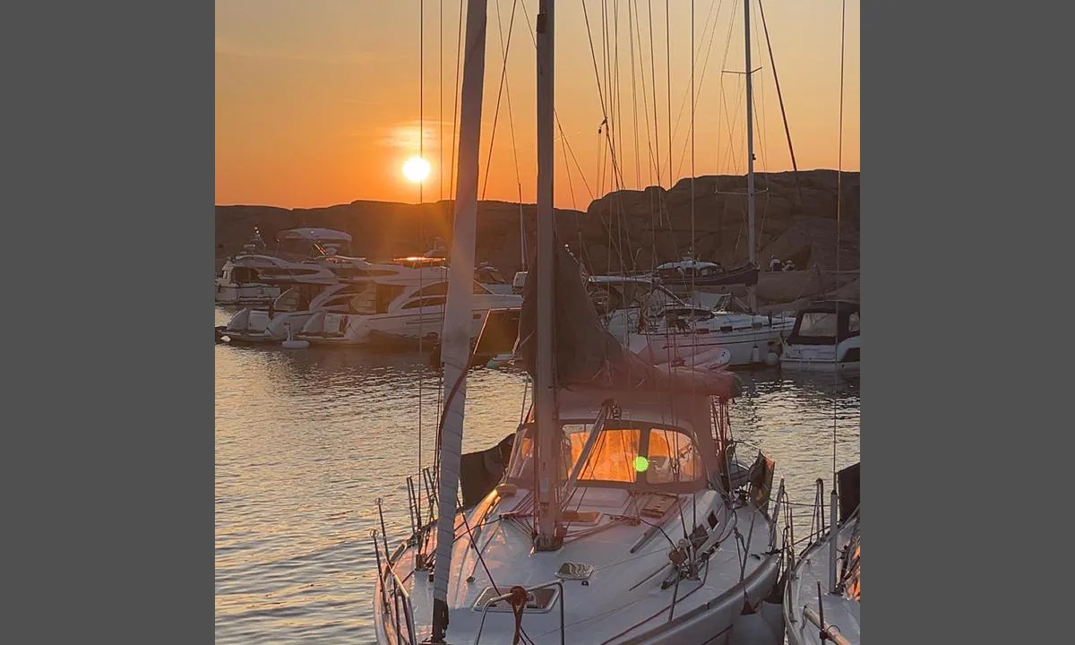Vasholmarna: {"base": "no", "no": "Bildet er tatt p\u00e5 s\u00f8rvestsiddn av Lilla Vasholmen", "se": "Bildet \u00e4r taget p\u00e5 sydv\u00e4stsidan av Lilla Vasholmen", "en": "The picture is taken on the southwest side of Lilla Vasholmen", "da": "Billedet er taget p\u00e5 sydvestsiden af Lilla Vasholmen", "fr": "L'image est prise sur le c\u00f4t\u00e9 sud-ouest de Lilla Vasholmen", "de": "Das Bild wurde auf der s\u00fcdwestlichen Seite von Lilla Vasholmen aufgenommen", "es": "La imagen est\u00e1 tomada en el lado suroeste de Lilla Vasholmen", "it": "L'immagine \u00e8 stata scattata sul lato sud-ovest di Lilla Vasholmen", "pt": "A imagem foi tirada no lado sudoeste da Lilla Vasholmen", "nl": "De afbeelding is genomen aan de zuidwestkant van Lilla Vasholmen", "pl": "Zdj\u0119cie zosta\u0142o zrobione po po\u0142udniowo-zachodniej stronie Lilla Vasholmen", "uk": "\u0417\u043e\u0431\u0440\u0430\u0436\u0435\u043d\u043d\u044f \u0437\u043d\u044f\u0442\u043e \u043d\u0430 \u043f\u0456\u0432\u0434\u0435\u043d\u043d\u043e-\u0437\u0430\u0445\u0456\u0434\u043d\u0456\u0439 \u0441\u0442\u043e\u0440\u043e\u043d\u0456 \u041b\u0456\u043b\u043b\u0430 \u0412\u0430\u0448\u043e\u043b\u044c\u043c\u0435\u043d", "ro": "Imaginea este f\u0103cut\u0103 \u00een partea de sud-vest a Lilla Vasholmen", "tr": "G\u00f6r\u00fcnt\u00fc Lilla Vasholmen'in g\u00fcneybat\u0131 taraf\u0131nda \u00e7ekilmi\u015ftir.", "el": "\u0397 \u03c6\u03c9\u03c4\u03bf\u03b3\u03c1\u03b1\u03c6\u03af\u03b1 \u03ad\u03c7\u03b5\u03b9 \u03c4\u03c1\u03b1\u03b2\u03b7\u03c7\u03c4\u03b5\u03af \u03c3\u03c4\u03b7 \u03bd\u03bf\u03c4\u03b9\u03bf\u03b4\u03c5\u03c4\u03b9\u03ba\u03ae \u03c0\u03bb\u03b5\u03c5\u03c1\u03ac \u03c4\u03bf\u03c5 Lilla Vasholmen", "cs": "Obr\u00e1zek byl po\u0159\u00edzen na jihoz\u00e1padn\u00ed stran\u011b Lilla Vasholmen", "hu": "A k\u00e9p Lilla Vasholmen d\u00e9lnyugati oldal\u00e1n k\u00e9sz\u00fclt", "fi": "Kuva on otettu Lilla Vasholmenin lounaispuolelta", "bg": "\u0421\u043d\u0438\u043c\u043a\u0430\u0442\u0430 \u0435 \u043d\u0430\u043f\u0440\u0430\u0432\u0435\u043d\u0430 \u043e\u0442 \u044e\u0433\u043e\u0437\u0430\u043f\u0430\u0434\u043d\u0430\u0442\u0430 \u0441\u0442\u0440\u0430\u043d\u0430 \u043d\u0430 \u041b\u0438\u043b\u0430 \u0412\u0430\u0448\u043e\u043b\u043c\u0435\u043d", "sr": "\u0421\u043b\u0438\u043a\u0430 \u0458\u0435 \u0441\u043d\u0438\u043c\u0459\u0435\u043d\u0430 \u043d\u0430 \u0458\u0443\u0433\u043e\u0437\u0430\u043f\u0430\u0434\u043d\u043e\u043c \u0434\u0435\u043b\u0443 \u041b\u0438\u043b\u043b\u0430 \u0412\u0430\u0448\u043e\u043b\u043c\u0435\u043d", "et": "Pilt on tehtud Lilla Vasholmen'i edelaosas", "lv": "Att\u0113ls uz\u0146emts Lilla Vasholmen dienvidrietumu pus\u0113", "lt": "Vaizdas darytas i\u0161 pietvakarin\u0117s Lilla Vasholmen pus\u0117s"}
