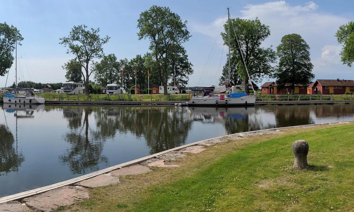 Vassbacken: {"base": "de", "no": "Utsikt fra havnekafeen mot gjestehavnen.", "se": "Utsikt fr\u00e5n hamnkaf\u00e9et \u00f6ver g\u00e4sthamnen.", "en": "View from the harbor caf\u00e9 to the guest harbor.", "da": "Udsigt fra havnecaf\u00e9en mod g\u00e6stehavnen.", "fr": "Vue depuis le caf\u00e9 du port sur le port de plaisance.", "de": "Blick vom Hafencaf\u00e9 auf den Gasthafen.", "es": "Vista desde el caf\u00e9 del puerto hacia el puerto deportivo.", "it": "Vista dal caff\u00e8 del porto sul porto degli ospiti.", "pt": "Vista do caf\u00e9 do porto para o porto de h\u00f3spedes.", "nl": "Uitzicht vanaf het havenkoffiehuis op de passantenhaven.", "pl": "Widok z kawiarni portowej na przysta\u0144 dla go\u015bci.", "uk": "<p>\u0412\u0438\u0434 \u0437 \u043a\u0430\u0444\u0435\u0442\u0435\u0440\u0456\u044e \u043d\u0430 \u0433\u043e\u0441\u0442\u0435\u0432\u0443 \u0433\u0430\u0432\u0430\u043d\u044c.</p>", "ro": "Priveli\u0219te de la cafeneaua portului spre portul de oaspe\u021bi.", "tr": "Marina kafesinden misafir liman\u0131na bak\u0131\u015f.", "el": "\u0398\u03ad\u03b1 \u03b1\u03c0\u03cc \u03c4\u03bf \u03ba\u03b1\u03c6\u03ad \u03c4\u03bf\u03c5 \u03bb\u03b9\u03bc\u03b1\u03bd\u03b9\u03bf\u03cd \u03c3\u03c4\u03bf \u03be\u03b5\u03bd\u03ce\u03bd\u03b1.", "cs": "Pohled z p\u0159\u00edstavn\u00ed kav\u00e1rny na hostuj\u00edc\u00ed p\u0159\u00edstav.", "hu": "Kil\u00e1t\u00e1s a kik\u00f6t\u0151 k\u00e1v\u00e9z\u00f3b\u00f3l a vend\u00e9ghaj\u00f3kik\u00f6t\u0151re.", "fi": "N\u00e4kym\u00e4 satamakahvilasta vierassatamaan.", "bg": "\u0418\u0437\u0433\u043b\u0435\u0434 \u043e\u0442 \u043a\u0430\u0444\u0435\u043d\u0435\u0442\u043e \u043d\u0430 \u043f\u0440\u0438\u0441\u0442\u0430\u043d\u0438\u0449\u0435\u0442\u043e \u043a\u044a\u043c \u0433\u043e\u0441\u0442\u0443\u0432\u0430\u0449\u043e\u0442\u043e \u043f\u0440\u0438\u0441\u0442\u0430\u043d\u0438\u0449\u0435.", "sr": "Pogled iz lu\u010dkog kafi\u0107a na pristani\u0161te za goste.", "et": "Vaade sadamakohvikust k\u00fclalissadamale.", "lv": "Skats no ostas kafejn\u012bcas uz viesu ostu.", "lt": "Vaizdas i\u0161 uosto kavin\u0117s \u012f sve\u010di\u0173 uost\u0105."}