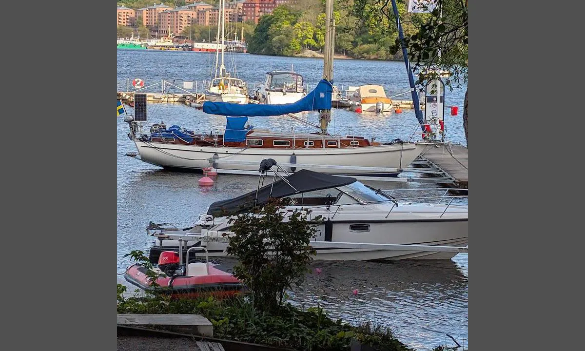 Västerbrohamnen Gästhamn: {"base": "en", "no": "Utsikt fra gaten, sent i mai.", "se": "En vy fr\u00e5n gatan, i slutet av maj.", "en": "A view from the street, in late May.", "da": "En udsigt fra gaden, i slutningen af maj.", "fr": "Une vue de la rue, fin mai.", "de": "Ein Blick von der Stra\u00dfe, Ende Mai.", "es": "Una vista desde la calle, a finales de mayo.", "it": "Una vista dalla strada, a fine maggio.", "pt": "Uma vista da rua, no final de maio.", "nl": "Een uitzicht vanaf de straat, eind mei.", "pl": "Widok z ulicy, pod koniec maja.", "uk": "\u0412\u0438\u0434 \u0437 \u0432\u0443\u043b\u0438\u0446\u0456, \u043d\u0430\u043f\u0440\u0438\u043a\u0456\u043d\u0446\u0456 \u0442\u0440\u0430\u0432\u043d\u044f.", "ro": "O vedere de pe strad\u0103, la sf\u00e2r\u0219itul lunii mai.", "tr": "May\u0131s ay\u0131n\u0131n sonlar\u0131nda, sokaktan bir manzara.", "el": "\u039c\u03b9\u03b1 \u03b8\u03ad\u03b1 \u03b1\u03c0\u03cc \u03c4\u03bf\u03bd \u03b4\u03c1\u03cc\u03bc\u03bf, \u03c3\u03c4\u03b1 \u03c4\u03ad\u03bb\u03b7 \u039c\u03b1\u0390\u03bf\u03c5.", "cs": "Pohled z ulice, na konci kv\u011btna.", "hu": "Utcai kil\u00e1t\u00e1s, m\u00e1jus v\u00e9g\u00e9n.", "fi": "N\u00e4kym\u00e4 kadulta, toukokuun lopulla.", "bg": "\u0418\u0437\u0433\u043b\u0435\u0434 \u043e\u0442 \u0443\u043b\u0438\u0446\u0430\u0442\u0430, \u0432 \u043a\u0440\u0430\u044f \u043d\u0430 \u043c\u0430\u0439.", "sr": "Pogled sa ulice, krajem maja.", "et": "Vaade t\u00e4navalt, mai l\u00f5pus.", "lv": "Skats no ielas, v\u0113l\u0101 maij\u0101.", "lt": "Vaizdas i\u0161 gatv\u0117s, v\u0117lyv\u0105 gegu\u017e\u0119."}