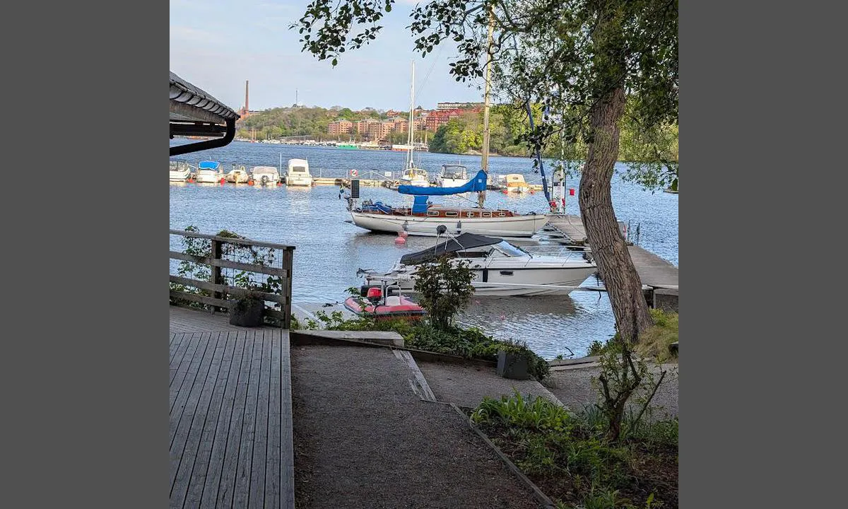 Västerbrohamnen Gästhamn: {"base": "en", "no": "Utsikt fra gaten, i slutten av mai.", "se": "En vy fr\u00e5n gatan, i slutet av maj.", "en": "A view from the street, in late May.", "da": "En udsigt fra gaden, i slutningen af maj.", "fr": "Une vue depuis la rue, \u00e0 la fin mai.", "de": "Ein Blick von der Stra\u00dfe, Ende Mai.", "es": "Una vista desde la calle, a finales de mayo.", "it": "Una vista dalla strada, a fine maggio.", "pt": "Uma vista da rua, no final de maio.", "nl": "Een uitzicht vanaf de straat, eind mei.", "pl": "Widok z ulicy, pod koniec maja.", "uk": "\u0412\u0438\u0434 \u0437 \u0432\u0443\u043b\u0438\u0446\u0456, \u043d\u0430\u043f\u0440\u0438\u043a\u0456\u043d\u0446\u0456 \u0442\u0440\u0430\u0432\u043d\u044f.", "ro": "O vedere de pe strad\u0103, la sf\u00e2r\u0219itul lunii mai.", "tr": "May\u0131s sonlar\u0131nda, sokaktan bir manzara.", "el": "\u039c\u03b9\u03b1 \u03b8\u03ad\u03b1 \u03b1\u03c0\u03cc \u03c4\u03bf\u03bd \u03b4\u03c1\u03cc\u03bc\u03bf, \u03c3\u03c4\u03b1 \u03c4\u03ad\u03bb\u03b7 \u039c\u03b1\u0390\u03bf\u03c5.", "cs": "Pohled z ulice, koncem kv\u011btna.", "hu": "Kil\u00e1t\u00e1s az utc\u00e1r\u00f3l, k\u00e9s\u0151 m\u00e1jusban.", "fi": "N\u00e4kym\u00e4 kadulta, toukokuun loppupuolella.", "bg": "\u0418\u0437\u0433\u043b\u0435\u0434 \u043e\u0442 \u0443\u043b\u0438\u0446\u0430\u0442\u0430 \u0432 \u043a\u0440\u0430\u044f \u043d\u0430 \u043c\u0430\u0439.", "sr": "Pogled s ulice, krajem maja.", "et": "Vaade t\u00e4navalt, mai l\u00f5pus.", "lv": "Skats no ielas, maija beig\u0101s.", "lt": "Vaizdas i\u0161 gatv\u0117s, v\u0117lyv\u0105 gegu\u017e\u0119."}