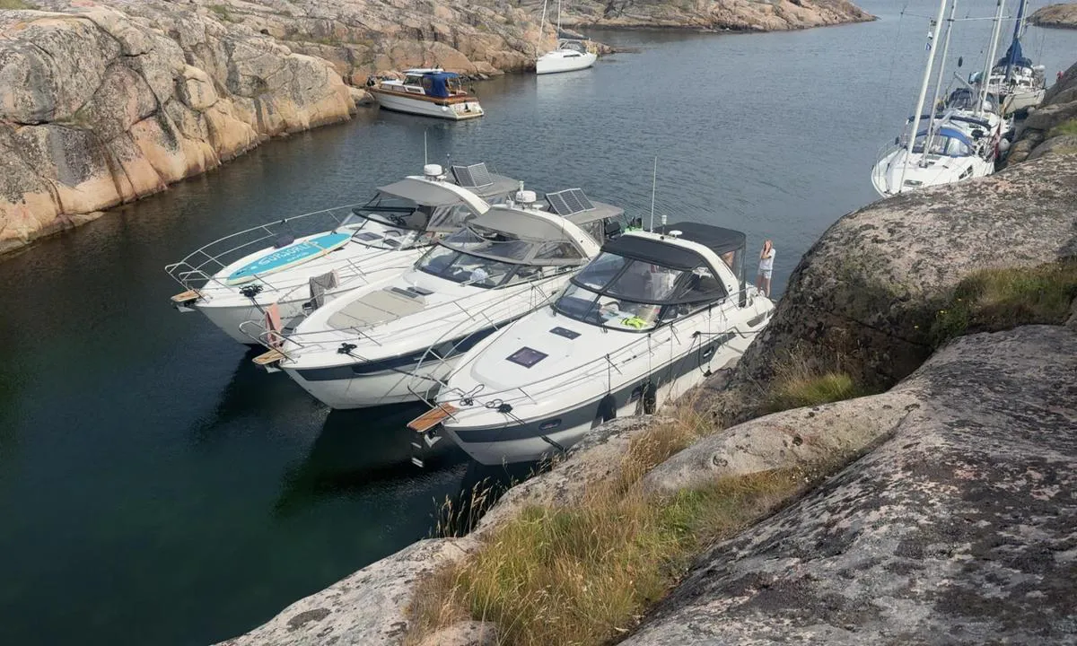 Vedholmen - Hamnholmen: {"base": "no", "no": "God plass b\u00e5de for longside og ankerfeste. Godt med bolter p\u00e5 begge sider.", "se": "Gott om plats b\u00e5de f\u00f6r l\u00e5ngsida och ankare. Gott om bultar p\u00e5 b\u00e5da sidor.", "en": "Good space both for alongside mooring and anchor berth. Plenty of bolts on both sides.", "da": "God plads b\u00e5de til langsiden og for ankerfeste. Gode bolte p\u00e5 begge sider.", "fr": "Bon espace tant pour l'accostage \u00e0 couple que pour l'ancrage. Bien \u00e9quip\u00e9 en boulons des deux c\u00f4t\u00e9s.", "de": "Platz genug sowohl f\u00fcr l\u00e4ngsseitiges Anlegen als auch f\u00fcr das Ankerman\u00f6ver. Gute Anzahl von Befestigungsbolzen auf beiden Seiten.", "es": "Buena disponibilidad tanto para amarrar de lado como para fondear. Buena cantidad de pernos en ambos lados.", "it": "Buono spazio sia per l'ormeggio laterale che per l'ancoraggio. Buone bitte su entrambi i lati.", "pt": "Bom espa\u00e7o tanto para atraca\u00e7\u00e3o lateral quanto para fundeio. Bons pontos de amarra\u00e7\u00e3o em ambos os lados.", "nl": "Ruime ligplaats zowel langszij als met anker. Goede verankering met bouten aan beide zijden.", "pl": "Dobre miejsce zar\u00f3wno dla cumowania na burt\u0119, jak i zakotwiczenia. Du\u017co \u015brub po obu stronach.", "uk": "\u0414\u043e\u0441\u0442\u0430\u0442\u043d\u044c\u043e \u043c\u0456\u0441\u0446\u044f \u044f\u043a \u0434\u043b\u044f \u0448\u0432\u0430\u0440\u0442\u0443\u0432\u0430\u043d\u043d\u044f \u0431\u043e\u0440\u0442\u043e\u043c, \u0442\u0430\u043a \u0456 \u0434\u043b\u044f \u044f\u043a\u0456\u0440\u043d\u043e\u0457 \u0441\u0442\u043e\u044f\u043d\u043a\u0438. \u0414\u043e\u0431\u0440\u0435 \u0437\u0430\u043a\u0440\u0456\u043f\u043b\u0435\u043d\u0456 \u0431\u043e\u043b\u0442\u0438 \u0437 \u043e\u0431\u043e\u0445 \u0441\u0442\u043e\u0440\u0456\u043d.", "ro": "Loc suficient at\u00e2t pentru acostare lateral\u0103, c\u00e2t \u0219i pentru ancorare. Bol\u021buri bune pe ambele p\u0103r\u021bi.", "tr": "Hem borda yana\u015fma hem de demirleme i\u00e7in bolca yer mevcut. Her iki tarafta da iyi durumda babalar var.", "el": "\u0386\u03c6\u03b8\u03bf\u03bd\u03bf\u03c2 \u03c7\u03ce\u03c1\u03bf\u03c2 \u03c4\u03cc\u03c3\u03bf \u03b3\u03b9\u03b1 \u03c0\u03bb\u03b5\u03c5\u03c1\u03b9\u03ba\u03ae \u03c0\u03c1\u03cc\u03c3\u03b4\u03b5\u03c3\u03b7 \u03cc\u03c3\u03bf \u03ba\u03b1\u03b9 \u03b3\u03b9\u03b1 \u03b1\u03b3\u03ba\u03c5\u03c1\u03bf\u03b2\u03cc\u03bb\u03b9\u03bf. \u039a\u03b1\u03bb\u03bf\u03af \u03b2\u03bf\u03bb\u03c4\u03bf\u03af \u03ba\u03b1\u03b9 \u03b1\u03c0\u03cc \u03c4\u03b9\u03c2 \u03b4\u03cd\u03bf \u03c0\u03bb\u03b5\u03c5\u03c1\u03ad\u03c2.", "cs": "Dobr\u00e9 m\u00edsto jak k bokov\u00e9mu kotven\u00ed, tak k ukotven\u00ed na kotvu. Na obou stran\u00e1ch je dost \u0161roub\u016f.", "hu": "J\u00f3 hely mind az oldals\u00f3 kik\u00f6t\u00e9shez, mind a horgonyz\u00e1shoz. Mindk\u00e9t oldalon b\u0151s\u00e9gesen vannak csavarok.", "fi": "Hyvin tilaa sek\u00e4 kylkikiinnitykselle ett\u00e4 ankkuroinnille. Hyvin pultteja molemmilla puolilla.", "bg": "\u0414\u043e\u0431\u0440\u043e \u043f\u0440\u043e\u0441\u0442\u0440\u0430\u043d\u0441\u0442\u0432\u043e \u043a\u0430\u043a\u0442\u043e \u0437\u0430 \u043f\u0440\u0438\u0441\u0442\u0430\u0432\u0430\u043d\u0435 \u043d\u0430 \u0431\u043e\u0440\u0434\u0430, \u0442\u0430\u043a\u0430 \u0438 \u0437\u0430 \u0445\u0432\u044a\u0440\u043b\u044f\u043d\u0435 \u043d\u0430 \u043a\u043e\u0442\u0432\u0430. \u0414\u043e\u0431\u0440\u0430 \u043d\u0430\u043b\u0438\u0447\u043d\u043e\u0441\u0442 \u043d\u0430 \u0431\u043e\u043b\u0442\u043e\u0432\u0435 \u043e\u0442 \u0434\u0432\u0435\u0442\u0435 \u0441\u0442\u0440\u0430\u043d\u0438.", "sr": "Dobar prostor za vezivanje brodom uz obalu i sidri\u0161te. Dobre sigurnosne kuke s obe strane.", "et": "Hea koht nii pardak\u00f5rvalseks kui ka ankrukoha jaoks. M\u00f5lemal k\u00fcljel on palju polte.", "lv": "Labas vietas gan piestiprin\u0101\u0161anai gar borta malu, gan enkurvietai. Ab\u0101s pus\u0113s ir daudz stiprin\u0101jumu.", "lt": "Gera vieta ir \u0161oninei daliai, ir inkarui. Daug tvirtinimo var\u017et\u0173 abiejose pus\u0117se."}