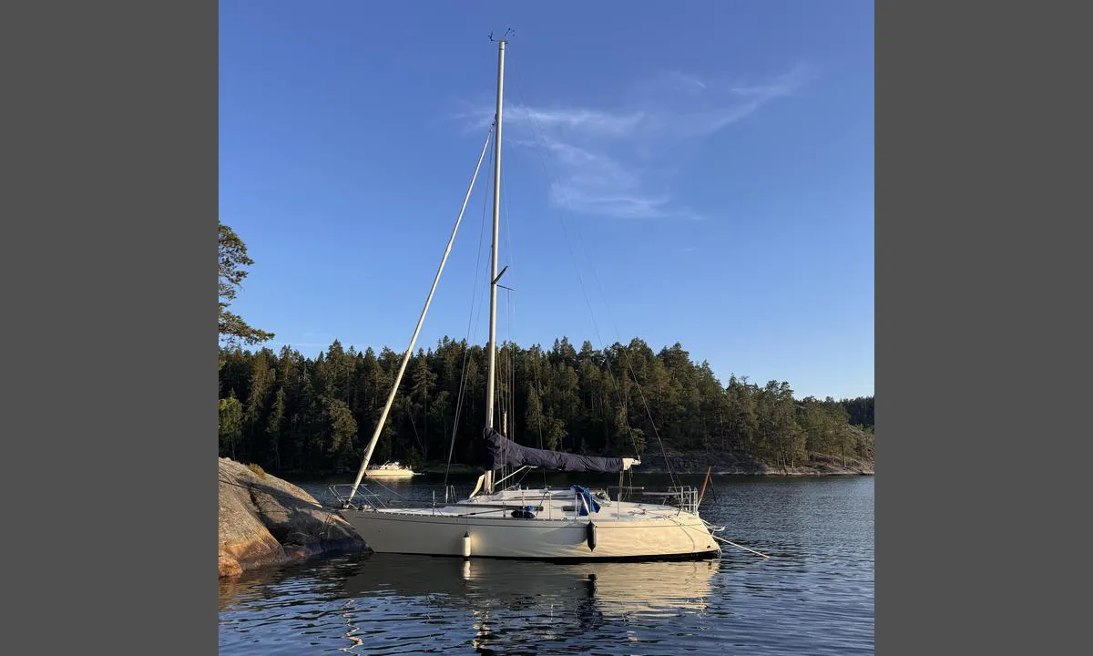 Velamsund - vik på östra sidann: {"base": "en", "no": "2026 fort\u00f8yning ved en stein", "se": "2026 f\u00f6rt\u00f6jning vid en klippa", "en": "2026 mooring at a rocks", "da": "2026 fort\u00f8jning ved klipper", "fr": "2026 mouillage sur des rochers", "de": "2026 Festmachen an Felsen", "es": "2026 amarre en las rocas", "it": "ormeggio su rocce al 2026", "pt": "2026 amarra\u00e7\u00e3o nas rochas", "nl": "2026 afmeren bij een rotsen", "pl": "2026 cumowanie przy ska\u0142ach", "uk": "\u0448\u0432\u0430\u0440\u0442\u0443\u0432\u0430\u043d\u043d\u044f \u0434\u043e \u043a\u0430\u043c\u0435\u043d\u0456\u0432 \u0443 2026 \u0440\u043e\u0446\u0456", "ro": "2026 acostare la st\u00e2nci", "tr": "2026 kayal\u0131klarda demirleme", "el": "2026 \u03c0\u03c1\u03cc\u03c3\u03b4\u03b5\u03c3\u03b7 \u03c3\u03b5 \u03b2\u03c1\u03ac\u03c7\u03b9\u03b1", "cs": "2026 kotven\u00ed u skal", "hu": "2026 kik\u00f6t\u00e9s szikl\u00e1khoz", "fi": "2026 kiinnittyminen kallioihin", "bg": "\u0448\u0432\u0430\u0440\u0442\u043e\u0432\u0430\u043d\u0435 \u043d\u0430 \u0441\u043a\u0430\u043b\u0438 \u043f\u0440\u0435\u0437 2026 \u0433.", "sr": "2026 privezivanje uz stene", "et": "2026 sildumine kivide juures", "lv": "2026 pietauvo\u0161an\u0101s pie klint\u012bm", "lt": "2026 \u0161vartavimasis prie uol\u0173"}