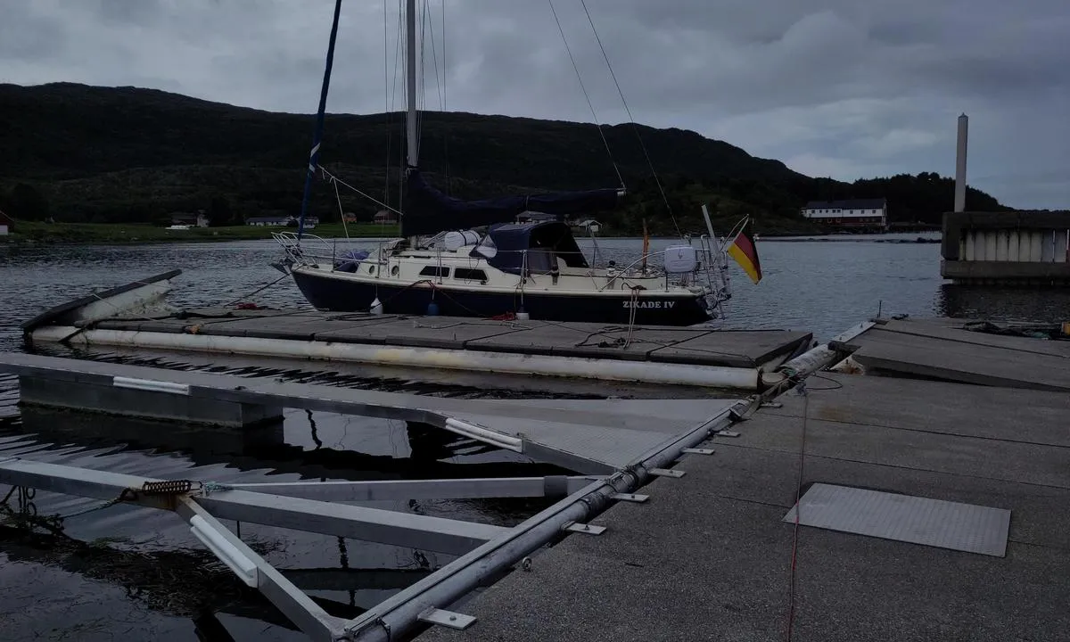 Vennesund: {"base": "de", "no": "Nordhavn skadet brygge", "se": "Norra hamnen skadad brygga", "en": "North Harbour damaged pier", "da": "Nordhavn beskadiget bro", "fr": "Port Nord Ponton endommag\u00e9", "de": "Nordhafen besch\u00e4digter Steg", "es": "Embarcadero da\u00f1ado del Puerto Norte", "it": "Molo danneggiato del porto nord", "pt": "Cais norte com ponte danificada", "nl": "Noordhaven beschadigde steiger", "pl": "P\u00f3\u0142nocny port uszkodzony pomost", "uk": "\u041f\u0456\u0432\u043d\u0456\u0447\u043d\u0438\u0439 \u043f\u043e\u0440\u0442 \u043f\u043e\u0448\u043a\u043e\u0434\u0436\u0435\u043d\u0430 \u043f\u0440\u0438\u0441\u0442\u0430\u043d\u044c", "ro": "Debarcaderul nordic avariat", "tr": "Kuzey Liman\u0131 hasarl\u0131 iskele", "el": "\u0392\u03cc\u03c1\u03b5\u03b9\u03bf \u03bb\u03b9\u03bc\u03ac\u03bd\u03b9 \u03ba\u03b1\u03c4\u03b5\u03c3\u03c4\u03c1\u03b1\u03bc\u03bc\u03ad\u03bd\u03b7 \u03c0\u03c1\u03bf\u03b2\u03bb\u03ae\u03c4\u03b1", "cs": "Severn\u00ed p\u0159\u00edstav po\u0161kozen\u00e9 molo", "hu": "\u00c9szaki kik\u00f6t\u0151 s\u00e9r\u00fclt m\u00f3l\u00f3", "fi": "Pohjoissatama vaurioitunut laituri", "bg": "\u0421\u0435\u0432\u0435\u0440\u043d\u043e \u043f\u0440\u0438\u0441\u0442\u0430\u043d\u0438\u0449\u0435 \u043f\u043e\u0432\u0440\u0435\u0434\u0435\u043d \u043a\u0435\u0439", "sr": "Severna luka o\u0161te\u0107eni gat", "et": "P\u00f5jasadam kahjustatud kai", "lv": "Zieme\u013cu osta boj\u0101ts pontons", "lt": "\u0160iaurin\u0117 uosto dalis - pa\u017eeistas prieplaukas"}