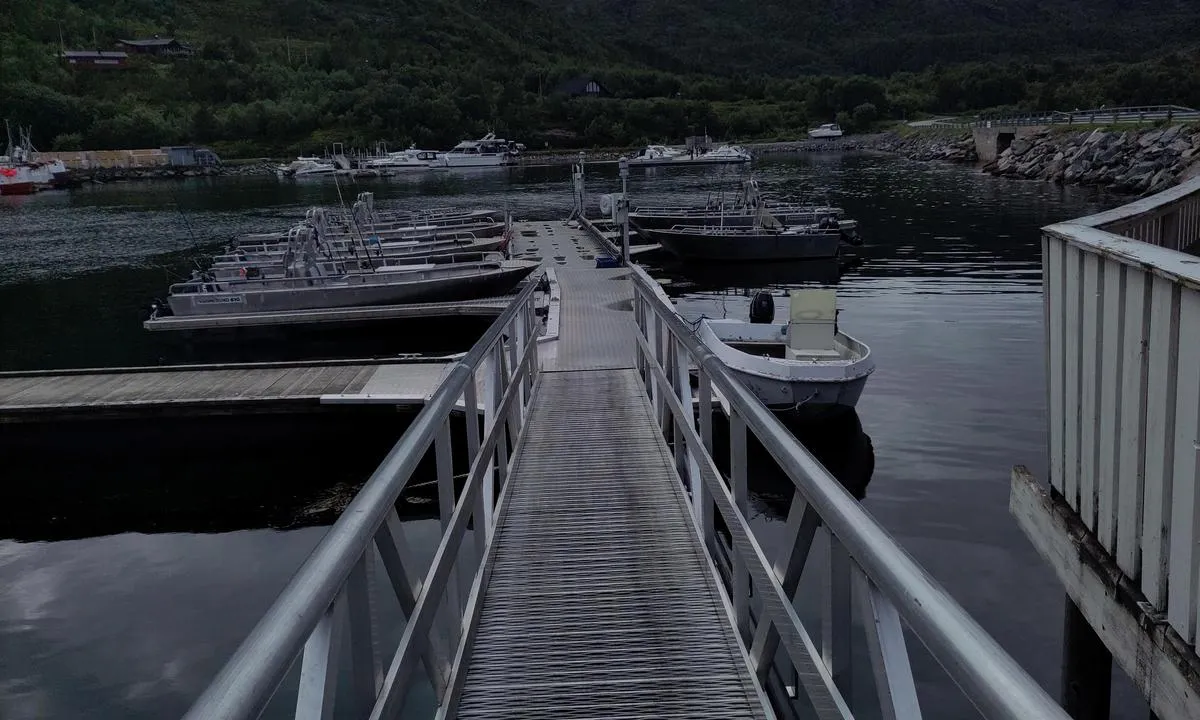 Vennesund: {"base": "de", "no": "Bryggeanlegg, gjesteplasser p\u00e5 enden. S\u00f8ndre havn", "se": "Bryggsystem, g\u00e4stplatser vid slutet. S\u00f6dra hamnen", "en": "Jetty, guest berths at the end. South Harbor", "da": "Broanl\u00e6g, g\u00e6stepladser for enden. Sydhavn", "fr": "Installation de ponton, places pour invit\u00e9s \u00e0 la fin. Port sud", "de": "Steganlage, Gastpl\u00e4tze am Ende. S\u00fcdhafen", "es": "Instalaci\u00f3n de muelles, plazas para hu\u00e9spedes al final. Puerto sur", "it": "Impianto del pontile, posti per gli ospiti alla fine. Porto sud", "pt": "Instala\u00e7\u00e3o de docas, lugares para visitantes no final. Porto Sul", "nl": "Steiger, gastenplaatsen aan het einde. Zuidhaven", "pl": "Pomosty, miejsca dla go\u015bci na ko\u0144cu. Port Po\u0142udniowy", "uk": "\u041f\u0440\u0438\u0447\u0430\u043b\u044c\u043d\u0430 \u0443\u0441\u0442\u0430\u043d\u043e\u0432\u043a\u0430, \u0433\u043e\u0441\u0442\u044c\u043e\u0432\u0456 \u043c\u0456\u0441\u0446\u044f \u0432 \u043a\u0456\u043d\u0446\u0456. \u041f\u0456\u0432\u0434\u0435\u043d\u043d\u0438\u0439 \u043f\u043e\u0440\u0442", "ro": "Instala\u021bia de ponton, locuri pentru oaspe\u021bi la cap\u0103t. Portul de Sud", "tr": "\u0130skele tesisat\u0131, misafir yerleri sonunda. G\u00fcney liman\u0131", "el": "\u03a0\u03c1\u03bf\u03b2\u03bb\u03ae\u03c4\u03b1, \u03b8\u03ad\u03c3\u03b5\u03b9\u03c2 \u03b5\u03c0\u03b9\u03c3\u03ba\u03b5\u03c0\u03c4\u03ce\u03bd \u03c3\u03c4\u03bf \u03c4\u03ad\u03bb\u03bf\u03c2. \u039d\u03cc\u03c4\u03b9\u03bf \u03bb\u03b9\u03bc\u03ac\u03bd\u03b9", "cs": "Molo, m\u00edsta pro hosty na konci. Ji\u017en\u00ed p\u0159\u00edstav", "hu": "St\u00e9g\u00e9pezet, vend\u00e9ghelyek a v\u00e9g\u00e9n. D\u00e9li kik\u00f6t\u0151", "fi": "Laituri, vieraspaikat p\u00e4\u00e4ss\u00e4. Etel\u00e4satama", "bg": "\u0412\u044a\u043b\u043d\u043e\u043b\u043e\u043c, \u043c\u0435\u0441\u0442\u0430 \u0437\u0430 \u0433\u043e\u0441\u0442\u0438 \u0432 \u043a\u0440\u0430\u044f. \u042e\u0436\u0435\u043d \u043f\u043e\u0440\u0442", "sr": "\u041f\u043e\u043d\u0442\u043e\u043d\u0430\u0441\u043a\u0430 \u0438\u043d\u0441\u0442\u0430\u043b\u0430\u0446\u0438\u0458\u0430, \u0433\u043e\u0441\u0442\u0443\u0458\u0443\u045b\u0430 \u043c\u0435\u0441\u0442\u0430 \u043d\u0430 \u043a\u0440\u0430\u0458\u0443. \u0408\u0443\u0436\u043d\u0430 \u043b\u0443\u043a\u0430", "et": "Kaiplatse, k\u00fclaliskohad l\u00f5pus. L\u00f5unasadam", "lv": "Piest\u0101t\u0146u sist\u0113ma, viesu vietas gal\u0101. Dienvidu osta", "lt": "Prieplaukos \u012franga, sve\u010di\u0173 vietos gale. Pietinis uostas"}