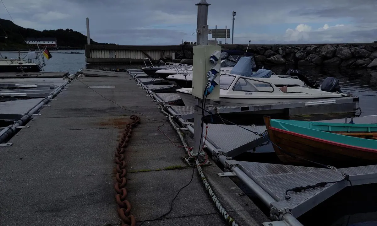 Vennesund: {"base": "de", "no": "Nordhavnen gjesteplass ved enden", "se": "Nordhamnen G\u00e4stplats vid slutet", "en": "North Harbour guest berth at the end", "da": "Nordhavn g\u00e6steplads ved enden", "fr": "Port nord Place d'amarrage invit\u00e9 \u00e0 la fin", "de": "Nordhafen Gastplatz am Ende", "es": "Puerto Norte. Lugar para invitados al final", "it": "Posto per visitatori alla fine del porto nord", "pt": "Porto Norte Lugar de h\u00f3spedes no fim", "nl": "Noordhaven Gastplaats aan het einde", "pl": "Przysta\u0144 p\u00f3\u0142nocna Miejsce dla go\u015bci na ko\u0144cu", "uk": "\u041f\u0456\u0432\u043d\u0456\u0447\u043d\u0430 \u0433\u0430\u0432\u0430\u043d\u044c \u0413\u043e\u0441\u0442\u044c\u043e\u0432\u0435 \u043c\u0456\u0441\u0446\u0435 \u0432 \u043a\u0456\u043d\u0446\u0456", "ro": "Locuri pentru oaspe\u021bi la cap\u0103tul portului de nord", "tr": "Kuzey Liman\u0131 Misafir Yeri Sonu", "el": "\u0392\u03cc\u03c1\u03b5\u03b9\u03bf \u03bb\u03b9\u03bc\u03ac\u03bd\u03b9 \u0398\u03ad\u03c3\u03b7 \u03b5\u03c0\u03b9\u03c3\u03ba\u03ad\u03c0\u03c4\u03b7 \u03c3\u03c4\u03bf \u03c4\u03ad\u03bb\u03bf\u03c2", "cs": "Severn\u00ed p\u0159\u00edstav. Hostuj\u00edc\u00ed m\u00edsto na konci.", "hu": "\u00c9szaki kik\u00f6t\u0151 Vend\u00e9ghely a v\u00e9g\u00e9n", "fi": "Pohjoissatama vieraspaikka lopussa", "bg": "\u0421\u0435\u0432\u0435\u0440\u043d\u043e \u043f\u0440\u0438\u0441\u0442\u0430\u043d\u0438\u0449\u0435 \u041c\u044f\u0441\u0442\u043e \u0437\u0430 \u0433\u043e\u0441\u0442\u0438 \u0432 \u043a\u0440\u0430\u044f", "sr": "\u0421\u0435\u0432\u0435\u0440\u043d\u0430 \u043b\u0443\u043a\u0430 \u0413\u043e\u0441\u0442\u0438\u043d\u0441\u043a\u043e \u043c\u0435\u0441\u0442\u043e \u043d\u0430 \u043a\u0440\u0430\u0458\u0443", "et": "P\u00f5jasadam K\u00fclaliskoht l\u00f5pus", "lv": "Zieme\u013cu osta viesu vieta gal\u0101", "lt": "\u0160iaurinis uostas Sve\u010di\u0173 prieplauka gale"}