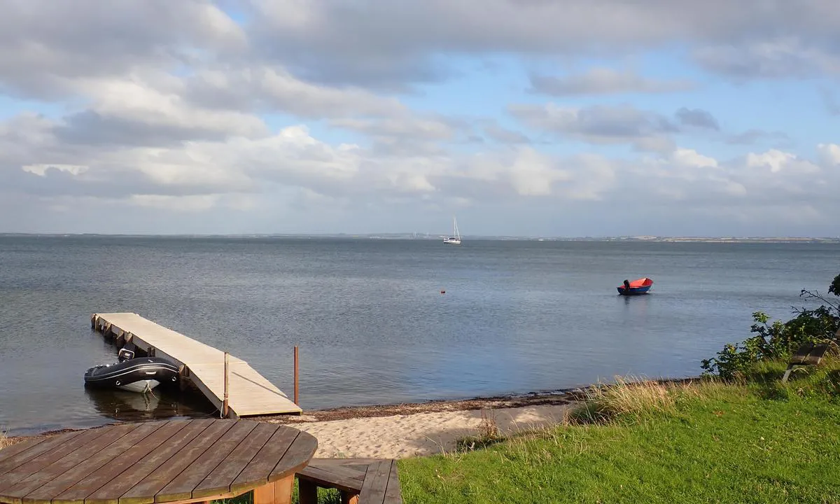 Venø bukt, fin ankerplass, kort tur inn med jolla. Det er to bøyer her også, men god plass og bunn til å ligge på svai. Det er langgrunt så helt inn til land kommer man ikke. God le for vestavinden. Venø byr på mange fine turer. En stor lagune på nordenden av øya, den kan man gå helt rundt (må vasse en kort bit). Reservat for sel, sannsynligheten for å se sel på nordøstenden er stor.