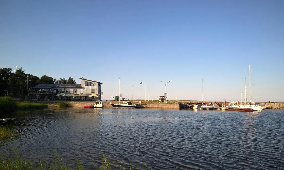 Vergi: Harbour and service building with restaurant.