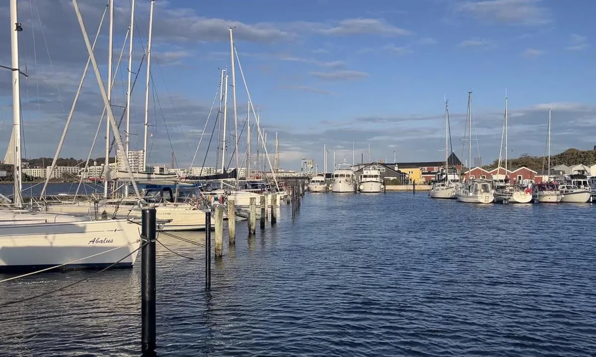 Vestre Baadehavn - Aalborg: {"base": "nl", "no": "Til venstre p\u00e5 bildet ligger b\u00e5tplassene til seilforeningen.", "se": "Till v\u00e4nster p\u00e5 bilden ligger platserna f\u00f6r segels\u00e4llskapet.", "en": "On the left in the photo, the berths of the sailing club.", "da": "Til venstre p\u00e5 billedet ligger sejlklubbens b\u00e5dpladser.", "fr": "\u00c0 gauche sur la photo, les postes d\u2019amarrage du club de voile.", "de": "Links auf dem Foto die Liegepl\u00e4tze des Segelvereins.", "es": "A la izquierda en la foto, los puestos de amarre del club n\u00e1utico.", "it": "A sinistra nella foto i posti barca del club velico.", "pt": "\u00c0 esquerda na foto, os lugares de ancoragem da associa\u00e7\u00e3o de vela.", "nl": "Links op de foto de ligplaatsen van de zeilvereniging.", "pl": "Po lewej stronie na zdj\u0119ciu miejsca postojowe \u017ceglarskiego klubu.", "uk": "\u0417\u043b\u0456\u0432\u0430 \u043d\u0430 \u0444\u043e\u0442\u043e \u043f\u0440\u0438\u0447\u0430\u043b\u0438 \u0434\u043b\u044f \u044f\u0445\u0442\u043e\u0432\u043e\u0433\u043e \u043a\u043b\u0443\u0431\u0443.", "ro": "\u00cen st\u00e2nga \u00een fotografie sunt locurile de acostare ale clubului de naviga\u021bie.", "tr": "Foto\u011fraf\u0131n solunda yelken kul\u00fcb\u00fcn\u00fcn ba\u011flama yerleri bulunmaktad\u0131r.", "el": "\u0391\u03c1\u03b9\u03c3\u03c4\u03b5\u03c1\u03ac \u03c3\u03c4\u03b7 \u03c6\u03c9\u03c4\u03bf\u03b3\u03c1\u03b1\u03c6\u03af\u03b1 \u03bf\u03b9 \u03b8\u03ad\u03c3\u03b5\u03b9\u03c2 \u03b1\u03b3\u03ba\u03c5\u03c1\u03bf\u03b2\u03bf\u03bb\u03af\u03b1\u03c2 \u03c4\u03b7\u03c2 \u03b9\u03c3\u03c4\u03b9\u03bf\u03c0\u03bb\u03bf\u03ca\u03ba\u03ae\u03c2 \u03bb\u03ad\u03c3\u03c7\u03b7\u03c2.", "cs": "Vlevo na fotografii kotvi\u0161t\u011b plachta\u0159sk\u00e9ho klubu.", "hu": "A k\u00e9pen balra a vitorl\u00e1sklub kik\u00f6t\u0151helyei l\u00e1that\u00f3k.", "fi": "Vasemmalla kuvassa purjehdusseuran paikat.", "bg": "\u0412\u043b\u044f\u0432\u043e \u043d\u0430 \u0441\u043d\u0438\u043c\u043a\u0430\u0442\u0430 \u0441\u0430 \u043c\u0435\u0441\u0442\u0430\u0442\u0430 \u0437\u0430 \u0437\u0430\u0441\u0442\u0430\u0432\u0430\u043d\u0435 \u043d\u0430 \u044f\u0445\u0442\u043a\u043b\u0443\u0431\u0430.", "sr": "\u041b\u0435\u0432\u043e \u043d\u0430 \u0444\u043e\u0442\u043e\u0433\u0440\u0430\u0444\u0438\u0458\u0438 \u0441\u0443 \u043c\u0435\u0441\u0442\u0430 \u0437\u0430 \u0432\u0435\u0437\u0438\u0432\u0430\u045a\u0435 \u0447\u0430\u043c\u0430\u0446\u0430 \u0458\u0435\u0434\u0440\u0435\u045b\u0435\u0433 \u0443\u0434\u0440\u0443\u0436\u0435\u045a\u0430.", "et": "Pildil vasakul purjetamis\u00fchenduse kaiikohad.", "lv": "Pa kreisi att\u0113l\u0101 redzamas bur\u0101\u0161anas kluba piest\u0101tnes.", "lt": "Kair\u0117je nuotraukoje - jachtklubo prieplaukos."}