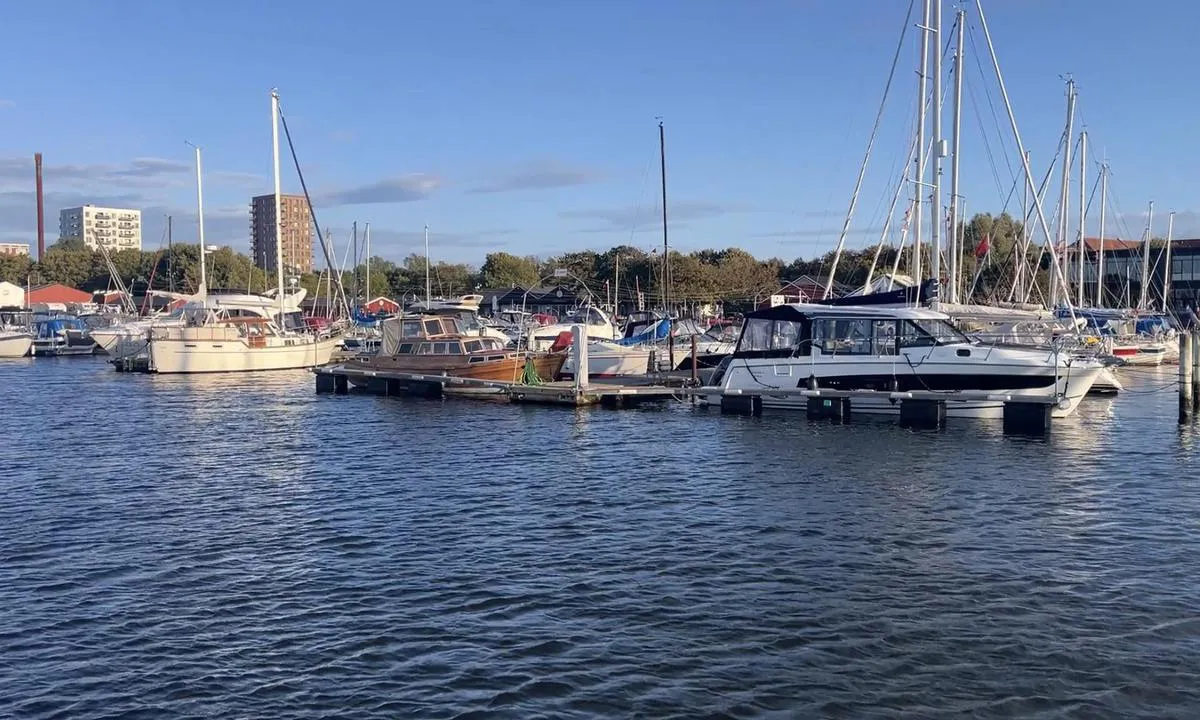 Vestre Baadehavn - Aalborg: {"base": "nl", "no": "Under innseiling til havnen.", "se": "Under infarten till hamnen.", "en": "When entering the harbor.", "da": "Under indsejlingen til havnen.", "fr": "Pendant l'entr\u00e9e dans le port.", "de": "Beim Einlaufen in den Hafen.", "es": "Durante la entrada al puerto.", "it": "Durante l'ingresso nel porto.", "pt": "Durante a entrada no porto.", "nl": "Tijdens het invaren van de haven.", "pl": "Podczas wp\u0142ywania do portu.", "uk": "\u041f\u0456\u0434 \u0447\u0430\u0441 \u0432\u0445\u043e\u0434\u0443 \u0432 \u0433\u0430\u0432\u0430\u043d\u044c.", "ro": "\u00cen timpul navig\u0103rii \u00een port.", "tr": "Liman giri\u015finde.", "el": "\u039a\u03b1\u03c4\u03ac \u03c4\u03b7\u03bd \u03b5\u03af\u03c3\u03bf\u03b4\u03bf \u03c3\u03c4\u03bf \u03bb\u03b9\u03bc\u03ac\u03bd\u03b9.", "cs": "P\u0159i vjezdu do p\u0159\u00edstavu.", "hu": "A kik\u00f6t\u0151be t\u00f6rt\u00e9n\u0151 behaj\u00f3z\u00e1s sor\u00e1n.", "fi": "Satamaan saapumisen aikana.", "bg": "\u041f\u043e \u0432\u0440\u0435\u043c\u0435 \u043d\u0430 \u0432\u043b\u0438\u0437\u0430\u043d\u0435 \u0432 \u043f\u0440\u0438\u0441\u0442\u0430\u043d\u0438\u0449\u0435\u0442\u043e.", "sr": "Tokom ulaska u luku.", "et": "Sadamasse sisses\u00f5idu ajal.", "lv": "Ieejot ost\u0101.", "lt": "\u012eplaukiant \u012f uost\u0105."}