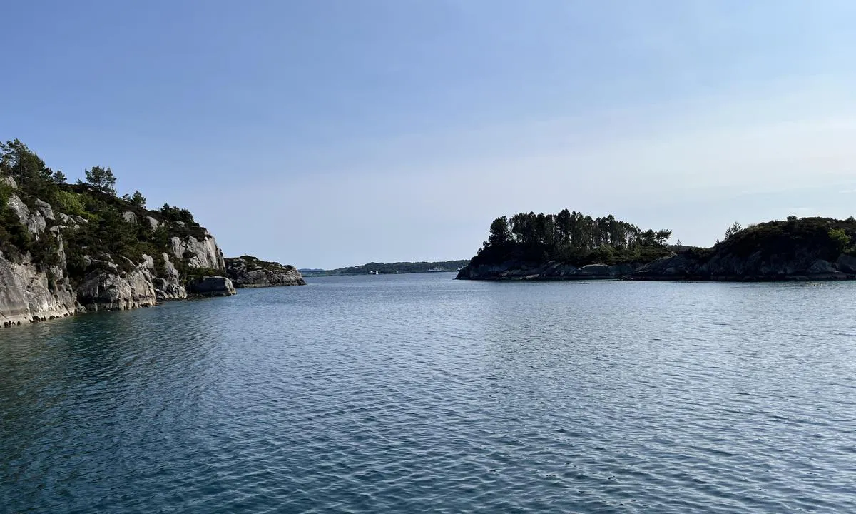 Vestre Kobbavågen: {"base": "en", "no": "S\u00f8r inngang", "se": "S\u00f6dra infarten", "en": "South entrance", "da": "Syd indgang", "fr": "Entr\u00e9e sud", "de": "S\u00fcdlicher Eingang", "es": "Entrada sur", "it": "Ingresso sud", "pt": "Entrada sul", "nl": "Zuidelijke ingang", "pl": "Po\u0142udniowe wej\u015bcie", "uk": "\u041f\u0456\u0432\u0434\u0435\u043d\u043d\u0438\u0439 \u0432\u0445\u0456\u0434", "ro": "Intrarea sudic\u0103", "tr": "G\u00fcney giri\u015fi", "el": "\u039d\u03cc\u03c4\u03b9\u03b1 \u03b5\u03af\u03c3\u03bf\u03b4\u03bf\u03c2", "cs": "Ji\u017en\u00ed vchod", "hu": "D\u00e9li bej\u00e1rat", "fi": "Etel\u00e4inen sis\u00e4\u00e4nk\u00e4ynti", "bg": "\u042e\u0436\u0435\u043d \u0432\u0445\u043e\u0434", "sr": "Ju\u017eni ulaz", "et": "L\u00f5una sissep\u00e4\u00e4s", "lv": "Dienvidu ieeja", "lt": "Pietinis \u012f\u0117jimas"}