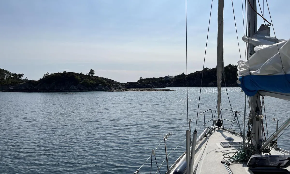 Vestre Kobbavågen: {"base": "en", "no": "Vestinngang, fra kart, ikke anbefalt for seilb\u00e5t", "se": "V\u00e4stra inloppet, fr\u00e5n sj\u00f6kort, inte rekommenderat f\u00f6r segelb\u00e5t", "en": "West entrance, from chart, not recommend for sailboat", "da": "Vestindgang, fra s\u00f8kort, ikke anbefalet for sejlb\u00e5d", "fr": "Entr\u00e9e ouest, d'apr\u00e8s la carte, non recommand\u00e9e pour les voiliers", "de": "Westlicher Eingang, laut Seekarte, f\u00fcr Segelboote nicht empfohlen", "es": "Entrada oeste, seg\u00fan la carta n\u00e1utica, no recomendada para veleros", "it": "Ingresso ovest, dalla carta nautica, non raccomandato per le barche a vela", "pt": "Entrada oeste, conforme o mapa, n\u00e3o recomendada para veleiro", "nl": "Westelijke ingang, van de kaart, niet aanbevolen voor zeilboot", "pl": "Zachodnie wej\u015bcie, wed\u0142ug mapy, niezalecane dla \u017cagl\u00f3wki", "uk": "\u0417\u0430\u0445\u0456\u0434\u043d\u0438\u0439 \u0432\u0445\u0456\u0434, \u0437\u0430 \u043a\u0430\u0440\u0442\u043a\u043e\u044e, \u043d\u0435 \u0440\u0435\u043a\u043e\u043c\u0435\u043d\u0434\u043e\u0432\u0430\u043d\u0438\u0439 \u0434\u043b\u044f \u043f\u0430\u0440\u0443\u0441\u043d\u0438\u0445 \u0441\u0443\u0434\u0435\u043d", "ro": "Intrarea de vest, conform diagramei, nu este recomandat\u0103 pentru veliere", "tr": "Bat\u0131 giri\u015fi, haritadan, yelkenli tekne i\u00e7in \u00f6nerilmez", "el": "\u0394\u03c5\u03c4\u03b9\u03ba\u03ae \u03b5\u03af\u03c3\u03bf\u03b4\u03bf\u03c2, \u03b1\u03c0\u03cc \u03c7\u03ac\u03c1\u03c4\u03b7, \u03b4\u03b5\u03bd \u03c3\u03c5\u03bd\u03b9\u03c3\u03c4\u03ac\u03c4\u03b1\u03b9 \u03b3\u03b9\u03b1 \u03b9\u03c3\u03c4\u03b9\u03bf\u03c6\u03cc\u03c1\u03bf", "cs": "Z\u00e1padn\u00ed vchod, dle mapy, nen\u00ed doporu\u010deno pro plachetnice", "hu": "Nyugati bej\u00e1rat, a t\u00e9rk\u00e9pr\u0151l, vitorl\u00e1snak nem aj\u00e1nlott", "fi": "L\u00e4nsisis\u00e4\u00e4nk\u00e4ynti, kartasta, ei suositella purjeveneille", "bg": "\u0417\u0430\u043f\u0430\u0434\u0435\u043d \u0432\u0445\u043e\u0434, \u0441\u043f\u043e\u0440\u0435\u0434 \u043a\u0430\u0440\u0442\u0430\u0442\u0430, \u043d\u0435 \u0441\u0435 \u043f\u0440\u0435\u043f\u043e\u0440\u044a\u0447\u0432\u0430 \u0437\u0430 \u0432\u0435\u0442\u0440\u043e\u0445\u043e\u0434\u043d\u0438 \u043b\u043e\u0434\u043a\u0438", "sr": "Zapadni ulaz, prema karti, nije preporu\u010dljivo za jedrilice", "et": "L\u00e4\u00e4ne sissep\u00e4\u00e4s, kaardilt, ei soovitata purjekatele", "lv": "Rietumu ieeja, no kartes, nav ieteicams buru laiv\u0101m", "lt": "Vakarinis \u012fplaukimas, pagal navigacin\u0119 schem\u0105, nerekomenduojamas burvaltei"}