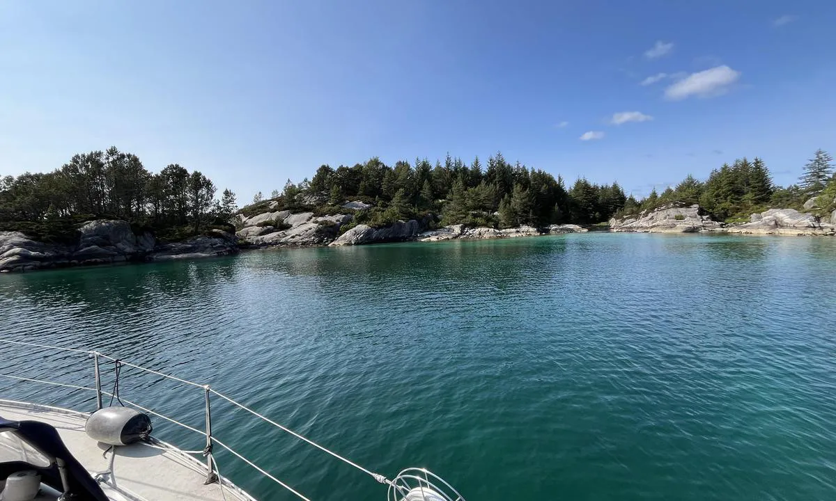 Vestre Kobbavågen: {"base": "en", "no": "Bukt med utsikt mot nord.", "se": "Bukt med utsikt norrut.", "en": "Bay looking north.", "da": "Bugt med udsigt mod nord.", "fr": "Baie orient\u00e9e vers le nord.", "de": "Bucht mit Blick nach Norden.", "es": "Bah\u00eda mirando al norte.", "it": "Baia rivolta a nord.", "pt": "Ba\u00eda olhando para o norte.", "nl": "Baai kijkend naar het noorden.", "pl": "Zatoka z widokiem na p\u00f3\u0142noc.", "uk": "\u0411\u0443\u0445\u0442\u0430, \u0449\u043e \u0434\u0438\u0432\u0438\u0442\u044c\u0441\u044f \u043d\u0430 \u043f\u0456\u0432\u043d\u0456\u0447.", "ro": "Golful privind spre nord.", "tr": "Kuzeye bakan k\u00f6rfez.", "el": "\u039a\u03cc\u03bb\u03c0\u03bf\u03c2 \u03bc\u03b5 \u03b8\u03ad\u03b1 \u03c0\u03c1\u03bf\u03c2 \u03c4\u03bf\u03bd \u03b2\u03bf\u03c1\u03c1\u03ac.", "cs": "Z\u00e1toka sm\u011b\u0159uj\u00edc\u00ed na sever.", "hu": "\u00d6b\u00f6l \u00e9szak fel\u00e9 n\u00e9z.", "fi": "Lahti katsoen pohjoiseen.", "bg": "\u0417\u0430\u043b\u0438\u0432 \u0441 \u0438\u0437\u0433\u043b\u0435\u0434 \u043d\u0430 \u0441\u0435\u0432\u0435\u0440.", "sr": "Zaliv gleda ka severu.", "et": "Laht vaatega p\u00f5hja poole.", "lv": "L\u012bcis, skatoties uz zieme\u013ciem.", "lt": "\u012elanka vaizduojant \u0161iaur\u0119."}